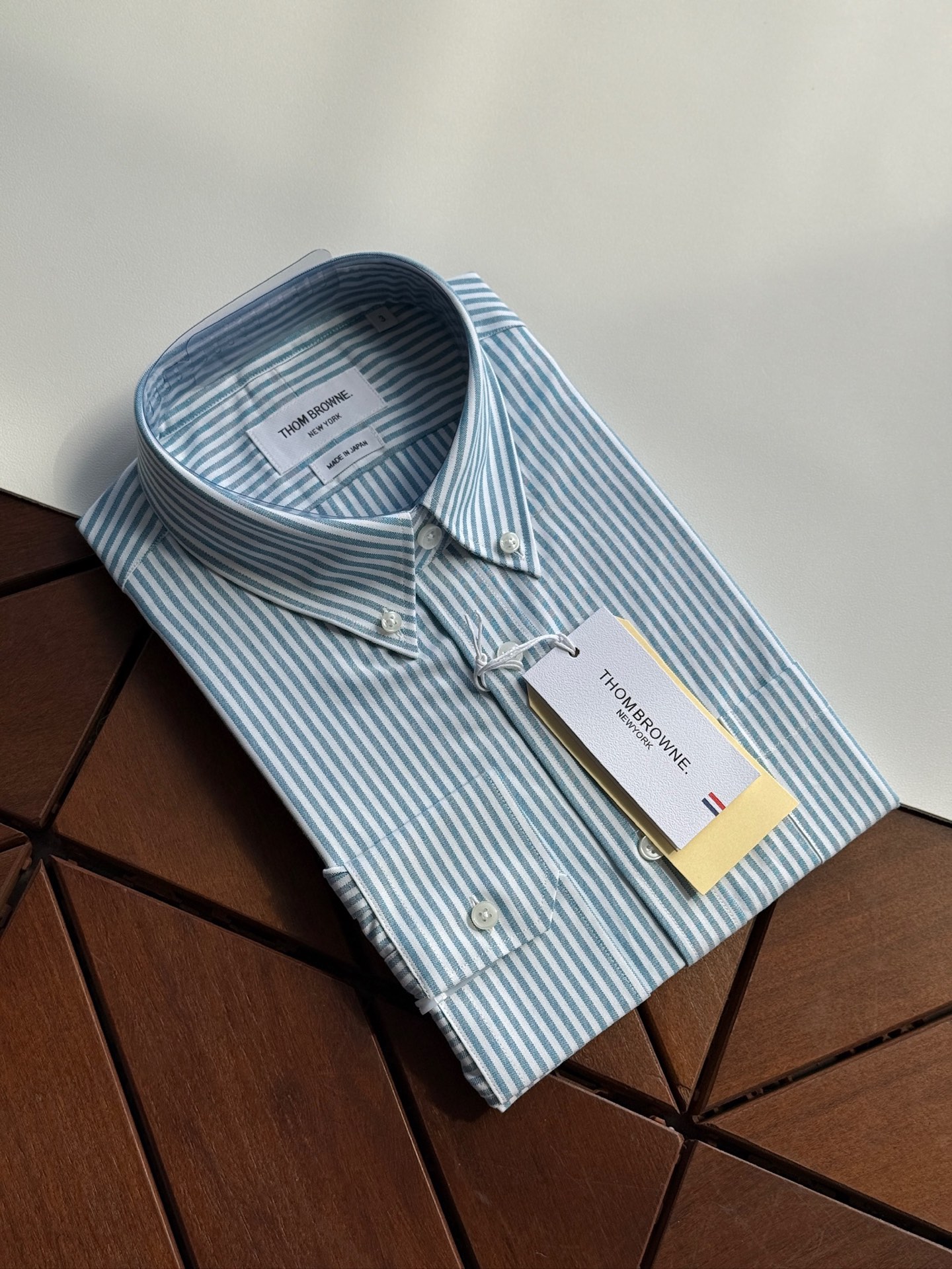 【蒂芙尼蓝色，爆款到货 到货 TB布朗尼，复古风潮条纹牛津纺面料与实穿性能间找到巧妙平衡，采用简约的基础