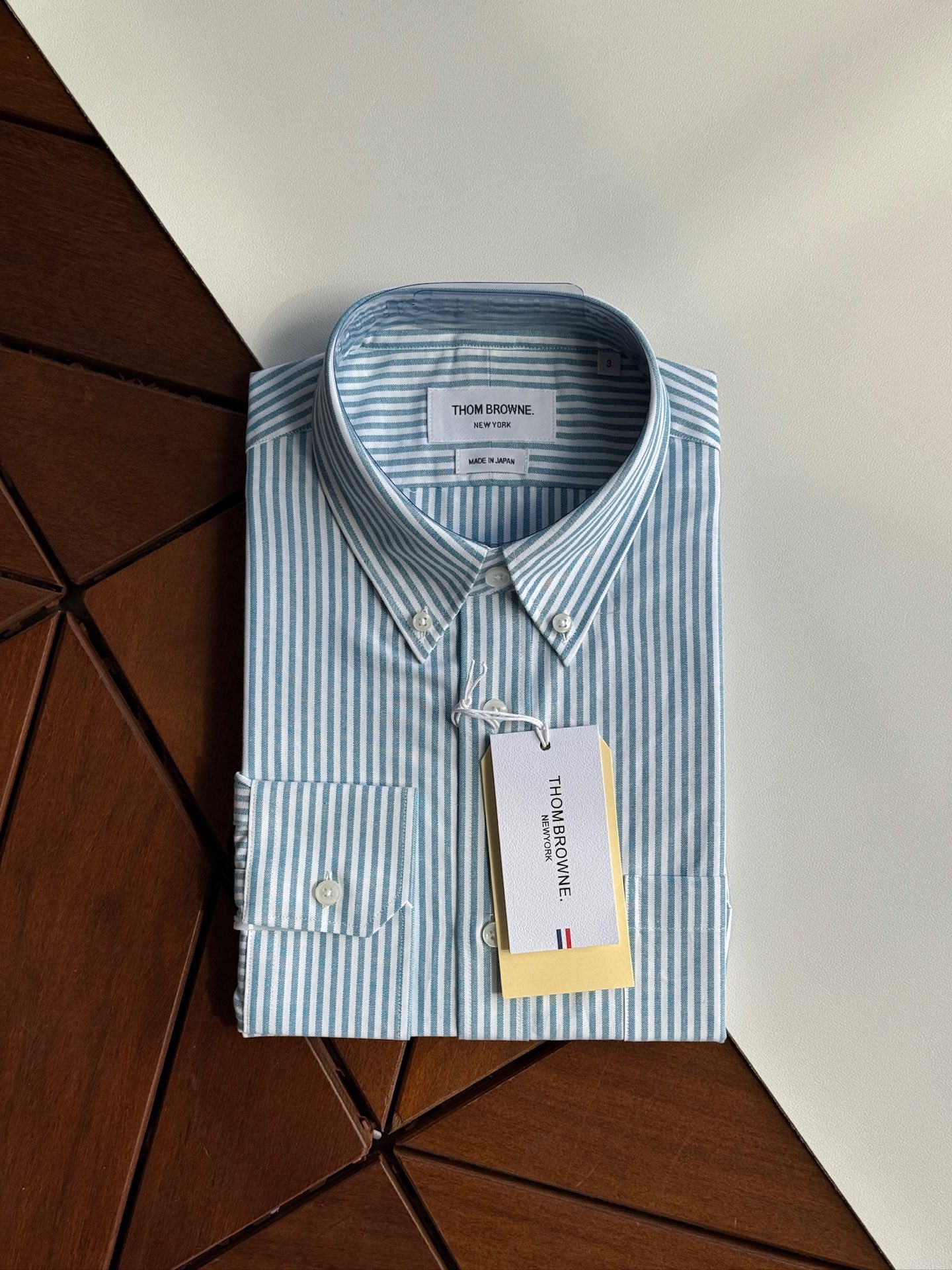 【蒂芙尼蓝色，爆款到货 到货 TB布朗尼，复古风潮条纹牛津纺面料与实穿性能间找到巧妙平衡，采用简约的基础
