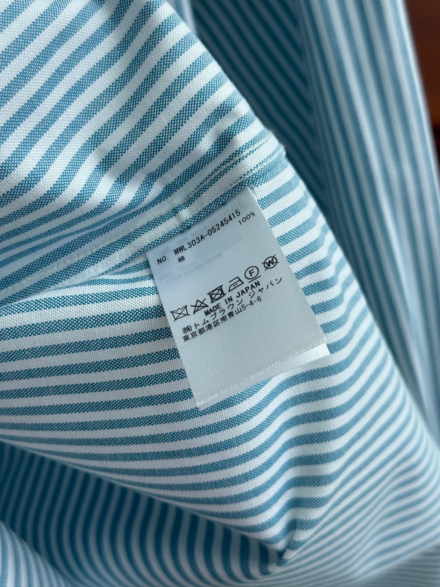 【蒂芙尼蓝色，爆款到货 到货 TB布朗尼，复古风潮条纹牛津纺面料与实穿性能间找到巧妙平衡，采用简约的基础