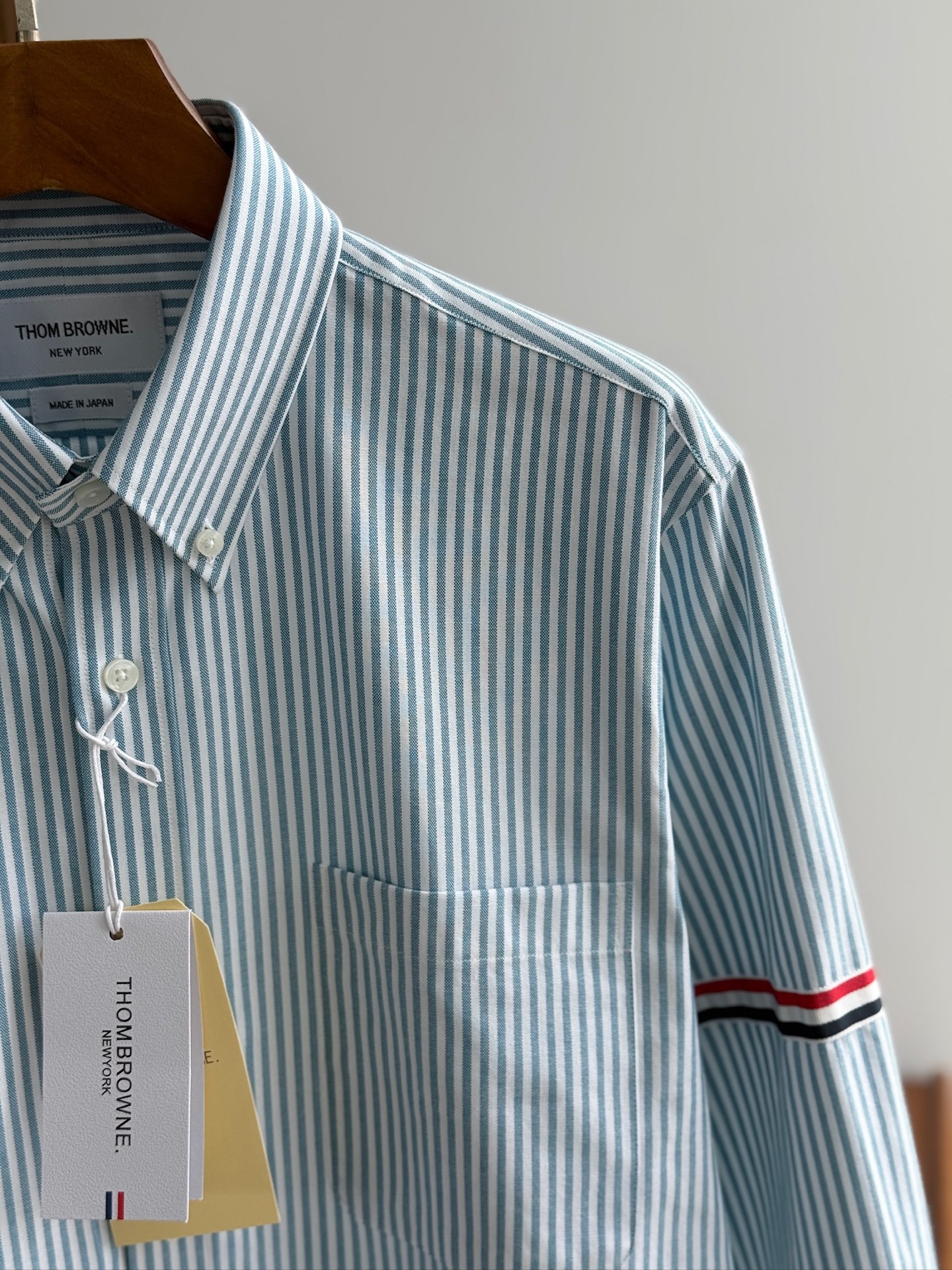 【蒂芙尼蓝色，爆款到货 到货 TB布朗尼，复古风潮条纹牛津纺面料与实穿性能间找到巧妙平衡，采用简约的基础