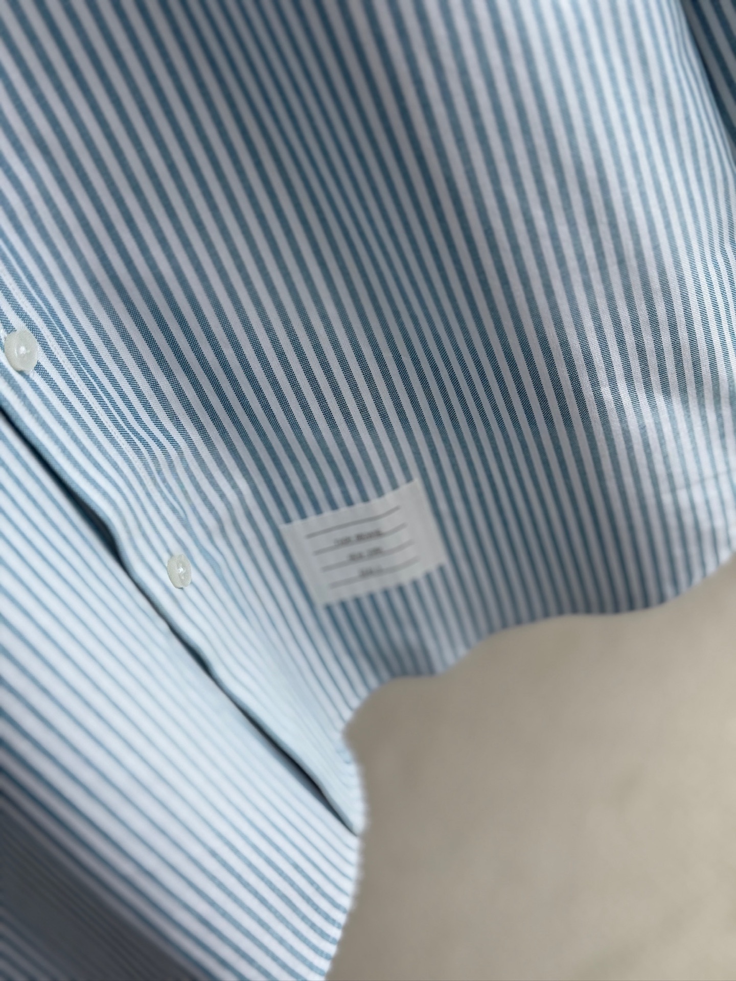 【蒂芙尼蓝色，爆款到货 到货 TB布朗尼，复古风潮条纹牛津纺面料与实穿性能间找到巧妙平衡，采用简约的基础