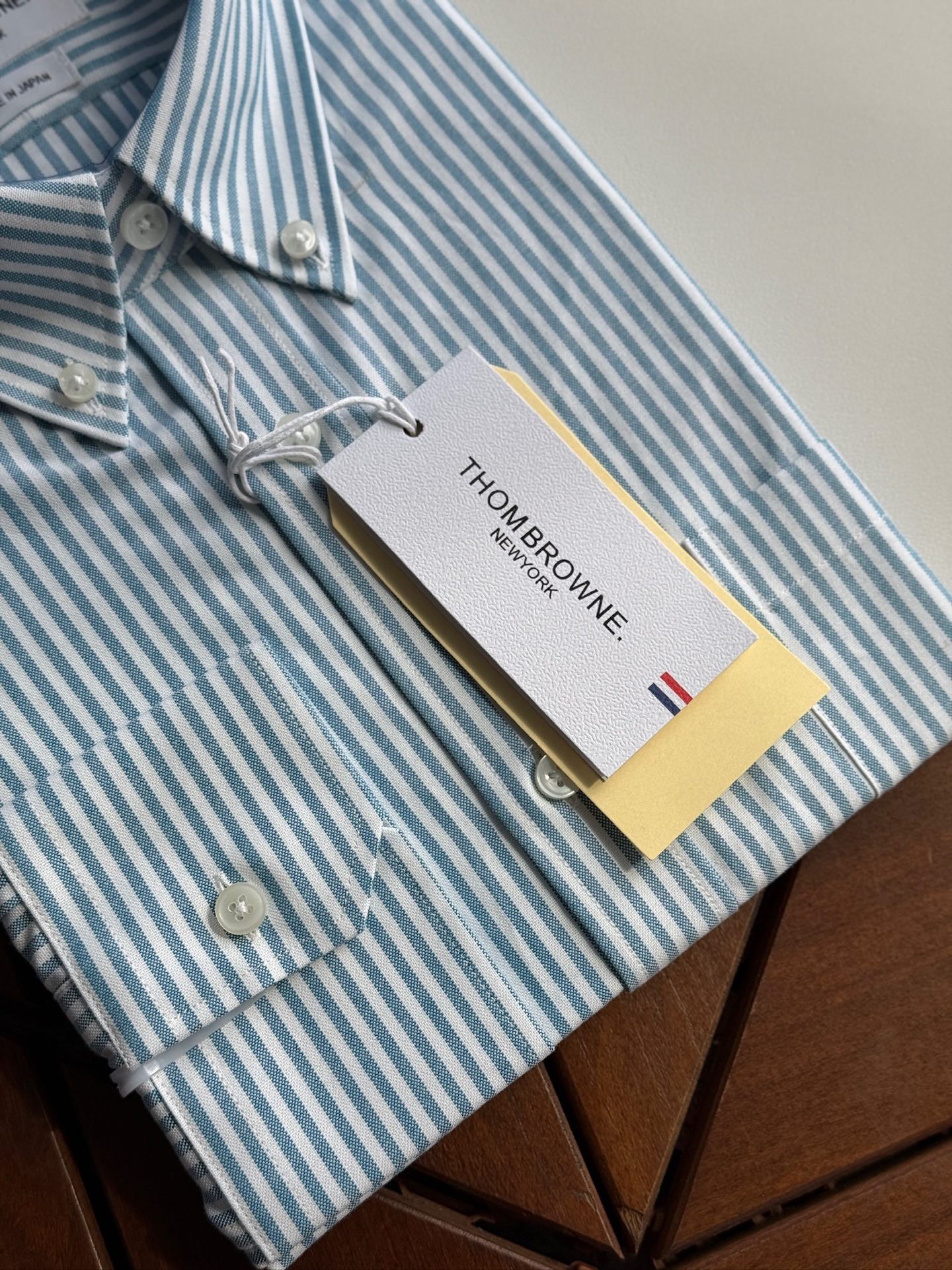 【蒂芙尼蓝色，爆款到货 到货 TB布朗尼，复古风潮条纹牛津纺面料与实穿性能间找到巧妙平衡，采用简约的基础