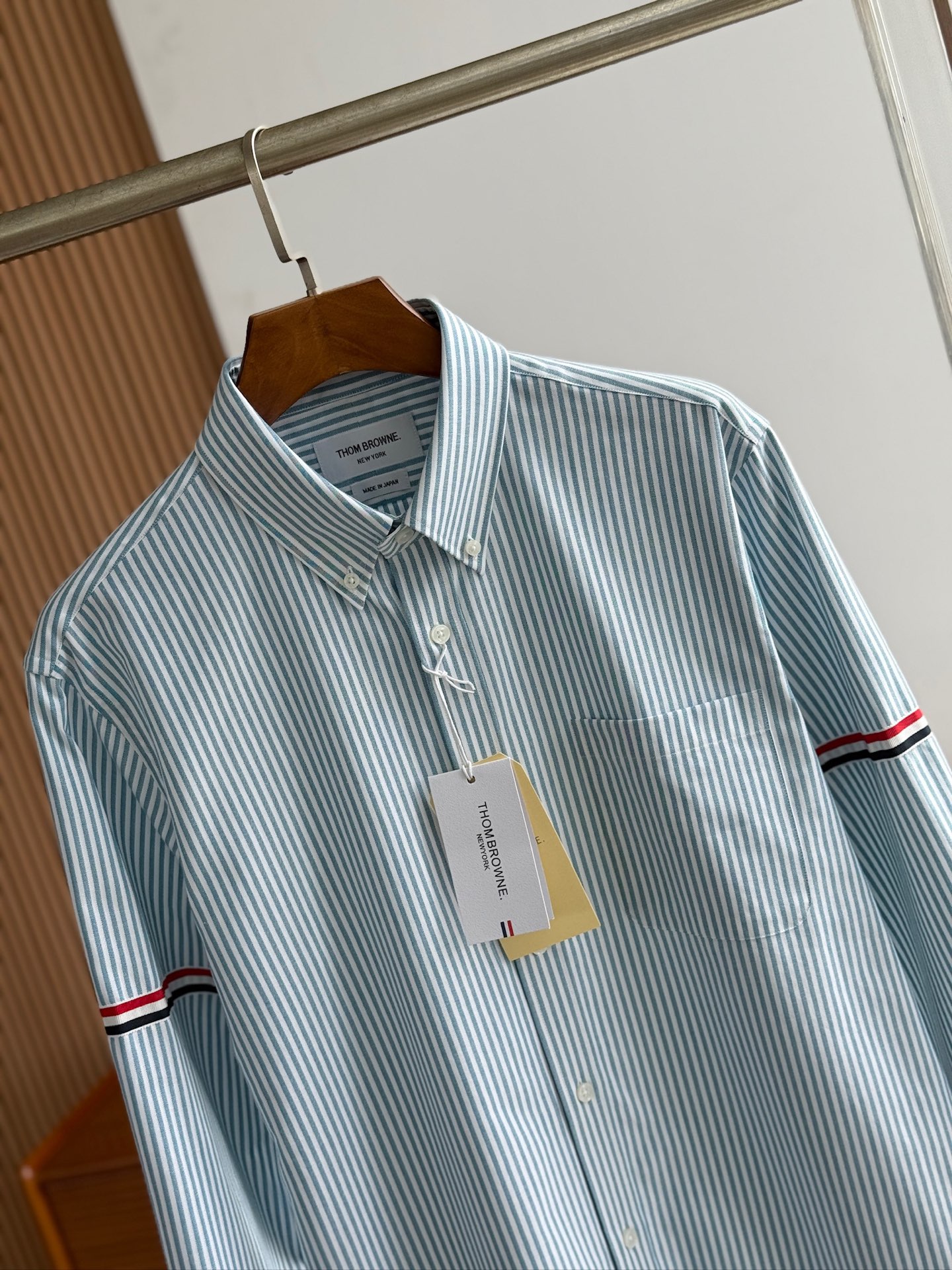 【蒂芙尼蓝色，爆款到货 到货 TB布朗尼，复古风潮条纹牛津纺面料与实穿性能间找到巧妙平衡，采用简约的基础