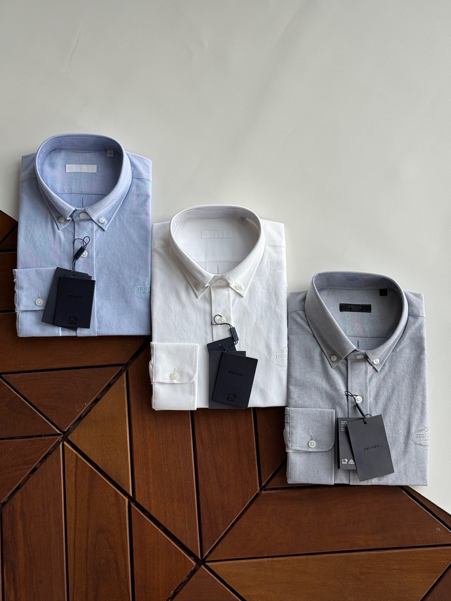 NO:525717,Popular products arrive. Arrival. PRADA PRADA finds a clever balance between retro style Oxford fabric and practical wear performance. It adopts simple basic tailoring, and at the same time, it has a strong eye-catching look with the new embroidery, showing a modern attitude. The customer-supplied fabric has a straight but not without softness. It is produced by professional OEM factories and professional shirts. PRADA shirts have been worn by all kinds of masters. I believe that trendy people who love fashion have a basic shirt in their closet. The tailoring and fashion sense are very European and American, and they are proficient and beautiful. A surprising shirt, the one you have been looking for!  Details, taste and blessing. Add exquisite stitching on the collar and cuffs to keep a low profile. It is said that the most handsome piece of clothing for men is a shirt. If you don’t like a soft and stylish white shirt full of Taobao, this basic shirt will bring you different surprises. In order to better show the handsomeness of wearing a boyfriend’s shirt, the upper body is sexy and handsome. High-end fabrics are definitely not the texture of the market shirts that blend into men’s shirts like this... Good style, good fabrics, fine products, don’t miss it. If you only want to have a good shirt, please leave it. Couple matching is more eye-catching. Size: SMLXLXXL,, prada, prada, shirts, alexander wang19860909爆款到货 到货 普拉达PRADA 复古风潮牛津纺面料与实穿性能间找到巧妙平衡,采用简约的基础剪裁,同时以新款绣花强势抢镜,尽显摩登态度.客供面料版型挺,但不失柔软.专业代工厂出品,专业来衬衫,PRADA衬衫被各路大神穿火了,相信热爱时尚的潮人,衣柜里多少都有一件基础衬衫.剪裁和时尚感说,很有欧美风,显的纯熟而富有美感. 令人惊喜的一款衬衫,你一直在寻找的那件！细节感,品味加持.领子以及袖口加入精致的车缝线,低调品味.都说男人最帅气的一件衣服就是衬衫,如果你不喜欢满淘宝软塌塌没型没风格的白衬衫,这件基础款衬衫会给你带来不一样的惊喜.为了让那种穿着男朋友衬衫的帅气更好的彰显出来,上身性感与帅气融为一体.高档面料,绝非市面衬衫的质感这样融合男式衬衫...好版型,好面料,精品,别错过了.如果你只想拥有一件好衬衫,那就请留下它.情侣搭配更亮眼哦. 尺码:SMLXLXXL,,prada,prada,shirts,alexander wang,Men's clothing