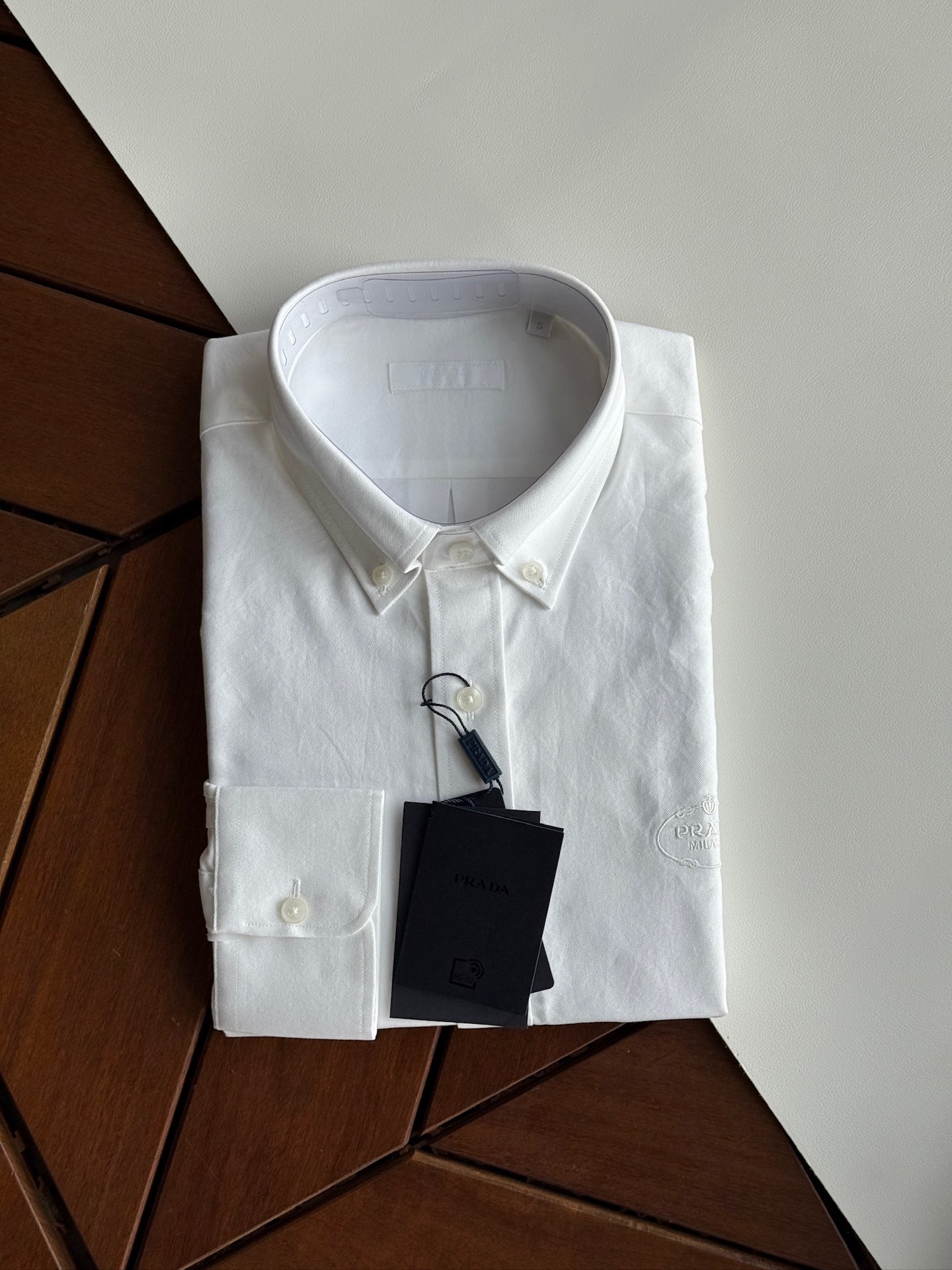 NO:525719,Popular products arrive, arrival PRADA PRADA finds a clever balance between retro style Oxford fabric and practical wear performance, adopts simple basic tailoring, and at the same time, it has a strong eye-catching look with new embroidery, showing a modern attitude. The customer-supplied fabric has a straight but not lost its softness. It is produced by professional OEM factories, professional shirts, PRADA shirts have been worn by all kinds of masters. I believe that trendy people who love fashion have a basic shirt in their closet. The tailoring and fashion sense are very European and American, and they are proficient and beautiful. A surprising shirt, the one you have been looking for!  Details, taste and blessing. Add exquisite stitching on the collar and cuffs to keep a low profile. It is said that the most handsome piece of clothing for men is a shirt. If you don’t like a soft and stylish white shirt full of Taobao, this basic shirt will bring you different surprises. In order to better show the handsomeness of wearing a boyfriend’s shirt, the upper body is sexy and handsome. High-end fabrics are definitely not the texture of the market shirts that blend into men’s shirts like this... Good style, good fabrics, fine products, don’t miss it. If you only want to have a good shirt, please leave it. Couple matching is more eye-catching. Size: SMLXLXXL,, prada, prada, shirts, alexander wang19860909爆款到货 到货 普拉达PRADA 复古风潮牛津纺面料与实穿性能间找到巧妙平衡,采用简约的基础剪裁,同时以新款绣花强势抢镜,尽显摩登态度.客供面料版型挺,但不失柔软.专业代工厂出品,专业来衬衫,PRADA衬衫被各路大神穿火了,相信热爱时尚的潮人,衣柜里多少都有一件基础衬衫.剪裁和时尚感说,很有欧美风,显的纯熟而富有美感. 令人惊喜的一款衬衫,你一直在寻找的那件！细节感,品味加持.领子以及袖口加入精致的车缝线,低调品味.都说男人最帅气的一件衣服就是衬衫,如果你不喜欢满淘宝软塌塌没型没风格的白衬衫,这件基础款衬衫会给你带来不一样的惊喜.为了让那种穿着男朋友衬衫的帅气更好的彰显出来,上身性感与帅气融为一体.高档面料,绝非市面衬衫的质感这样融合男式衬衫...好版型,好面料,精品,别错过了.如果你只想拥有一件好衬衫,那就请留下它.情侣搭配更亮眼哦. 尺码:SMLXLXXL,,prada,prada,shirts,alexander wang,Men's clothing