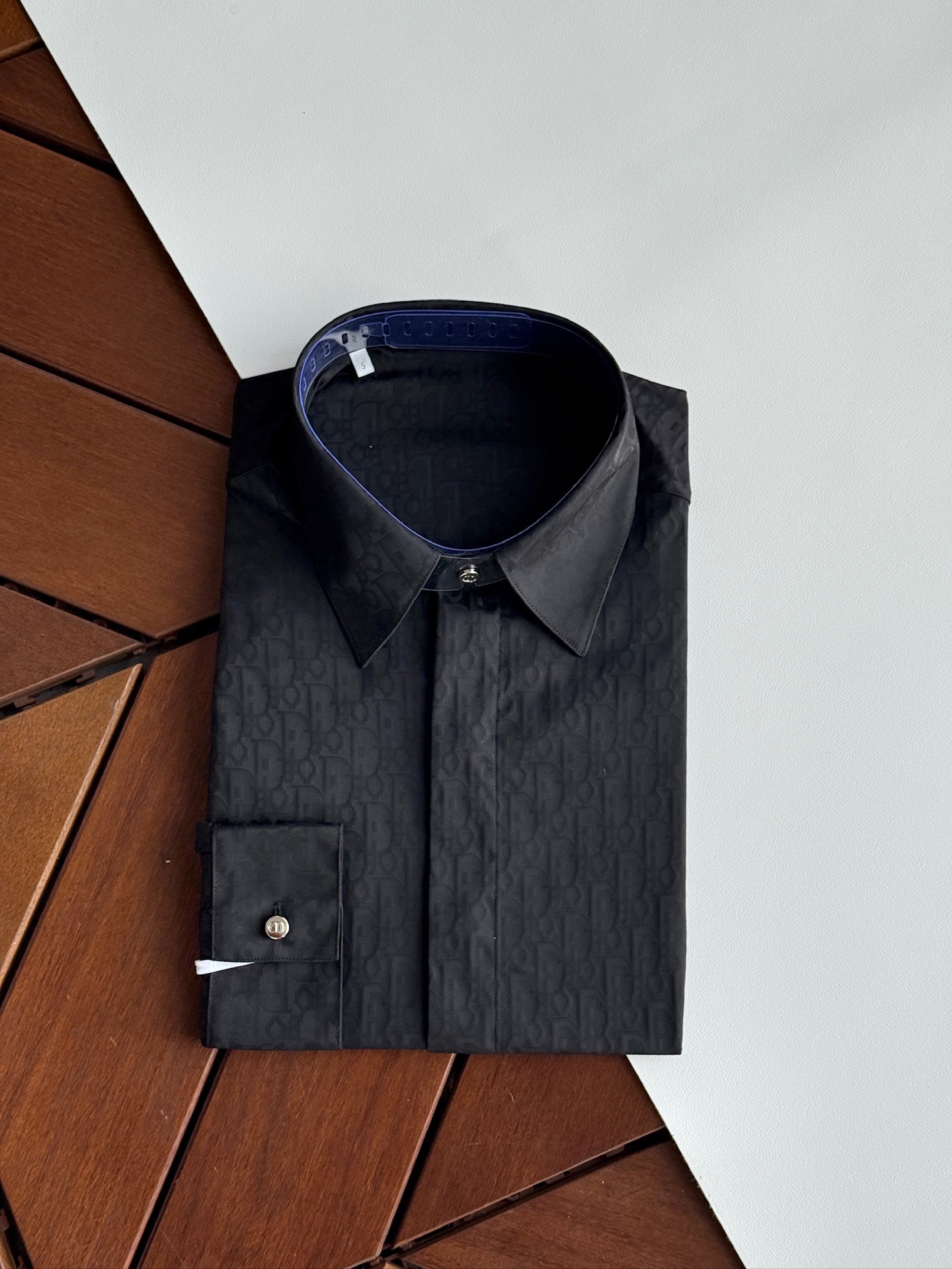 NO:525718,The most powerful version of Dior, a Tianshi poplin jacquard letter long-sleeved shirt!  !  !  It’s a pity that the main mark, tag, size mark, and wash water mark are all in the cabinet. Because it is a flat substitute for live customer orders, it cannot be marked. Everyone can go back and put it on their own. The high-end metal buckle embellishment increases the product recognition!  There is a long-sleeved shirt with high order and super dense fabrics in each season. Dior shirt is the most sexy item of this season, so please boldly wear the eye-sucking pattern on your body. If you are a relatively low-key man, you can try a leather jacket with masculinity and tie the shirt around your waist. It can also fully play the decorative role of the shirt. The shirt also adds a sense of color to the overall dress. When the weather turns cold, you can match the sweatshirt or knitted sweater on the outside to make the outfit feel more layered. When autumn comes, wear the shirt as a jacket and wear a simple solid color T-shirt inside, which is simple, refreshing and handsome. When wearing a shirt alone, you can match it with suit pants, jeans, casual pants, etc. forever online!  !  !  Two-color Size SMLXLXXL,,dior,hoodie,sweatshirts,jeans,jackets & coats,jackets & coats,sweaters,shirts,tees,t-shirt,business suit,alexander wang19860909强势登陆最高版本的迪奥,天丝府绸提花字母长袖衬衫！！！高端产品,可惜就缺了主唛,吊牌,尺码唛,洗水唛全都对柜对版,因为是平替直播客户订单,所以不能上唛,大家可以回去自己上.高端金属扣点缀增加了产品辨识度哈！每一季都有一款珍藏高订超密织面料长袖衬衫,迪奥衬衫是这个季节最骚气的单品,所以请大胆地把吸眼睛的图案穿在身上,如果你是比较低调的男士,可以试试外罩一件阳刚指数爆表的皮夹克将衬衫系在腰间,还能很充分的发挥了衬衫的装饰作用 衬衫,也为整体着装增加了色彩感天气转凉的时候,可以在衬衫外搭配卫衣或是针织毛衣,让穿搭更有层次感,在入秋的时候,把衬衫当做外套穿,内搭一件简洁的纯色T恤,简单清爽帅气逼人,单穿衬衫时可以与西装裤、牛仔裤、休闲裤等搭配永远在线！！！两色 尺码SMLXLXXL,,dior,hoodie,sweatshirts,jeans,jackets & coats,jackets & coats,sweaters,shirts,tees，t-shirt,business suit,alexander wang,Men's clothing