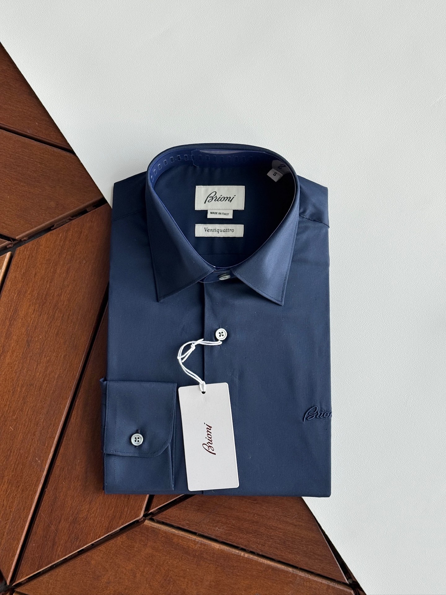 NO:525724,Brioni's private demarcation boss!  Royal Royal Premium Satin Pattern Fabric Burning Cotton New craftsmanship simple design long-sleeved shirt, trading company source of goods!  High-end luxury ready-to-wear series, full-quality platinum-grade, pure blood products, and special counters are mainly for sale. Brioni is in love with elegant and simple design tailoring. This season's single products are also born because of classics. In each season, the new season still continues the design tone, bringing the Italian urban noble minimalist style to the extreme. The overall style is clean and straightforward, without any complex craftsmanship to make gimmicks, no aesthetic fatigue and outdated worries. Minimalism is the most advanced fashion expression!  Leading with fabrics and cutting, Italian special-purpose cotton fabric is a new concept, and it can only be experienced by the upper body to not regret it!  It is absolutely different from the spandex that is generally recognized!  The high-end ready-to-wear free process is processed, with super strong texture and excellent elasticity, perfect skin-friendliness and comfort. The brand logo embroidery details are exquisite and exquisite, absolutely simple and excellent!  The tailoring is first-class, every inch is just right, the lines are smooth and clean, the upper body is excellent, and it can easily create a capable and neat feeling!  Size: SMLXLXXL, Shirts,alexander wang19860909Brioni私定界大佬！皇室御用臻品缎纹面料烧花棉新型工艺简约设计长袖衬衫,贸易公司渠货源！高端奢侈成衣系列,白金级全品相,纯正血统臻品,专柜主推在售,布莱奥尼(Brioni)钟情于优雅简约的设计剪裁. 这季单品也因经典而生,在每一季轮回,新一季仍然延续了设计基调,将意式的都市高贵极简风发挥到极致,整体干净且直白,无任何复杂工艺做噱头,无审美疲劳感和过气的担忧,极简才是最高级的时尚表达！ 以面料和裁剪为主导,意大利特供烧花棉面料一种全新的新概念,只有上身体验过才能不会后悔的绝妙触感！ 与普遍所认知中的氨纶是绝对不一样的品质！ 高级成衣免烫工艺处理,质感超强弹力绝佳,亲肤性与舒适性完美适配,品牌logo刺绣细节工艺精致考究,绝对的简单促就极具的出色！ 剪裁一流,每一寸都拿捏的恰到好处,线条感流畅干净,上身效果出色,轻易塑造出干练和利落感！ 尺码:SMLXLXXL,,shirts,alexander wang,Men's clothing