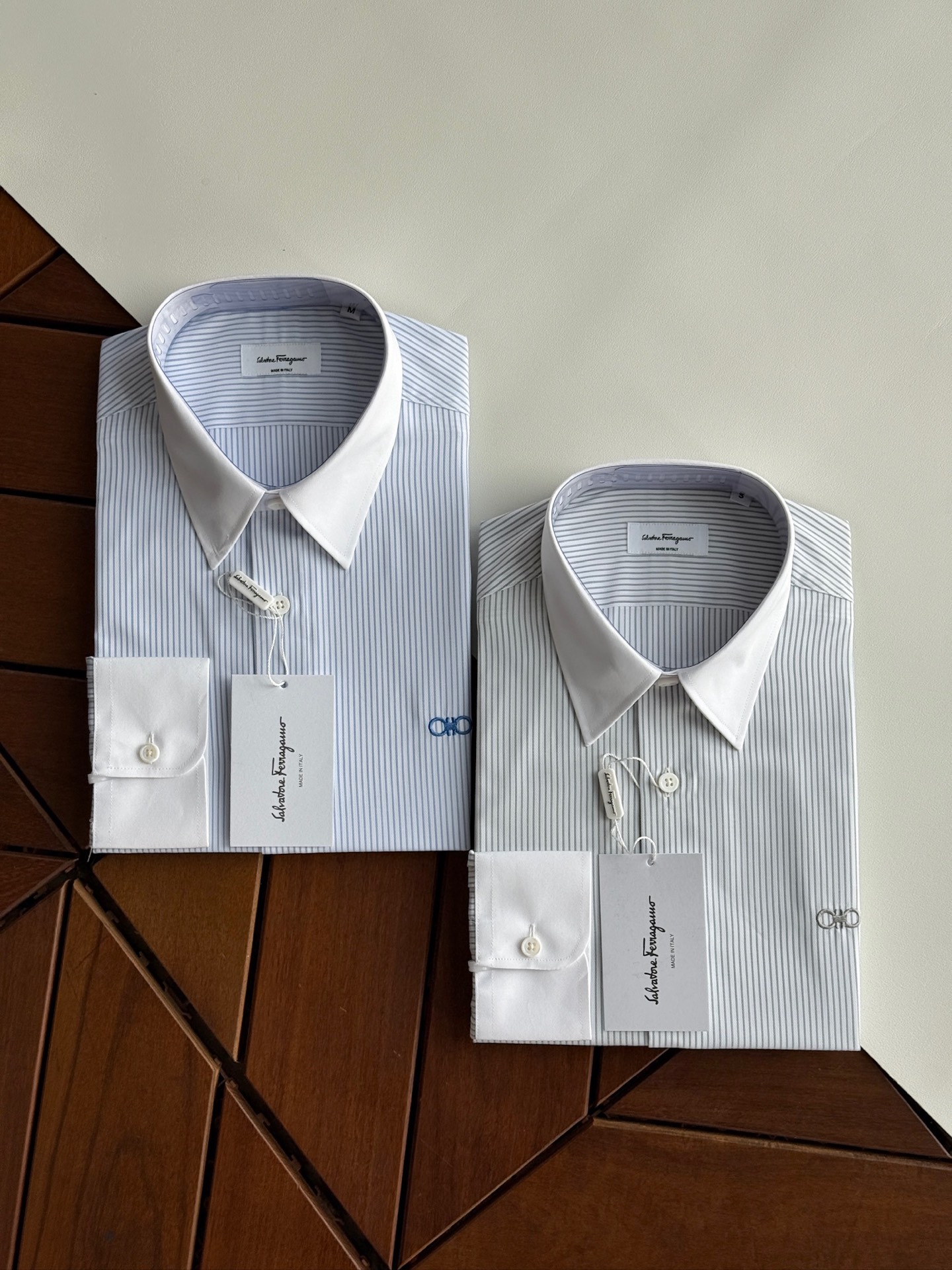 NO:525733,SF Fila men's business casual fashion striped cloth, priest collar long-sleeved shirt, trading company channels, export Italian orders, the latest platinum-grade products!  !  This shirt is perfect in terms of design, fabric, craftsmanship, details and appearance. The buttonholes, buttoning, ironing and other processes are independently completed by a worker and are made strictly in accordance with Italian craft standards. It is a craftsmanship!  The fabrics and auxiliary materials are all supplied by foreign merchants. The heavy-duty long wool cotton imported from Türkiye and the double-strand 120 high-strand yarn has reached the peak of texture and comfort, and it is even better after using the iron-free process!  It is also very outstanding in terms of details. The lines are tightly matched and the buttons are participated by exquisite handwork. The tailoring is first-class. It has exclusive and sophisticated cutting technology, which conforms to rigorous ergonomic design. The classic Italian button collar brings together SF traditional craft symbols and gives the new season fashion vitality and fashion aesthetic value. It is both solemn and harmonious. It is very fashionable and fashionable blue, full of high-end feeling!  Invincible versatile, with extensive compatibility, the first choice for urban elite men!  Color blue stripes Gray stripes Size S M L XL 2XL,,shirts,alexander wang19860909SF菲拉男士商务休闲时尚条纹撞布,牧师领长袖衬衫,贸易公司渠道,出口意大利订单,最新白金级臻品！！ 此款衬衫无论从设计、面料、工艺、细节、品相方面都堪称完美,扣眼、上扣、熨烫等工序都由一个工人独立完成,严格按照意大利工艺标准制作,实为匠心之作！ 面料和辅料皆为外商客供,重磅土耳其进口长绒棉,双股120高支纱线 面料质感与舒适度达到登峰造极,运用免烫工艺处理后更为出色 ！ 在细节方面亦是非常出彩,走线严丝合缝,逢扣由精湛的手工参与,剪裁一流,拥有独家精良的裁剪技术,符合严谨的人体工程学设计,经典意式纽扣领,聚集了SF传统工艺符号,并赋予了新一季时尚活力和时装美学价值,亦庄亦谐的风格,非常时髦洋气的蓝色系,高级感十足！无敌的百搭,兼容性广泛,都市精英男士首选！ 颜色蓝条 灰条纹 尺码S M L XL 2XL,,shirts,alexander wang,Men's clothing