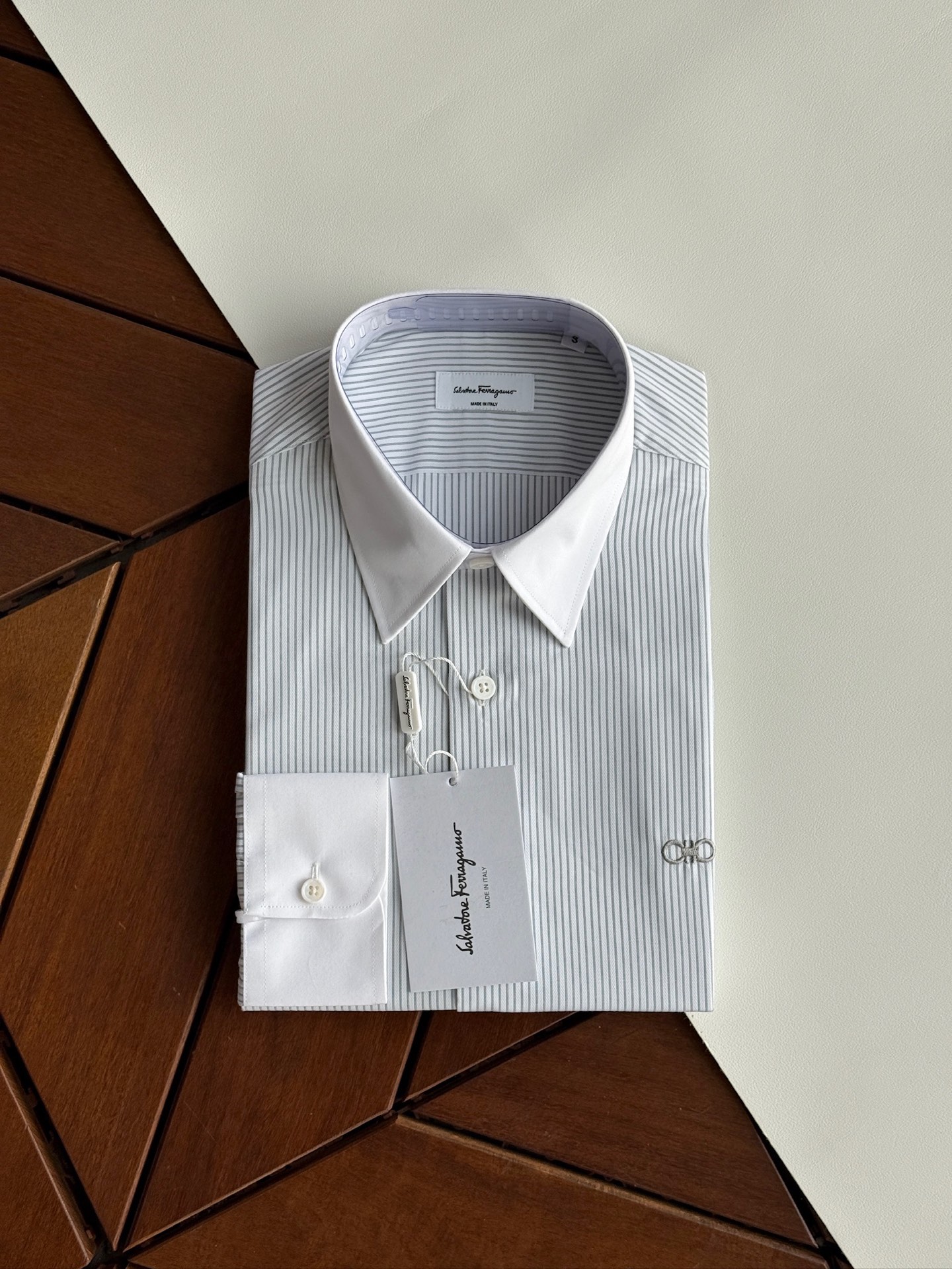 NO:525730,SF Fila men's business casual fashion striped cloth, priest collar long-sleeved shirt, trading company channels, export Italian orders, the latest platinum-grade products!  !  This shirt is perfect in terms of design, fabric, craftsmanship, details and appearance. The buttonholes, buttoning, ironing and other processes are independently completed by a worker and are made strictly in accordance with Italian craft standards. It is a craftsmanship!  The fabrics and auxiliary materials are all supplied by foreign merchants. The heavy-duty long wool cotton imported from Türkiye and the double-strand 120 high-strand yarn has reached the peak of texture and comfort, and it is even better after using the iron-free process!  It is also very outstanding in terms of details. The lines are tightly matched and the buttons are participated by exquisite handwork. The tailoring is first-class. It has exclusive and sophisticated cutting technology, which conforms to rigorous ergonomic design. The classic Italian button collar brings together SF traditional craft symbols and gives the new season fashion vitality and fashion aesthetic value. It is both solemn and harmonious. It is very fashionable and fashionable blue, full of high-end feeling!  Invincible versatile, with extensive compatibility, the first choice for urban elite men!  Color blue stripes Gray stripes Size S M L XL 2XL,,shirts,alexander wang19860909SF菲拉男士商务休闲时尚条纹撞布,牧师领长袖衬衫,贸易公司渠道,出口意大利订单,最新白金级臻品！！ 此款衬衫无论从设计、面料、工艺、细节、品相方面都堪称完美,扣眼、上扣、熨烫等工序都由一个工人独立完成,严格按照意大利工艺标准制作,实为匠心之作！ 面料和辅料皆为外商客供,重磅土耳其进口长绒棉,双股120高支纱线 面料质感与舒适度达到登峰造极,运用免烫工艺处理后更为出色 ！ 在细节方面亦是非常出彩,走线严丝合缝,逢扣由精湛的手工参与,剪裁一流,拥有独家精良的裁剪技术,符合严谨的人体工程学设计,经典意式纽扣领,聚集了SF传统工艺符号,并赋予了新一季时尚活力和时装美学价值,亦庄亦谐的风格,非常时髦洋气的蓝色系,高级感十足！无敌的百搭,兼容性广泛,都市精英男士首选！ 颜色蓝条 灰条纹 尺码S M L XL 2XL,,shirts,alexander wang,Men's clothing