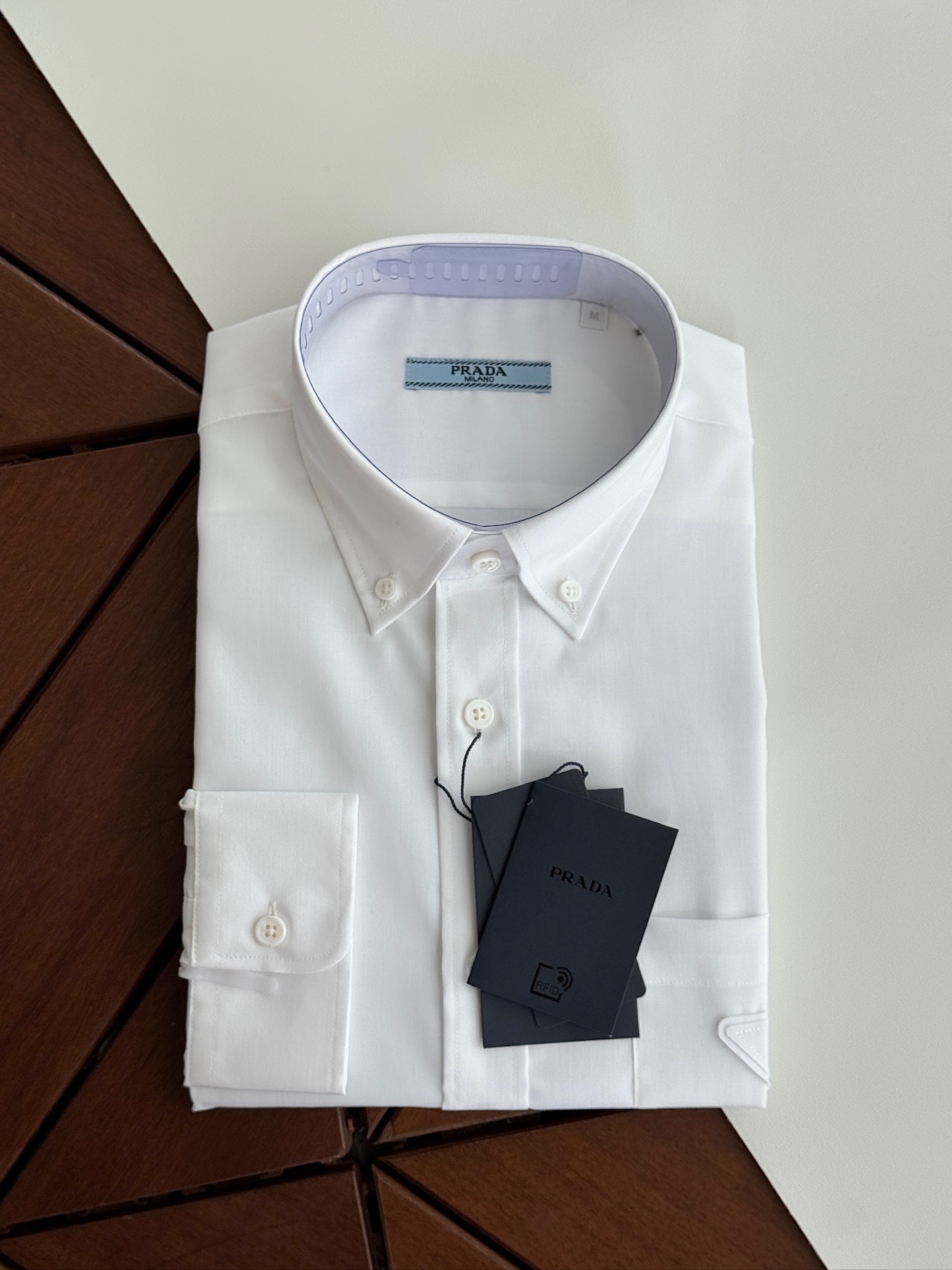 NO:525736,PRADA. 25-year original single men's fashion style satin poplin cotton long-sleeved shirt, Hong Kong trading company products, pure foreign business channels, high-end products. The counter is mainly for sale, the latest series!  The brand new fashion concept of PR Chief Creative Director gives the entire brand more modern aesthetics, full of youthfulness, elegance and vitality. The release of each item is quite amazing, with its own popularity and traffic!  The details are impeccable, confirming the original craftsmanship. Customers have selected Turkish high-woven cotton fabrics. The comfort is self-evident, the quality is excellent, the style is smooth and perfect, and the style is full of gentleman style with a small tip leader!  As a single product with a good appearance, you can choose from the variety of color matching. In autumn and winter, the details exposed by the inner wear are very eye-catching, and the single wear rate is even more impressive. The company's products are cherished. Size SMLXLXXL, prada, prada, shirts, alexander wang19860909PRADA普拉达.25年原单男士时装款缎纹府绸棉长袖衬衫,香港贸易公司货,纯正洋行渠道,高端产品.专柜主推在售,最新系列！ PR首席创意总监全新的时尚概念,赋予了整个品牌更多的现代审美,充满年轻态且优雅和活力,每一款单品的问世都颇为惊艳,自带热度和流量！ 细节无可挑剔,印证了原厂的匠心工艺,客供甄选土耳其高织棉面料,舒适度不言而喻,品相极为优等,版型线条流畅完美,搭配小尖领绅士范儿十足！ 作为颜值系的一款单品,在颜色搭配的多元中任君选择 而秋冬季作为内搭露出细节非常吸睛,单穿回头率更为爆表公司货,且珍惜. 尺码SMLXLXXL,,prada,prada,shirts,alexander wang,Men's clothing