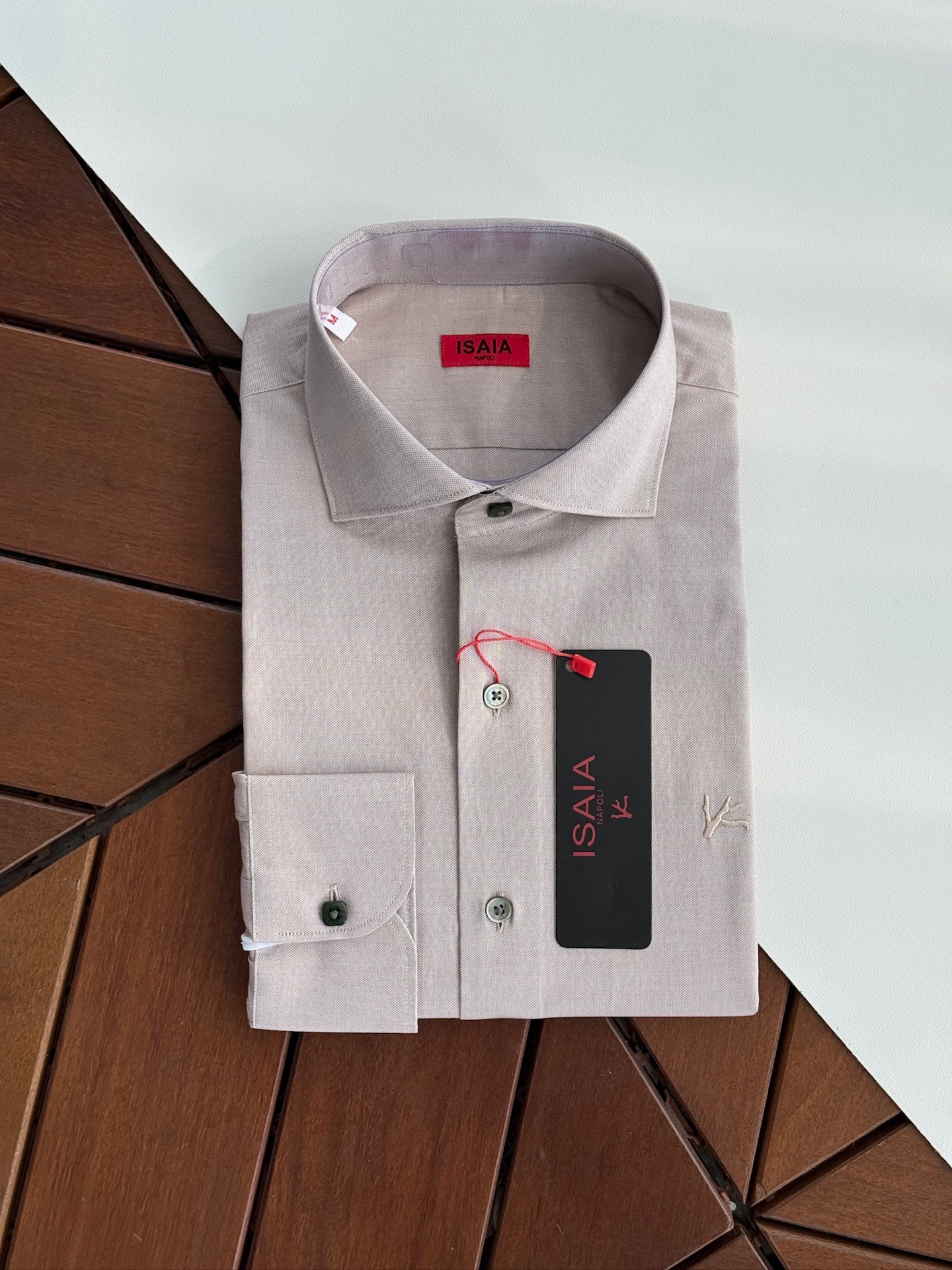 NO:525739,The latest items in autumn and winter, top Italian luxury brands, Red Coral ISAIA, four-color jacquard shirts, high-end quality and versatile artifacts, are indispensable items in men's wardrobe, and they are extremely practical. The brand's logo coral embroidery is paired with red coral foot stickers. The overall design style is simple and elegant, with good skin-friendly, and easy to wear. The fabric is comfortable, the style is excellent, the high-end taste is full of first-class and exquisite materials, and the fine work and smooth wiring. Get it now. SMLXLXXL,,shirts,alexander wang19860909秋冬最新单品,顶级意大利奢侈品牌,红珊瑚ISAIA,四色提花衬衫,高端品质百搭神器,是男士衣橱里不可缺少的单品,实穿性极强.品牌标志的珊瑚绣花搭配红色珊瑚脚贴.整体设计风格简洁大方,亲肤性好,穿着方便.面料舒适,版型优良,高级味道十足,一流精湛的材料,精工细作平整的走线.赶紧入手..SMLXLXXL,,shirts,alexander wang,Men's clothing