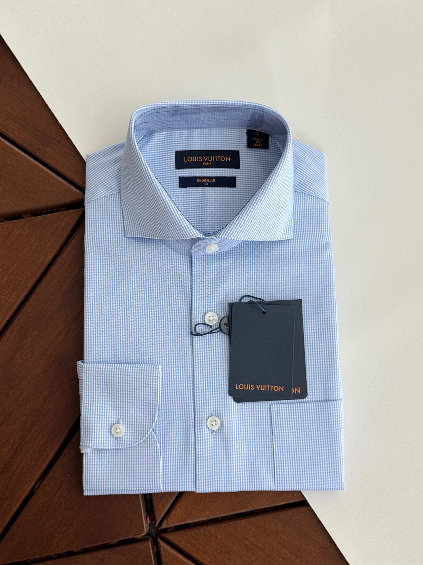 NO:525726,Louis Vuitton LV original single men's high-end short-sleeved shirt, trading company foreign products, high-end shirts, jacquard fabrics, simple embroidery, basic items are classic ace works of Donkeys. They are not related to the seasons and style trends, and are a must-have type every season. They abandon fashion concept design and present them with a streamlined but fashionable style!  A shirt that is very consistent with the aesthetic tone of donkey brands, the essence of embroidery is unique and innovative, integrated, showing a very distinctive and fashionable proposition, which is very labeled and perfectly boasts the identity of the brand!  Customer-supplied heavyweight fabrics, the jacquard process has been processed without ironing, with a premium texture and excellent skin-friendly texture. The fabric texture exudes a sense of luxury and luxury, and the touch experience is excellent!  Detailed and sophisticated, first-class quality, impeccable, selected high-end mother-sized buckles, tightly lined, versatile color matching, casual commuting, no age-level limitations, and extremely high-level control!  Size SMLXLXXL,,louis vuitton,louis vuitton,louis vuitton,louis vuitton,shirts,T-shirt,alexander wang19860909路易威登 LV原单男士高级短袖衬衫,贸易公司洋行货,高端衬衫,提花面料,简单绣花,基础款单品属于驴家的经典王牌之作,无关季节和风格走向,属于每季节必出的类型,摒弃了时装概念设计,以精简而不失时髦的画风呈现！极符合驴牌美学基调的一款衬衫,绣花的精髓标识进行别具一格的创新演绎,、浑然一体,展现出极具鲜明态度的时髦主张,非常标签化,完美标榜了品牌的身份！客供进口重磅面料,提花工艺经过免烫工艺处理,质感颇为上乘,亲肤性绝佳,面料肌理透着高级和贵奢感,触感体验值绝佳！细节精致考究,品相一流,无可挑剔,甄选的高级母贝扣,走线严丝合缝,配色基础百搭,通勤亦休闲,无年龄层次限定,驾驭度极高的时髦单品！尺码SMLXLXXL,,louis vuitton,louis vuitton,louis vuitton,louis vuitton,shirts,T-shirt,alexander wang,Men's clothing