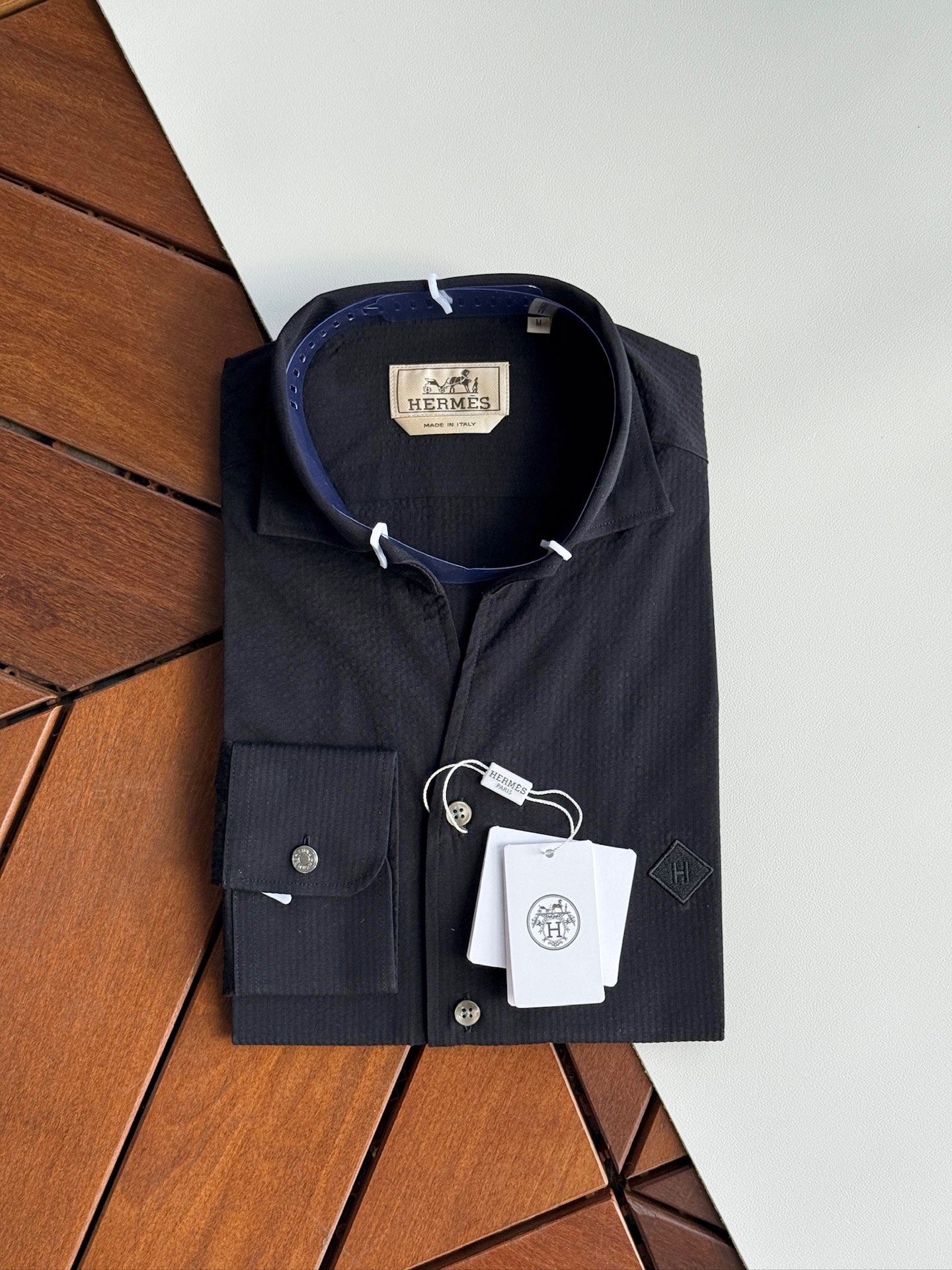 NO:525720,H Hermes, top-quality items... High-stretch high-density jacquard bubble shirts, business gentlemen commuting styles are fashionable and decent, and versatile, long-sleeved shirts. In the busy urban life, every business gentleman is pursuing a fashionable and decent dress style. Today, we bring you a long-sleeved shirt specially designed for business commuting, using unique fabric craftsmanship to bring you a delicate and comfortable wearing experience. Delicate texture. After careful polishing, the surface of the fabric presents a delicate touch soft and comfortable touch. This unique texture not only enhances the comfort of the wearer, but also makes the shirt visually present a high-quality sense. The high-end collar design is fashionable and decent. Elegance and fashion have won the love of many business gentlemen. It not only shows the wearer's fashion taste, but also shows a decent and generous image in business occasions.  This shirt also uses high-quality fabrics, which have good breathability and moisture absorption. Even during long-term business activities, it can maintain a dry and comfortable wearing experience, allowing you to always maintain the best condition. Meet different needs and meet the dress needs of different business gentlemen. It can easily match various business occasions and show different styles and charm. Its versatile styles and business negotiations can be easily handled. Whether it is daily office, business negotiations, or participating in various meetings and activities, it can be easily dealt with. Its versatile style and delicate texture allow you to maintain confidence and calmness in any occasion. Make it a right-hand assistant in your career, allowing you to show your unique fashion taste and business style in your busy urban life. SMLXLXXL,,hermes,shirts,alexander wang19860909H爱马仕,顶级单品...高支高密提花泡泡布衬衫,商务绅士通勤款时尚又得体,百搭好驾驭长袖衬衫,在繁忙的都市生活中,每一位商务绅士都在追求一种既时尚又得体的着装风格.今天,我们为您带来一款专为商务通勤打造的长袖衬衫,采用独特的面料工艺,为您带来细腻舒适的穿着体验.细腻质感.经过精心打磨处理,面料表面呈现出细腻的触感柔软舒适.这种独特的质感不仅提升了穿着的舒适度,更让衬衫在视觉上呈现出高级的品质感.高级领设计,时尚又得体.优雅、时尚赢得了众多商务绅士的喜爱.不仅展现出穿着者的时尚品味,更在商务场合中展现出得体大方的形象. 这款衬衫还选用优质面料,具有良好的透气性和吸湿性.即使在长时间的商务活动中,也能保持干爽舒适的穿着体验,让您始终保持最佳状态.满足不同需求.满足不同商务绅士的着装需求,都能轻松搭配各种商务场合,展现出不同的风格魅力.百搭款式,轻松驾驭各种场合.无论是日常办公、商务洽谈,还是参加各类会议、活动,都能轻松应对.其百搭的款式和细腻的质感,让您在任何场合下都能保持自信与从容.让它成为您职场生涯中的得力助手,让您在繁忙的都市生活中,展现出独特的时尚品味和商务风范. 码数 SMLXLXXL,,hermes,shirts,alexander wang,Men's clothing