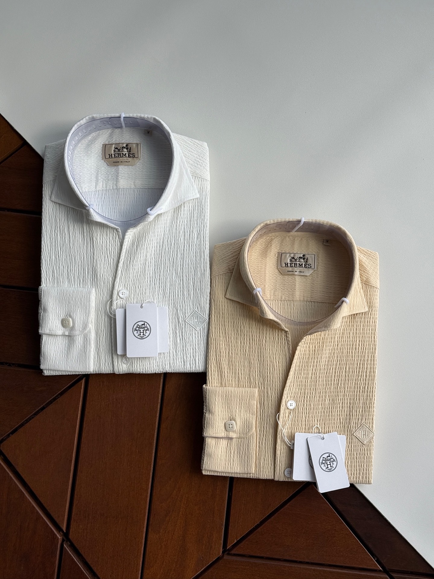 NO:525740,H Hermes, high-end quality, high-end high-density jacquard bubble shirt, business gentleman commuting style is fashionable and decent, and versatile to control long-sleeved shirts. In the busy urban life, every business gentleman is pursuing a fashionable and decent dress style. Today, we bring you a long-sleeved shirt specially designed for business commuting, using unique fabric craftsmanship to bring you a delicate and comfortable wearing experience. Delicate texture. After careful polishing, the surface of the fabric presents a delicate touch soft and comfortable touch. This unique texture not only enhances the comfort of the wearer, but also makes the shirt visually present a high-quality sense. The high-end collar design is fashionable and decent. Elegance and fashion have won the love of many business gentlemen. It not only shows the wearer's fashion taste, but also shows a decent and generous image in business occasions.  This shirt also uses high-quality fabrics, which have good breathability and moisture absorption. Even during long-term business activities, it can maintain a dry and comfortable wearing experience, allowing you to always maintain the best condition. Meet different needs and meet the dress needs of different business gentlemen. It can easily match various business occasions and show different styles and charm. Its versatile styles and business negotiations can be easily handled. Whether it is daily office, business negotiations, or participating in various meetings and activities, it can be easily dealt with. Its versatile style and delicate texture allow you to maintain confidence and calmness in any occasion. Make it a right-hand assistant in your career, allowing you to show your unique fashion taste and business style in your busy urban life. SMLXLXXL,,hermes,shirts,alexander wang19860909H爱马仕,高端品质,高支高密提花泡泡布衬衫,商务绅士通勤款时尚又得体,百搭好驾驭长袖衬衫,在繁忙的都市生活中,每一位商务绅士都在追求一种既时尚又得体的着装风格.今天,我们为您带来一款专为商务通勤打造的长袖衬衫,采用独特的面料工艺,为您带来细腻舒适的穿着体验.细腻质感.经过精心打磨处理,面料表面呈现出细腻的触感柔软舒适.这种独特的质感不仅提升了穿着的舒适度,更让衬衫在视觉上呈现出高级的品质感.高级领设计,时尚又得体.优雅、时尚赢得了众多商务绅士的喜爱.不仅展现出穿着者的时尚品味,更在商务场合中展现出得体大方的形象. 这款衬衫还选用优质面料,具有良好的透气性和吸湿性.即使在长时间的商务活动中,也能保持干爽舒适的穿着体验,让您始终保持最佳状态.满足不同需求.满足不同商务绅士的着装需求,都能轻松搭配各种商务场合,展现出不同的风格魅力.百搭款式,轻松驾驭各种场合.无论是日常办公、商务洽谈,还是参加各类会议、活动,都能轻松应对.其百搭的款式和细腻的质感,让您在任何场合下都能保持自信与从容.让它成为您职场生涯中的得力助手,让您在繁忙的都市生活中,展现出独特的时尚品味和商务风范. 码数 SMLXLXXL,,hermes,shirts,alexander wang,Men's clothing