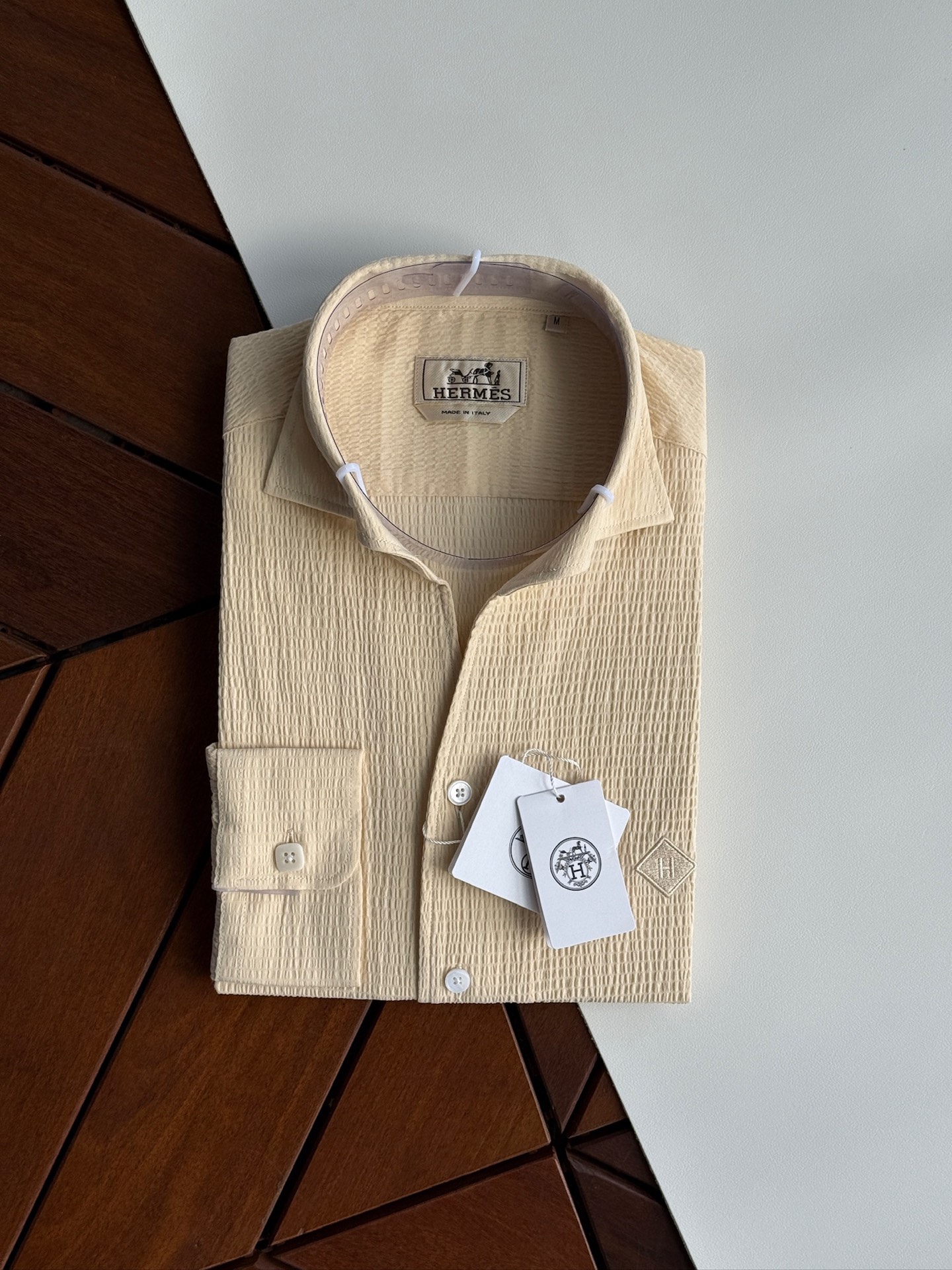 NO:525746,Goose yellow details H Hermes, high-end quality, high-end high-density jacquard bubble shirt, business gentleman commuting style is fashionable and decent, and versatile to control long-sleeved shirts. In the busy urban life, every business gentleman is pursuing a fashionable and decent dress style. Today, we bring you a long-sleeved shirt specially designed for business commuting, using unique fabric craftsmanship to bring you a delicate and comfortable wearing experience. Delicate texture. After careful polishing, the surface of the fabric presents a delicate touch soft and comfortable touch. This unique texture not only enhances the comfort of the wearer, but also makes the shirt visually present a high-quality sense. The high-end collar design is fashionable and decent. Elegance and fashion have won the love of many business gentlemen. It not only shows the wearer's fashion taste, but also shows a decent and generous image in business occasions.  This shirt also uses high-quality fabrics, which have good breathability and moisture absorption. Even during long-term business activities, it can maintain a dry and comfortable wearing experience, allowing you to always maintain the best condition. Meet different needs and meet the dress needs of different business gentlemen. It can easily match various business occasions and show different styles and charm. Its versatile styles and business negotiations can be easily handled. Whether it is daily office, business negotiations, or participating in various meetings and activities, it can be easily dealt with. Its versatile style and delicate texture allow you to maintain confidence and calmness in any occasion. Make it a right-hand assistant in your career, allowing you to show your unique fashion taste and business style in your busy urban life. SMLXLXXL,,hermes,shirts,alexander wang19860909鹅黄色的细节H爱马仕,高端品质,高支高密提花泡泡布衬衫,商务绅士通勤款时尚又得体,百搭好驾驭长袖衬衫,在繁忙的都市生活中,每一位商务绅士都在追求一种既时尚又得体的着装风格.今天,我们为您带来一款专为商务通勤打造的长袖衬衫,采用独特的面料工艺,为您带来细腻舒适的穿着体验.细腻质感.经过精心打磨处理,面料表面呈现出细腻的触感柔软舒适.这种独特的质感不仅提升了穿着的舒适度,更让衬衫在视觉上呈现出高级的品质感.高级领设计,时尚又得体.优雅、时尚赢得了众多商务绅士的喜爱.不仅展现出穿着者的时尚品味,更在商务场合中展现出得体大方的形象. 这款衬衫还选用优质面料,具有良好的透气性和吸湿性.即使在长时间的商务活动中,也能保持干爽舒适的穿着体验,让您始终保持最佳状态.满足不同需求.满足不同商务绅士的着装需求,都能轻松搭配各种商务场合,展现出不同的风格魅力.百搭款式,轻松驾驭各种场合.无论是日常办公、商务洽谈,还是参加各类会议、活动,都能轻松应对.其百搭的款式和细腻的质感,让您在任何场合下都能保持自信与从容.让它成为您职场生涯中的得力助手,让您在繁忙的都市生活中,展现出独特的时尚品味和商务风范. 码数 SMLXLXXL,,hermes,shirts,alexander wang,Men's clothing