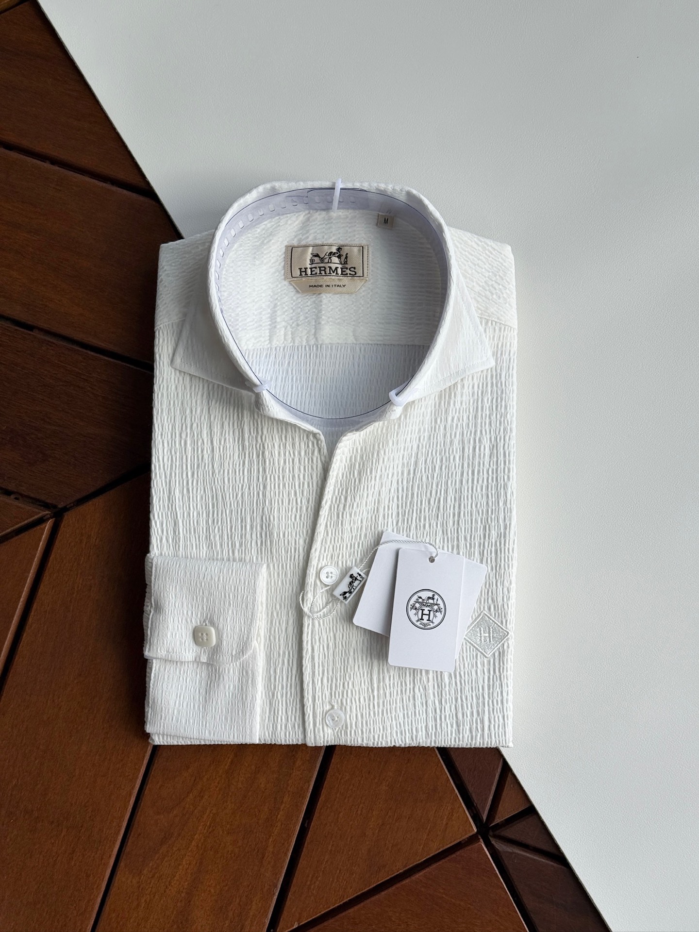NO:525743,High-end white details H Hermes, high-end quality, high-end high-density jacquard bubble shirt, business gentleman commuting style is fashionable and decent, and versatile to control long-sleeved shirts. In the busy urban life, every business gentleman is pursuing a fashionable and decent dress style. Today, we bring you a long-sleeved shirt specially designed for business commuting, using unique fabric craftsmanship to bring you a delicate and comfortable wearing experience. Delicate texture. After careful polishing, the surface of the fabric presents a delicate touch soft and comfortable touch. This unique texture not only enhances the comfort of the wearer, but also makes the shirt visually present a high-quality sense. The high-end collar design is fashionable and decent. Elegance and fashion have won the love of many business gentlemen. It not only shows the wearer's fashion taste, but also shows a decent and generous image in business occasions.  This shirt also uses high-quality fabrics, which have good breathability and moisture absorption. Even during long-term business activities, it can maintain a dry and comfortable wearing experience, allowing you to always maintain the best condition. Meet different needs and meet the dress needs of different business gentlemen. It can easily match various business occasions and show different styles and charm. Its versatile styles and business negotiations can be easily handled. Whether it is daily office, business negotiations, or participating in various meetings and activities, it can be easily dealt with. Its versatile style and delicate texture allow you to maintain confidence and calmness in any occasion. Make it a right-hand assistant in your career, allowing you to show your unique fashion taste and business style in your busy urban life. SMLXLXXL,,hermes,shirts,alexander wang19860909高级白色细节 H爱马仕,高端品质,高支高密提花泡泡布衬衫,商务绅士通勤款时尚又得体,百搭好驾驭长袖衬衫,在繁忙的都市生活中,每一位商务绅士都在追求一种既时尚又得体的着装风格.今天,我们为您带来一款专为商务通勤打造的长袖衬衫,采用独特的面料工艺,为您带来细腻舒适的穿着体验.细腻质感.经过精心打磨处理,面料表面呈现出细腻的触感柔软舒适.这种独特的质感不仅提升了穿着的舒适度,更让衬衫在视觉上呈现出高级的品质感.高级领设计,时尚又得体.优雅、时尚赢得了众多商务绅士的喜爱.不仅展现出穿着者的时尚品味,更在商务场合中展现出得体大方的形象. 这款衬衫还选用优质面料,具有良好的透气性和吸湿性.即使在长时间的商务活动中,也能保持干爽舒适的穿着体验,让您始终保持最佳状态.满足不同需求.满足不同商务绅士的着装需求,都能轻松搭配各种商务场合,展现出不同的风格魅力.百搭款式,轻松驾驭各种场合.无论是日常办公、商务洽谈,还是参加各类会议、活动,都能轻松应对.其百搭的款式和细腻的质感,让您在任何场合下都能保持自信与从容.让它成为您职场生涯中的得力助手,让您在繁忙的都市生活中,展现出独特的时尚品味和商务风范. 码数 SMLXLXXL,,hermes,shirts,alexander wang,Men's clothing