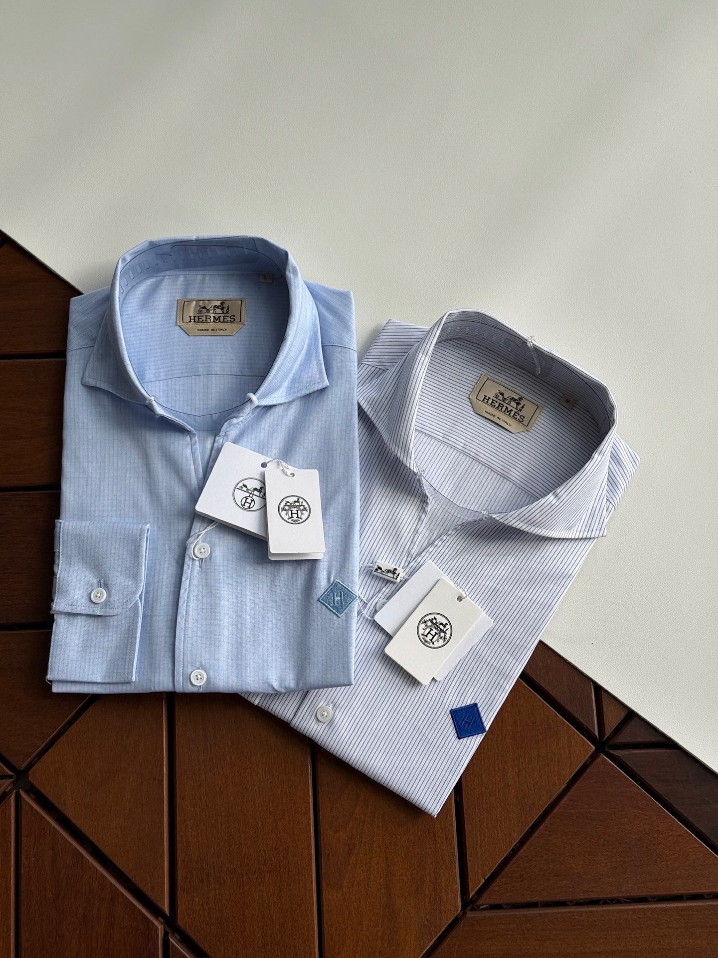 NO:525731,H Hermes, high-end quality, high-end high-density jacquard striped contrasting shirt, business gentleman commuting style is fashionable and decent, and versatile to control long-sleeved shirts. In the busy urban life, every business gentleman is pursuing a fashionable and decent dress style. Today, we bring you a long-sleeved shirt specially designed for business commuting, using unique fabric craftsmanship to bring you a delicate and comfortable wearing experience. Delicate texture. After careful polishing, the surface of the fabric presents a delicate touch soft and comfortable touch. This unique texture not only enhances the comfort of the wearer, but also makes the shirt visually present a high-quality sense. The high-end collar design is fashionable and decent. Elegance and fashion have won the love of many business gentlemen. It not only shows the wearer's fashion taste, but also shows a decent and generous image in business occasions.  This shirt also uses high-quality fabrics, which have good breathability and moisture absorption. Even during long-term business activities, it can maintain a dry and comfortable wearing experience, allowing you to always maintain the best condition. Meet different needs and meet the dress needs of different business gentlemen. It can easily match various business occasions and show different styles and charm. Its versatile styles and business negotiations can be easily handled. Whether it is daily office, business negotiations, or participating in various meetings and activities, it can be easily dealt with. Its versatile style and delicate texture allow you to maintain confidence and calmness in any occasion. Make it a right-hand assistant in your career, allowing you to show your unique fashion taste and business style in your busy urban life. SMLXLXXL,,hermes,shirts,alexander wang19860909H爱马仕,高端品质,高支高密提花条纹撞色衬衫,商务绅士通勤款时尚又得体,百搭好驾驭长袖衬衫,在繁忙的都市生活中,每一位商务绅士都在追求一种既时尚又得体的着装风格.今天,我们为您带来一款专为商务通勤打造的长袖衬衫,采用独特的面料工艺,为您带来细腻舒适的穿着体验.细腻质感.经过精心打磨处理,面料表面呈现出细腻的触感柔软舒适.这种独特的质感不仅提升了穿着的舒适度,更让衬衫在视觉上呈现出高级的品质感.高级领设计,时尚又得体.优雅、时尚赢得了众多商务绅士的喜爱.不仅展现出穿着者的时尚品味,更在商务场合中展现出得体大方的形象. 这款衬衫还选用优质面料,具有良好的透气性和吸湿性.即使在长时间的商务活动中,也能保持干爽舒适的穿着体验,让您始终保持最佳状态.满足不同需求.满足不同商务绅士的着装需求,都能轻松搭配各种商务场合,展现出不同的风格魅力.百搭款式,轻松驾驭各种场合.无论是日常办公、商务洽谈,还是参加各类会议、活动,都能轻松应对.其百搭的款式和细腻的质感,让您在任何场合下都能保持自信与从容.让它成为您职场生涯中的得力助手,让您在繁忙的都市生活中,展现出独特的时尚品味和商务风范. 码数 SMLXLXXL,,hermes,shirts,alexander wang,Men's clothing