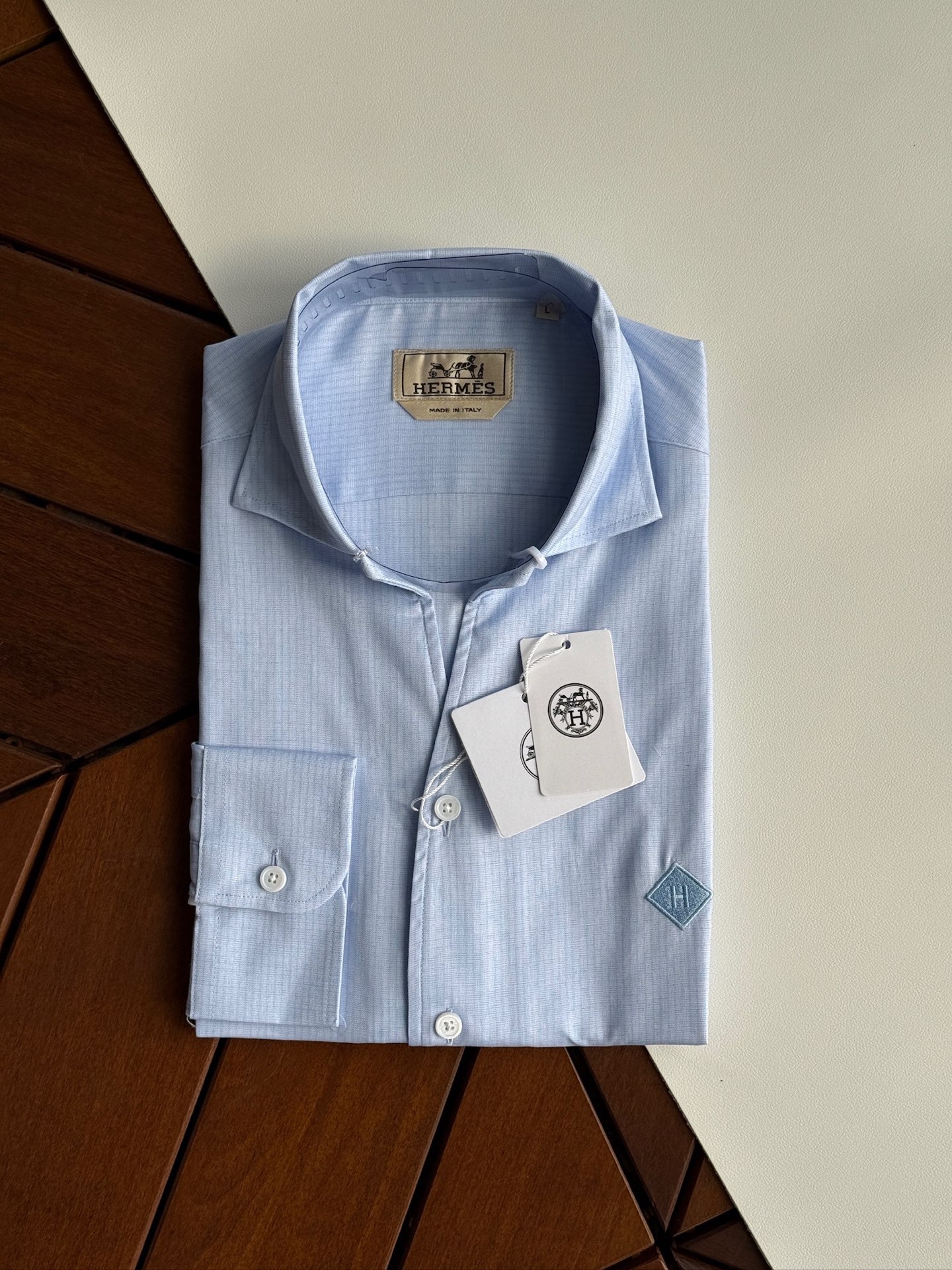 NO:525734,Abbreviated as blue details H Hermes, high-end quality, high-end high-density jacquard striped contrasting shirt, the business gentleman commuting style is fashionable and decent, and it is versatile to control the long-sleeved shirt. In the busy urban life, every business gentleman is pursuing a fashionable and decent dress style. Today, we bring you a long-sleeved shirt specially designed for business commuting, using unique fabric craftsmanship to bring you a delicate and comfortable wearing experience. Delicate texture. After careful polishing, the surface of the fabric presents a delicate touch soft and comfortable touch. This unique texture not only enhances the comfort of the wearer, but also makes the shirt visually present a high-quality sense. The high-end collar design is fashionable and decent. Elegance and fashion have won the love of many business gentlemen. It not only shows the wearer's fashion taste, but also shows a decent and generous image in business occasions.  This shirt also uses high-quality fabrics, which have good breathability and moisture absorption. Even during long-term business activities, it can maintain a dry and comfortable wearing experience, allowing you to always maintain the best condition. Meet different needs and meet the dress needs of different business gentlemen. It can easily match various business occasions and show different styles and charm. Its versatile styles and business negotiations can be easily handled. Whether it is daily office, business negotiations, or participating in various meetings and activities, it can be easily dealt with. Its versatile style and delicate texture allow you to maintain confidence and calmness in any occasion. Make it a right-hand assistant in your career, allowing you to show your unique fashion taste and business style in your busy urban life. SMLXLXXL,,hermes,shirts,alexander wang19860909简称蓝色细节吧 H爱马仕,高端品质,高支高密提花条纹撞色衬衫,商务绅士通勤款时尚又得体,百搭好驾驭长袖衬衫,在繁忙的都市生活中,每一位商务绅士都在追求一种既时尚又得体的着装风格.今天,我们为您带来一款专为商务通勤打造的长袖衬衫,采用独特的面料工艺,为您带来细腻舒适的穿着体验.细腻质感.经过精心打磨处理,面料表面呈现出细腻的触感柔软舒适.这种独特的质感不仅提升了穿着的舒适度,更让衬衫在视觉上呈现出高级的品质感.高级领设计,时尚又得体.优雅、时尚赢得了众多商务绅士的喜爱.不仅展现出穿着者的时尚品味,更在商务场合中展现出得体大方的形象. 这款衬衫还选用优质面料,具有良好的透气性和吸湿性.即使在长时间的商务活动中,也能保持干爽舒适的穿着体验,让您始终保持最佳状态.满足不同需求.满足不同商务绅士的着装需求,都能轻松搭配各种商务场合,展现出不同的风格魅力.百搭款式,轻松驾驭各种场合.无论是日常办公、商务洽谈,还是参加各类会议、活动,都能轻松应对.其百搭的款式和细腻的质感,让您在任何场合下都能保持自信与从容.让它成为您职场生涯中的得力助手,让您在繁忙的都市生活中,展现出独特的时尚品味和商务风范. 码数 SMLXLXXL,,hermes,shirts,alexander wang,Men's clothing