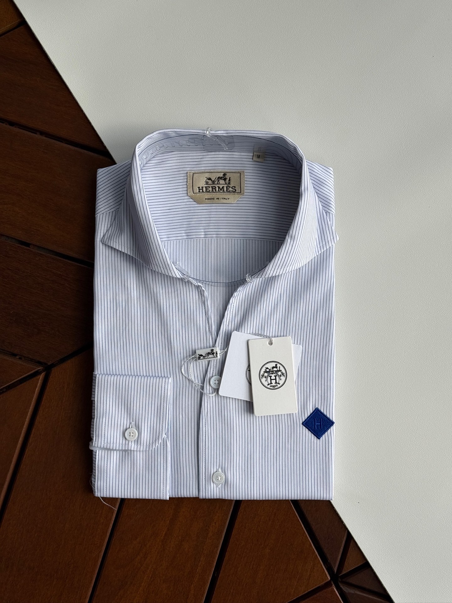 NO:525737,Abbreviated as White Details H Hermes, high-end quality, high-end high-density jacquard striped contrasting shirt, the business gentleman commuting style is fashionable and decent, and it is versatile to control the long-sleeved shirt. In the busy urban life, every business gentleman is pursuing a fashionable and decent dress style. Today, we bring you a long-sleeved shirt specially designed for business commuting, using unique fabric craftsmanship to bring you a delicate and comfortable wearing experience. Delicate texture. After careful polishing, the surface of the fabric presents a delicate touch soft and comfortable touch. This unique texture not only enhances the comfort of the wearer, but also makes the shirt visually present a high-quality sense. The high-end collar design is fashionable and decent. Elegance and fashion have won the love of many business gentlemen. It not only shows the wearer's fashion taste, but also shows a decent and generous image in business occasions.  This shirt also uses high-quality fabrics, which have good breathability and moisture absorption. Even during long-term business activities, it can maintain a dry and comfortable wearing experience, allowing you to always maintain the best condition. Meet different needs and meet the dress needs of different business gentlemen. It can easily match various business occasions and show different styles and charm. Its versatile styles and business negotiations can be easily handled. Whether it is daily office, business negotiations, or participating in various meetings and activities, it can be easily dealt with. Its versatile style and delicate texture allow you to maintain confidence and calmness in any occasion. Make it a right-hand assistant in your career, allowing you to show your unique fashion taste and business style in your busy urban life. SMLXLXXL,,hermes,shirts,alexander wang19860909简称白色细节吧 H爱马仕,高端品质,高支高密提花条纹撞色衬衫,商务绅士通勤款时尚又得体,百搭好驾驭长袖衬衫,在繁忙的都市生活中,每一位商务绅士都在追求一种既时尚又得体的着装风格.今天,我们为您带来一款专为商务通勤打造的长袖衬衫,采用独特的面料工艺,为您带来细腻舒适的穿着体验.细腻质感.经过精心打磨处理,面料表面呈现出细腻的触感柔软舒适.这种独特的质感不仅提升了穿着的舒适度,更让衬衫在视觉上呈现出高级的品质感.高级领设计,时尚又得体.优雅、时尚赢得了众多商务绅士的喜爱.不仅展现出穿着者的时尚品味,更在商务场合中展现出得体大方的形象. 这款衬衫还选用优质面料,具有良好的透气性和吸湿性.即使在长时间的商务活动中,也能保持干爽舒适的穿着体验,让您始终保持最佳状态.满足不同需求.满足不同商务绅士的着装需求,都能轻松搭配各种商务场合,展现出不同的风格魅力.百搭款式,轻松驾驭各种场合.无论是日常办公、商务洽谈,还是参加各类会议、活动,都能轻松应对.其百搭的款式和细腻的质感,让您在任何场合下都能保持自信与从容.让它成为您职场生涯中的得力助手,让您在繁忙的都市生活中,展现出独特的时尚品味和商务风范. 码数 SMLXLXXL,,hermes,shirts,alexander wang,Men's clothing