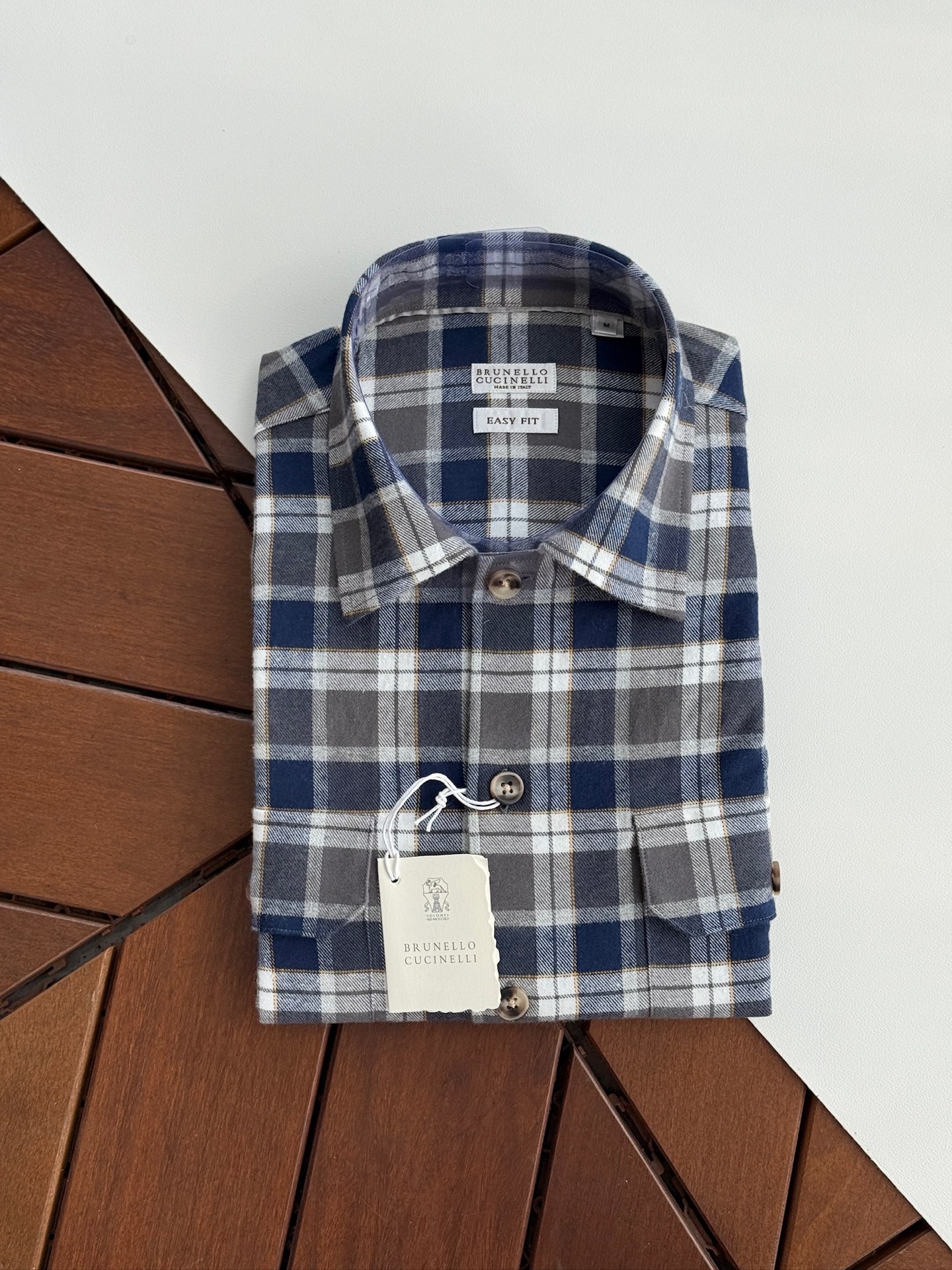 NO:525728,BC,,, the first elastic and grinding process in autumn and winter creates a delicate texture!  Business gentleman commuting style fashionable and decent double bag double bag cover shirt. It can be business or casual!  !  !  The design is versatile and well-matched checkered long-sleeved shirt... In the busy urban life, every business gentleman is pursuing a fashionable and decent dress style. Today, we bring you a Windsor collar long-sleeved shirt specially designed for business commuting, using a unique wool grinding process to bring you a delicate and comfortable wearing experience. The wool grinding process creates a delicate texture. This shirt adopts advanced wool grinding process. After careful polishing, the fabric surface presents a delicate velvet feel, and the touch is soft and comfortable. This unique texture not only enhances the comfort of wearing, but also makes the shirt visually present a high-quality sense.  Windsor collar design is fashionable and decent. As one of the most popular collar types in recent years, the one-piece collar craftsmanship has won the love of many business gentlemen for its elegant and fashionable characteristics. This shirt adopts a classic Windsor collar design, which not only shows the wearer's fashion taste, but also shows a decent and generous image in business occasions. In addition to the unique wool craftsmanship and one-piece collar design, this shirt also uses high-quality fabrics, which have good breathability and moisture absorption. Even during long-term business activities, it can maintain a dry and comfortable wearing experience, so that you can always maintain the best condition. A variety of colors are available to meet different needs. In order to meet the dressing needs of different business gentlemen, this shirt is available in a variety of colors. Whether it is classic gray, fashionable dark green, brown-brown tones, it can be easily matched with various business occasions to show different styles and charm.  Versatile styles, easy to control various occasions. Whether it is daily office, business negotiation, or participating in various conferences and activities, this Windsor collar long-sleeved shirt created by wool craftsmanship can easily cope with it. Its versatile style and delicate texture allow you to maintain confidence and calmness in any occasion. Make it a right-hand assistant in your career, allowing you to show your unique fashion taste and business style in your busy urban life. SMLXLXXL,,shirts,alexander wang19860909BC,,,年秋冬第一弹磨毛工艺打造细腻质感！商务绅士通勤款时尚又得体双袋双袋盖衬衫.可商务可休闲！！！设计百搭好驾驭撞色格仔长袖衬衫...在繁忙的都市生活中,每一位商务绅士都在追求一种既时尚又得体的着装风格.今天,我们为您带来一款专为商务通勤打造的温莎领长袖衬衫,采用独特的磨毛工艺,为您带来细腻舒适的穿着体验. 磨毛工艺,打造细腻质感.这款衬衫采用先进的磨毛工艺,经过精心打磨处理,面料表面呈现出细腻的绒感,触感柔软舒适.这种独特的质感不仅提升了穿着的舒适度,更让衬衫在视觉上呈现出高级的品质感. 温莎领设计,时尚又得体.一片领的工艺作为近年来备受追捧的领型之一,以其优雅、时尚的特点赢得了众多商务绅士的喜爱.这款衬衫采用经典的温莎领设计,不仅展现出穿着者的时尚品味,更在商务场合中展现出得体大方的形象. 除了独特的磨毛工艺和一片领设计外,这款衬衫还选用优质面料,具有良好的透气性和吸湿性.即使在长时间的商务活动中,也能保持干爽舒适的穿着体验,让您始终保持最佳状态. 多种颜色可选,满足不同需求.为了满足不同商务绅士的着装需求,这款衬衫提供多种颜色可选.无论是经典的灰色、还是时尚的墨绿、偏棕咖的色调,都能轻松搭配各种商务场合,展现出不同的风格魅力. 百搭款式,轻松驾驭各种场合.无论是日常办公、商务洽谈,还是参加各类会议、活动,这款磨毛工艺打造的温莎领长袖衬衫都能轻松应对.其百搭的款式和细腻的质感,让您在任何场合下都能保持自信与从容. 让它成为您职场生涯中的得力助手,让您在繁忙的都市生活中,展现出独特的时尚品味和商务风范. 码数SMLXLXXL,,shirts,alexander wang,Men's clothing