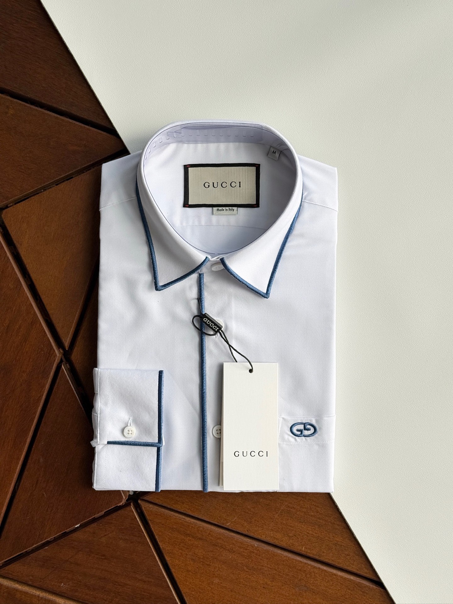 NO:525725,GUCCI Gucci, new style for sale on the official website... Heavy industry craft embroidery, collar edge, same edge, and edge of the wing are all contrasting embroidery thread, top-grade items, imported fabric colored poplin, SMLXLXXL,,gucci,gucci,alexander wang19860909GUCCI古驰,新款官网在售...重工工艺绣花,领子边,仝边,介英边都是撞色绣花线,顶级单品,面料进口色织府绸,SMLXLXXL,,gucci,gucci,alexander wang,Men's clothing