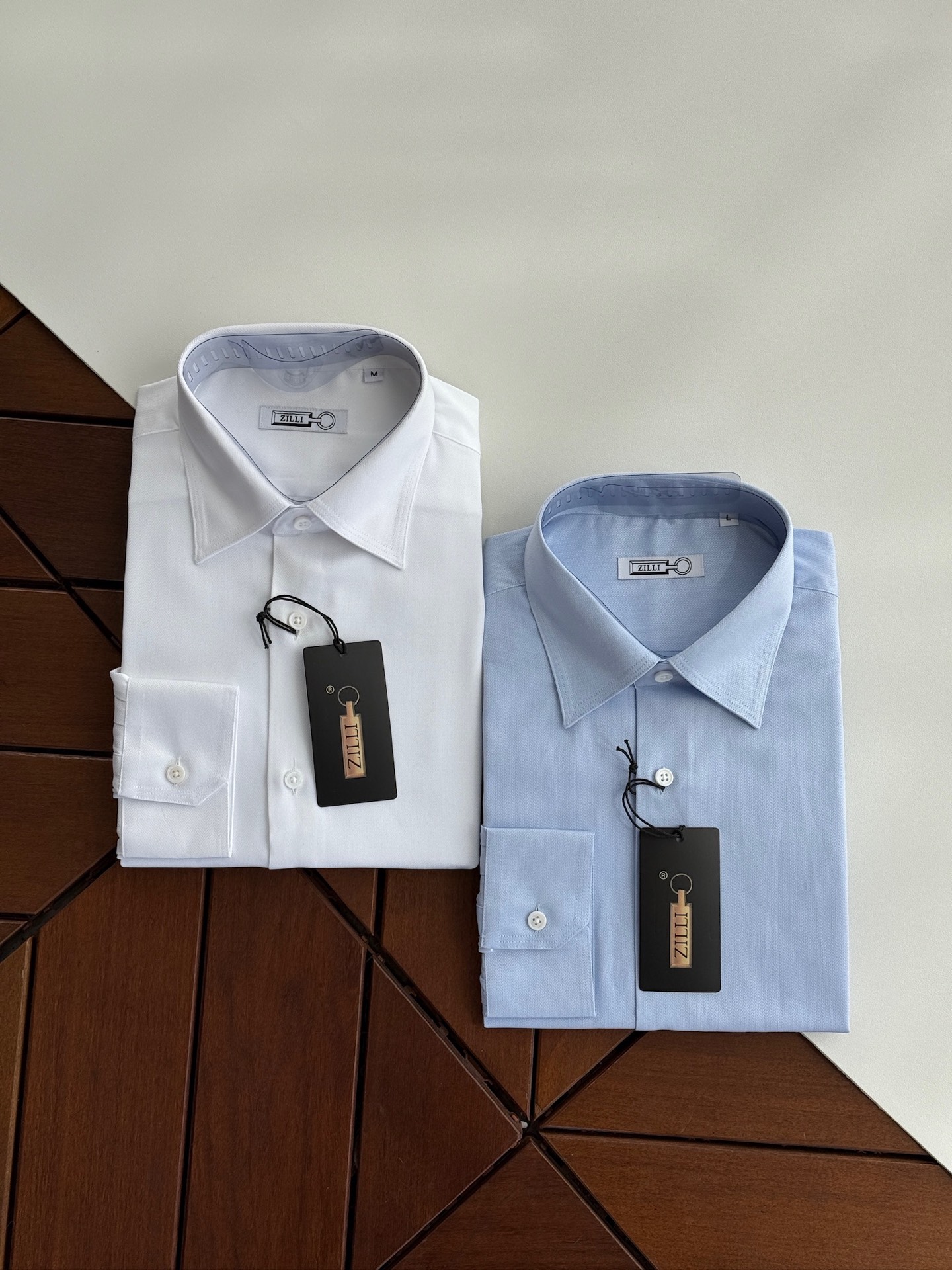 NO:525715,About ZILLI A French high-end men's clothing brand, the new season of jacquard clean business shirts has absolutely high luxury quality. A high-end brand established in 1970, the founder and chairman of the company is Alain Schimel. ZILLI is famous for its outstanding French manufacturing process and is the first men's clothing company to win the French dynamic heritage enterprise medal. For more than 40 years, ZILLI has been one of the world's top men's clothing brands, providing a series of product lines such as suits, shirts, ties and shirts, high-end leather goods and shoes and bags knitwear, glasses and sunglasses. ZILLI is one of the luxury brand men's clothing labeled 'high craftsmanship and ready-to-wear' in luxury brands, which is a commendation of its famous proprietary technology. ZILLI has fashion flagship stores in more than 40 countries around the world, which is an important manifestation of the French economic heritage and its outstanding culture being firmly implanted into the Lyon region.  ZILLI's shirts are positioned as a high-end luxury brand. In addition to traditional shirts, tie, suit and other clothing, their product line also includes leather goods, shoes, luggage, knitwear, sunglasses and other accessories. ZILLI's shirts are mainly made of pure cotton fabrics, which are finely woven and polished, with excellent breathability and comfort. At the same time, they also pay attention to tailoring and details, demonstrating the brand's consistent rigorous craftsmanship. ZILLI's shirts are relatively high in price and belong to the upper-middle grade, similar to brands such as Hermes and Chanel. The design style is mainly simple, but they are also full of fashion and personalized elements. Each one is unique. Guest-supplied liquid ammonia-free ironing craft jacquard fabric has a lighter texture, providing you with the best wearing experience!  Size: SMLXLXXL, alaia, chanel, hermes,shirts, business suit, ties, alexander wang19860909关于ZILLI 一个法国的高端男装品牌,新一季的提花净色商务衬衫绝对的高奢品质,一家成立于1970年的高端品牌,公司创始人和董事长是Alain Schimel.ZILLI以其卓越的法国制造工艺而闻名,是第一家获得法国动态遗产型企业奖章的男装企业.40多年来,ZILLI一直是全球顶级男装的领导品牌之一,提供西装、衬衫、领带和衬衫、高档皮具和鞋包针织品、眼镜和太阳镜等一系列产品线.ZILLI是奢侈品牌男装中标签为“高工艺和成衣服装”之一,这是对其声名显赫的专有技术的褒奖.ZILLI在世界超过40个国家都设有时装旗舰店,是法国经济遗产及其卓越的文化已经牢固植入里昂地区的重要表现. ZILLI的衬衫定位为高端奢侈品牌,其产品线除了传统的衬衫、领带、西服等服饰外,还包括了皮具、鞋类、箱包、针织品、太阳镜等配饰.ZILLI的衬衫以纯棉面料为主,经过精细的织造和打磨,具有极佳的透气性和舒适度,同时也注重剪裁和细节处理,彰显出品牌一贯的严谨工艺. ZILLI的衬衫价格相对较高,属于中档偏上的档次,与Hermes、Chanel等品牌相似.其设计风格以简约为主,但也充满了时尚感和个性化元素,每一款都独具匠心. 客供液氨免烫工艺提花面料,质感更轻肤,为您提供最好的穿着体验！ 尺码:SMLXLXXL,,alaia,chanel,hermes,shirts,business suit,ties,alexander wang,Men's clothing