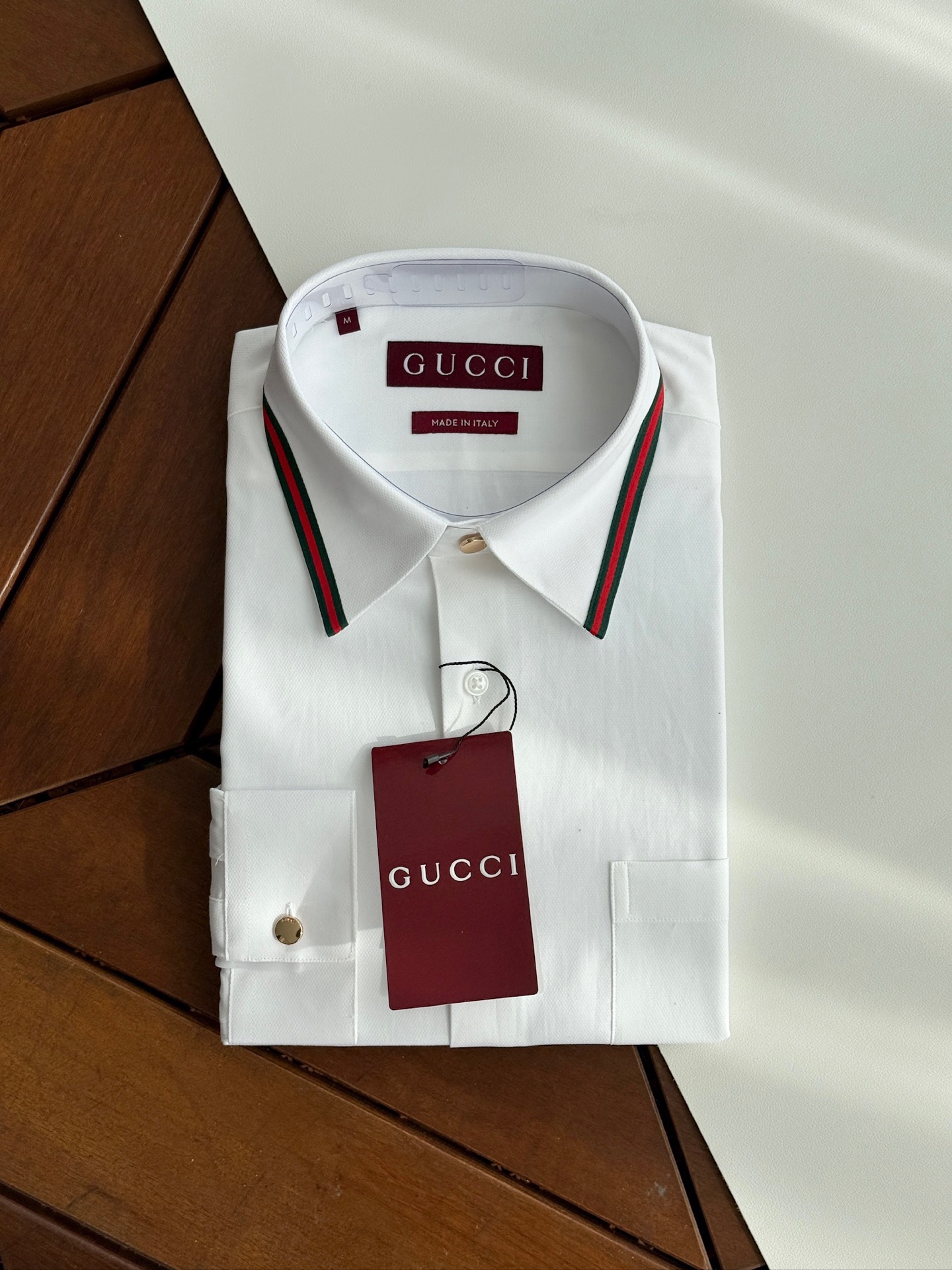 NO:525703,GUCCI men's long-sleeved shirt, the latest Hong Kong trading company products in 25 years, pure foreign business channels, new red main marks, auxiliary materials... The whole collar is covered with contrasting webbing, the entire shirt has a unique design, quite fashionable, and the overall light luxury and high-end details are perfect, confirming the original craftsmanship. Customers can select Turkish high-split platinum-grade fabrics, with self-evident comfort, excellent quality, smooth and perfect style lines. As a single item of appearance, it can dominate the mixing and matching of the entire dressing season. Whether it is worn alone or in the inner, it is quite eye-catching. The upper body effect is excellent, elegant and intellectual, and it is easy to highlight the temperament!  Size S-XXL, gucci,shirts,alexander wang19860909GUCCI男士长袖衬衫,25年最新香港贸易公司货,纯正洋行渠道,新款红色主唛,辅料...整件领子贴撞色织带,整款衬衫的设计别具一格,颇具时髦感,整体轻奢高级 细节完美如斯,印证了原厂的匠心工艺,客供甄选土耳其高支白金级面料,舒适度不言而喻,品相极为优等,版型线条流畅完美 作为颜值系的一款单品,可以主导整个穿搭季的混搭,无论单穿或者内搭都颇为吸睛,上身效果超赞,优雅而知性,极易凸显出气质的类型！尺码S-XXL,,gucci,shirts,alexander wang,Men's clothing