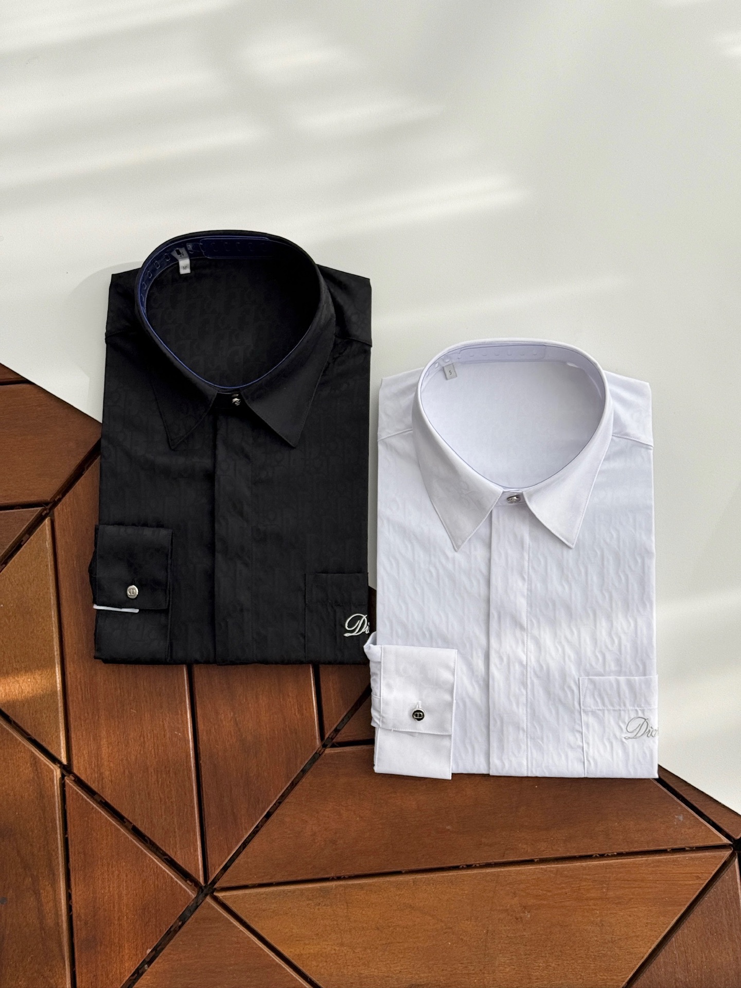 NO:525705,The most powerful version of Dior is available, with a new style that comes with a bag on the chest, a classic style embroidered in handwritten, a long-sleeved shirt with Tianshi poplin jacquard letters!  !  !  It’s a pity that the main mark, tag, size mark, and wash water mark are all in the cabinet. Because it is a flat substitute for live customer orders, it cannot be marked. Everyone can go back and put it on their own. The high-end metal buckle embellishment increases the product recognition!  There is a long-sleeved shirt with high order and super dense fabrics in each season. Dior shirt is the most sexy item of this season, so please boldly wear the eye-sucking pattern on your body. If you are a relatively low-key man, you can try a leather jacket with masculinity and tie the shirt around your waist. It can also fully play the decorative role of the shirt. The shirt also adds a sense of color to the overall dress. When the weather turns cold, you can match the sweatshirt or knitted sweater on the outside to make the outfit feel more layered. When autumn comes, wear the shirt as a jacket and wear a simple solid color T-shirt inside, which is simple, refreshing and handsome. When wearing a shirt alone, you can match it with suit pants, jeans, casual pants, etc. forever online!  !  !  Two-color Size SMLXLXXL,,dior,hoodie,sweatshirts,jeans,jackets & coats,jackets & coats,sweaters,shirts,tees,t-shirt,business suit,alexander wang19860909强势登陆最高版本的迪奥,新款来胸前开袋,手写体绣花的经典款,天丝府绸提花字母长袖衬衫！！！高端产品,可惜就缺了主唛,吊牌,尺码唛,洗水唛全都对柜对版,因为是平替直播客户订单,所以不能上唛,大家可以回去自己上.高端金属扣点缀增加了产品辨识度哈！每一季都有一款珍藏高订超密织面料长袖衬衫,迪奥衬衫是这个季节最骚气的单品,所以请大胆地把吸眼睛的图案穿在身上,如果你是比较低调的男士,可以试试外罩一件阳刚指数爆表的皮夹克将衬衫系在腰间,还能很充分的发挥了衬衫的装饰作用 衬衫,也为整体着装增加了色彩感天气转凉的时候,可以在衬衫外搭配卫衣或是针织毛衣,让穿搭更有层次感,在入秋的时候,把衬衫当做外套穿,内搭一件简洁的纯色T恤,简单清爽帅气逼人,单穿衬衫时可以与西装裤、牛仔裤、休闲裤等搭配永远在线！！！两色 尺码SMLXLXXL,,dior,hoodie,sweatshirts,jeans,jackets & coats,jackets & coats,sweaters,shirts,tees，t-shirt,business suit,alexander wang,Men's clothing