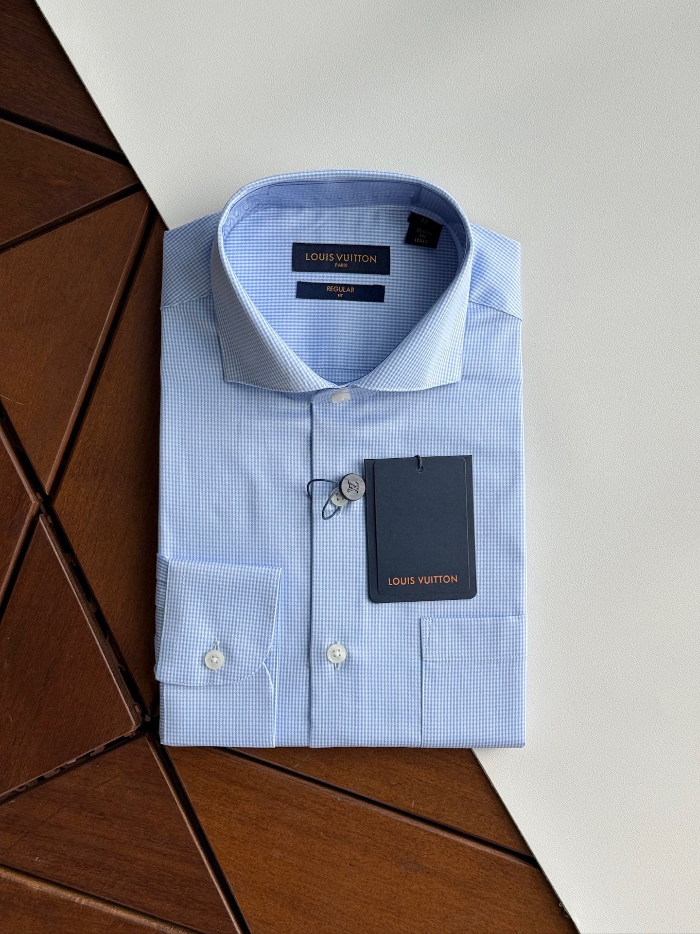 NO:525707,Louis Vuitton LV original single men's high-end short-sleeved shirt, trading company foreign products, high-end shirts, jacquard fabrics, simple embroidery, basic items are classic ace works of Donkeys. They are not related to the seasons and style trends, and are a must-have type every season. They abandon fashion concept design and present them with a streamlined but fashionable style!  A shirt that is very consistent with the aesthetic tone of donkey brands, the essence of embroidery is unique and innovative, integrated, showing a very distinctive and fashionable proposition, which is very labeled and perfectly boasts the identity of the brand!  Customer-supplied heavyweight fabrics, the jacquard process has been processed without ironing, with excellent texture and excellent skin-friendly texture. The fabric texture exudes a sense of high-end and luxurious feeling, and the touch experience is excellent!  Detailed and sophisticated, first-class quality, impeccable, selected high-end mother-sized buckles, tightly lined, versatile color matching, casual commuting, no age-level limitations, and extremely high-level control!  Size SMLXLXXL,,louis vuitton,louis vuitton,louis vuitton,louis vuitton,shirts,T-shirt,alexander wang19860909路易威登 LV原单男士高级短袖衬衫,贸易公司洋行货,高端衬衫,提花面料,简单绣花,基础款单品属于驴家的经典王牌之作,无关季节和风格走向,属于每季节必出的类型,摒弃了时装概念设计,以精简而不失时髦的画风呈现！极符合驴牌美学基调的一款衬衫,绣花的精髓标识进行别具一格的创新演绎,、浑然一体,展现出极具鲜明态度的时髦主张,非常标签化,完美标榜了品牌的身份！客供进口重磅面料,提花工艺经过免烫工艺处理,质感颇为上乘,亲肤性绝佳,面料肌理透着高级和贵奢感,触感体验值绝佳！细节精致考究,品相一流,无可挑剔,甄选的高级母贝扣,走线严丝合缝,配色基础百搭,通勤亦休闲,无年龄层次限定,驾驭度极高的时髦单品！尺码SMLXLXXL,,louis vuitton,louis vuitton,louis vuitton,louis vuitton,shirts,T-shirt,alexander wang,Men's clothing