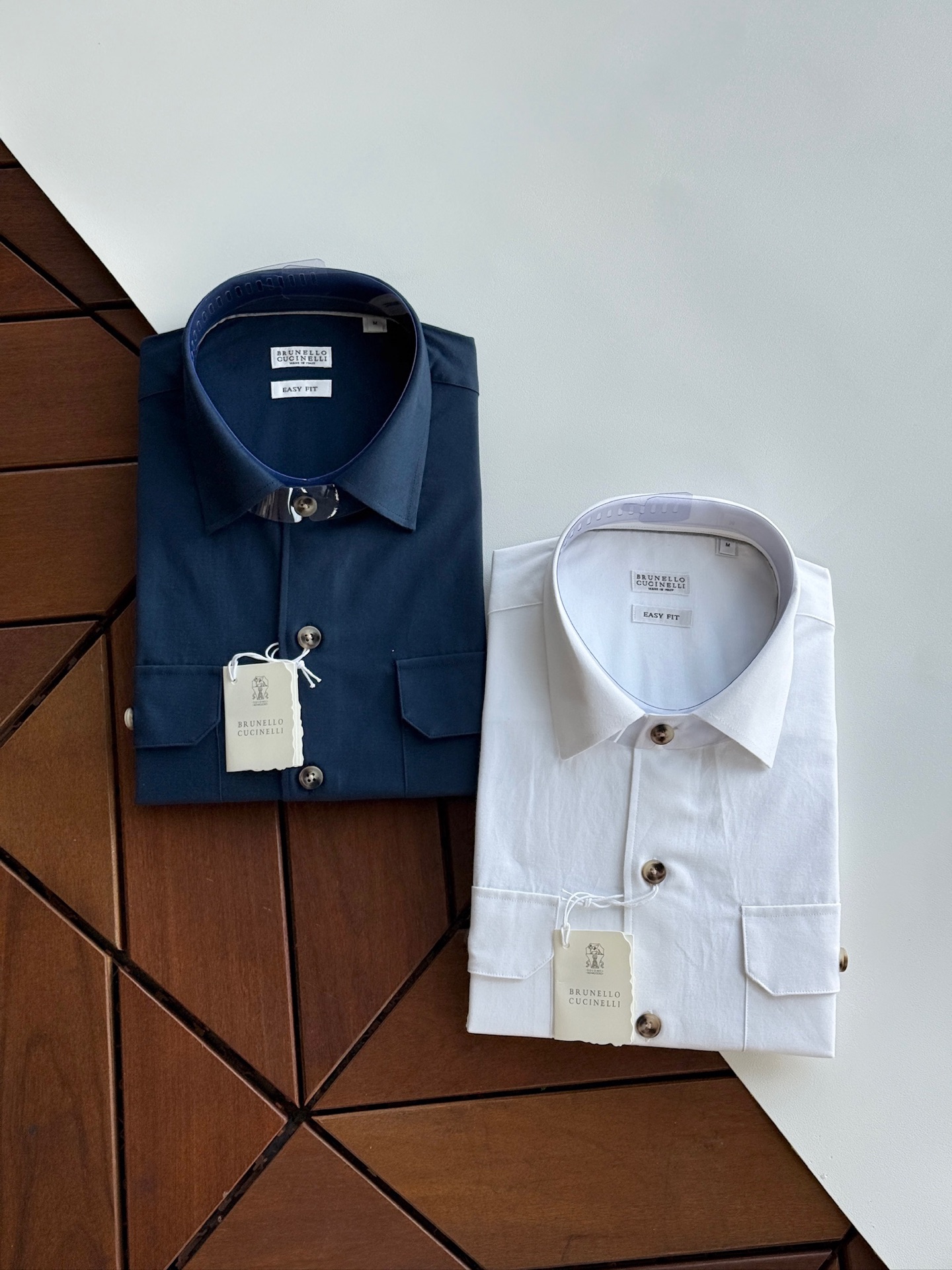 NO:525709,Top BC products, light luxury!  The new autumn and winter style men's first-shearing wool cashmere shirt jacket. The outline and looseness of the traditional shirt jacket give this shirt a new inspiration, and the urban casual style is highlighted with the support of casual taste and exquisite workmanship. The first-shearing wool cashmere material increases the product's deconstruction design, and the work pockets on the chest increase the product's practicality. The official website is on sale for 11,400, two colors, SMLXLXXL,, jackets & coats, shirts, alexander wang19860909BC顶级单品,轻奢！秋冬新款男士初剪羊毛羊绒衬衫式外套.传统衬衫外套的轮廓和宽松量感赋予这款衬衫新的灵感,在休闲品味和考究的做工加持下,彰显都市休闲风格.初剪羊毛羊绒材质增加了产品的解构设计,胸前工装口袋增加了产品的实用感.官网在售11400的价格,两个色,SMLXLXXL,,jackets & coats,shirts,alexander wang,Men's clothing