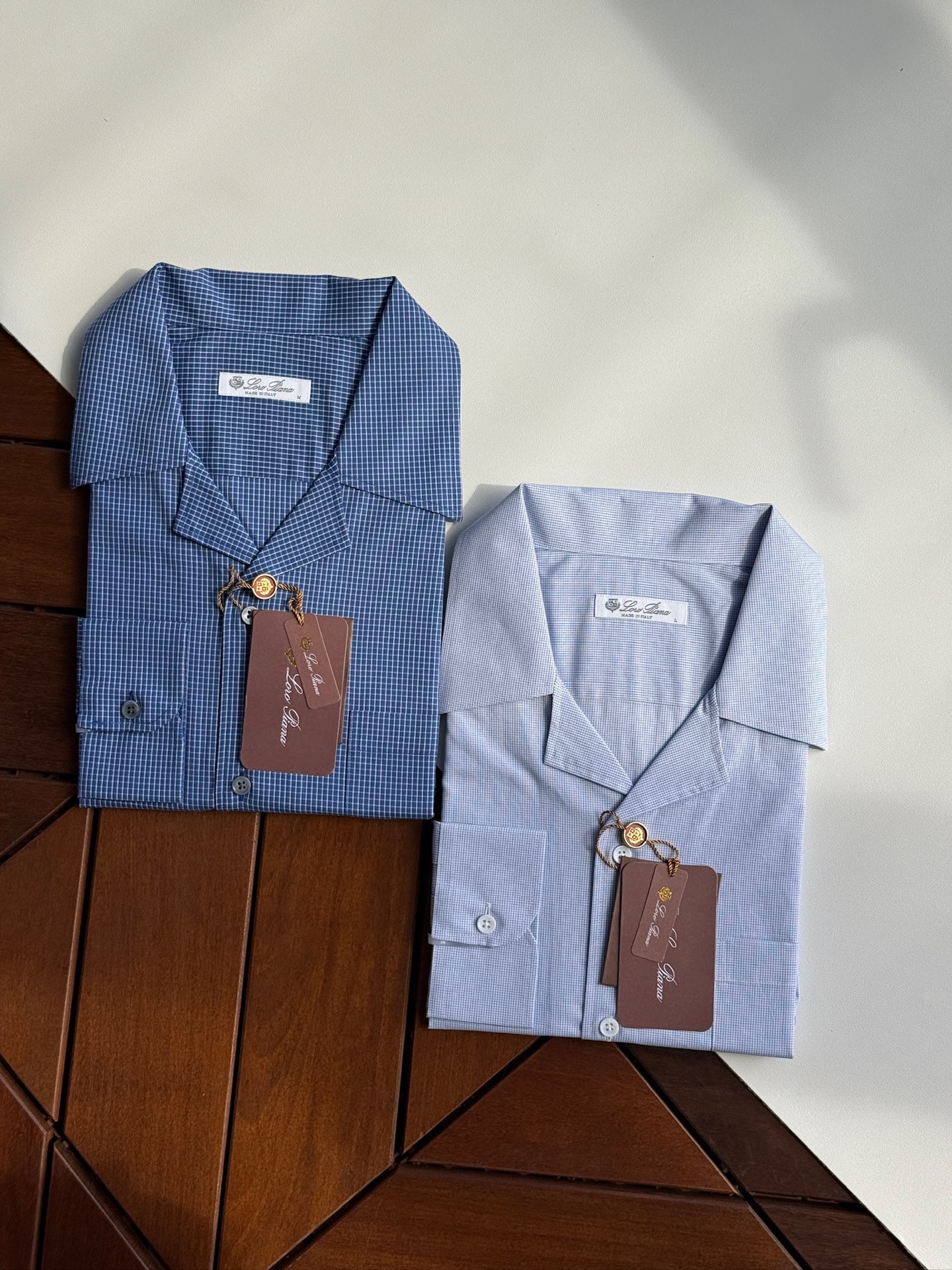 NO:550596,LP, LORO PIANA 2025 autumn and winter, Cuban collar long-sleeved checkered shirts are rejuvenated. In the long river of fashion, there are always some items, like bright stars, and after years of baptism, they still exude charming light. This two-color checkered pattern Cuban collar short shirt is like this, it plays the fashionable music of summer with unique charm. The Cuban collar design has a hint of retro charm and a sense of modern fashion. The slightly open neckline shows casualness and freedom, as if it can instantly get rid of heat and boredom. The pocket on the left chest is simple and practical, adding a casual atmosphere to the shirt, which is just right whether it is to place small objects or as decorations.  The texture of the Edda colored fabric is vividly displayed on the fingertips, giving the shirt a simple and high-end texture, which is crisp and stylish when worn, and it is comfortable and comfortable. The details are even more ingenious. On the black buttons, the exquisite lettering highlights the quality and style. Each one looks like a fashionable password, unlocking the elegant story behind the shirt. In order to protect this precious quality, you need to be extra careful when washing. It cannot be washed, cannot be bleached, cannot be flipped, and cannot be turned and dried. It is recommended to use professional dry cleaning to ensure that the fabric of the shirt is always as new. When ironing, you need to pay attention to the maximum temperature of the iron base plate is 110℃. Steam ironing may cause irrecoverable damage. Only careful care can make this elegance accompany you for a long time. SMLXLXXL,,loro piana,loro piana,shirts,alexander wang19860909LP,LORO PIANA 2025秋冬,古巴领长袖格仔衬衫焕新登场,时尚的漫漫长河中,总有一些单品,宛如璀璨星辰,历经岁月洗礼,依旧散发着迷人光芒. 这款双色格仔纹路的古巴领短衬衫,便是这样的存在,它以独特魅力,奏响夏日的时尚乐章. 古巴领的设计,带着一丝复古的韵味,又不失现代的时尚感.微微敞开的领口,展现出随性与自在,仿佛能让人瞬间摆脱燥热与烦闷.左胸处的口袋,简约而实用,为衬衫增添了一份休闲气息,无论是放置小物件还是作为装饰,都恰到好处. 溢达色织面料的质感跃然指尖,赋予了衬衫一种质朴而高级的质感,穿着起来挺括有型,又不失舒适自在. 细节之处,更见匠心.黑色的纽扣上,精致的刻字彰显着品质与格调,每一颗都像是时尚的密码,解锁着衬衫背后的优雅故事. 为了呵护这份珍贵的品质,洗涤时需格外用心. 不可水洗、不可漂白、不可翻转干燥,建议采用专业干洗,以确保衬衫的面料始终如新. 熨烫时,需注意熨斗底板最高温度为110℃,蒸汽熨烫可能会造成不可恢复的损伤,唯有细心呵护,才能让这份优雅长久相伴. 码数SMLXLXXL,,loro piana,loro piana,shirts,alexander wang,Men's clothing