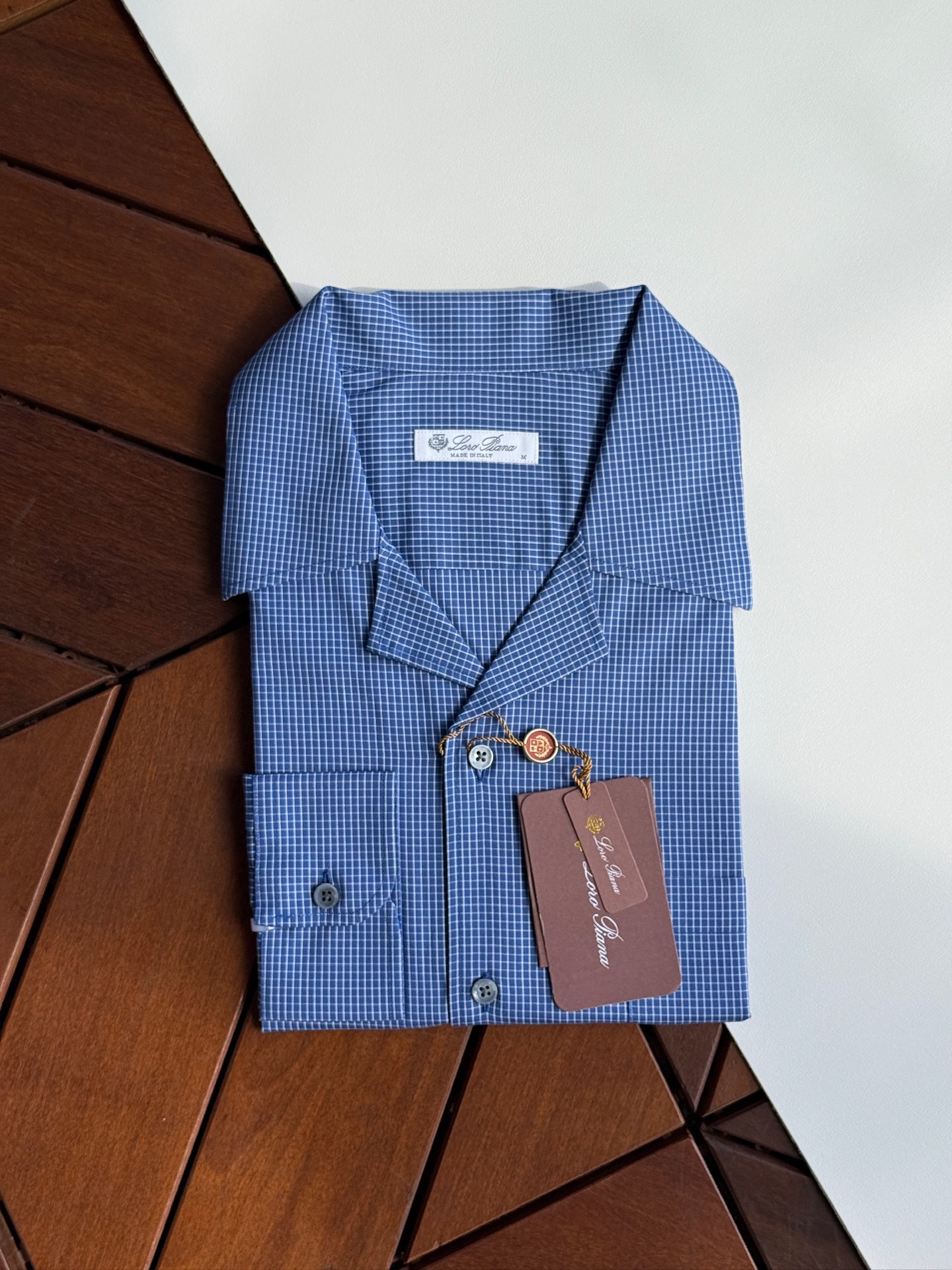 NO:549015,LP, LORO PIANA 2025 autumn and winter, the Cuban collar long-sleeved checkered shirt has made a new appearance. In the long river of fashion, there are always some single items, like bright stars, that have gone through the baptism of time and still exude charming light. This two-color checkered pattern Cuban collar short shirt is such an existence. It plays the fashion music of summer with its unique charm.  The design of the Cuban collar has a hint of retro charm without losing the sense of modern fashion. The slightly open neckline shows casualness and freedom, as if it can make people instantly get rid of the heat and boredom. The pocket on the left chest is simple and practical, adding a casual atmosphere to the shirt. It is just right whether it is used to place small items or as decoration.   The texture of Esquel's yarn-dyed fabrics pops up at your fingertips, giving the shirt a simple yet high-end feel. It is crisp and stylish to wear, yet comfortable and comfortable. The details are even more ingenious. The exquisite engravings on the black buttons highlight the quality and style. Each one is like a fashion code, unlocking the elegant story behind the shirt. In order to protect this precious quality, extra care must be taken when washing.  Do not wash, bleach, or turn over and dry. It is recommended to use professional dry cleaning to ensure that the fabric of the shirt is always as new. When ironing, please note that the maximum temperature of the iron soleplate is 110°C. Steam ironing may cause irreparable damage. Only careful care can keep this elegance for a long time. Size SMLXLXXL,,loro piana,loro piana,shirts,alexander wang19860909LP,LORO PIANA 2025秋冬,古巴领长袖格仔衬衫焕新登场,时尚的漫漫长河中,总有一些单品,宛如璀璨星辰,历经岁月洗礼,依旧散发着迷人光芒. 这款双色格仔纹路的古巴领短衬衫,便是这样的存在,它以独特魅力,奏响夏日的时尚乐章. 古巴领的设计,带着一丝复古的韵味,又不失现代的时尚感.微微敞开的领口,展现出随性与自在,仿佛能让人瞬间摆脱燥热与烦闷.左胸处的口袋,简约而实用,为衬衫增添了一份休闲气息,无论是放置小物件还是作为装饰,都恰到好处. 溢达色织面料的质感跃然指尖,赋予了衬衫一种质朴而高级的质感,穿着起来挺括有型,又不失舒适自在. 细节之处,更见匠心.黑色的纽扣上,精致的刻字彰显着品质与格调,每一颗都像是时尚的密码,解锁着衬衫背后的优雅故事. 为了呵护这份珍贵的品质,洗涤时需格外用心. 不可水洗、不可漂白、不可翻转干燥,建议采用专业干洗,以确保衬衫的面料始终如新. 熨烫时,需注意熨斗底板最高温度为110℃,蒸汽熨烫可能会造成不可恢复的损伤,唯有细心呵护,才能让这份优雅长久相伴. 码数SMLXLXXL,,loro piana,loro piana,shirts,alexander wang,Men's clothing