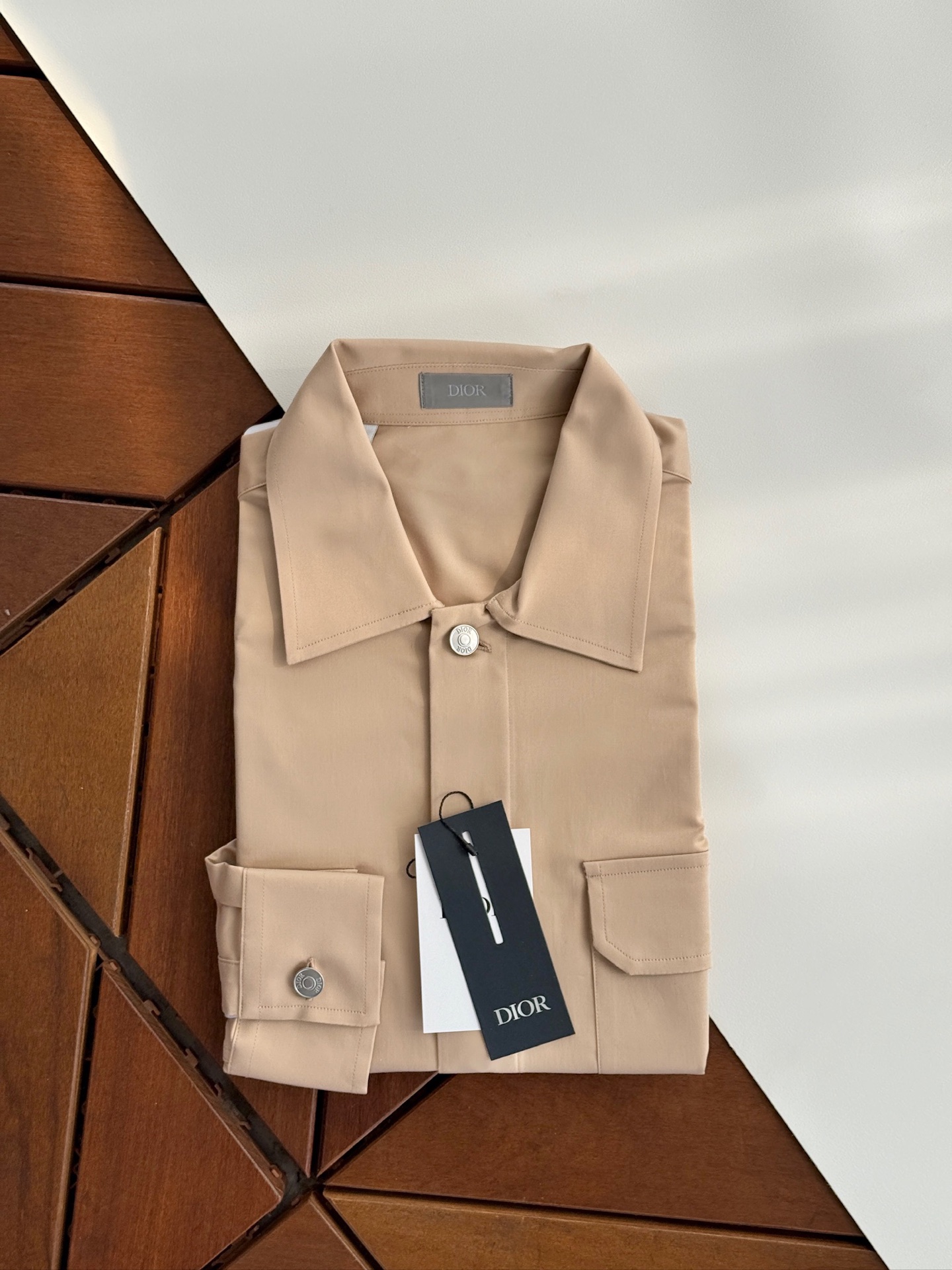 NO:550584,2025, Dior DIOR classic jacket shirt!  !  !  Autumn is here, and the cool and casual Hong Kong style interwoven texture, two-color satin elastic fabric, double pocket style casual jacket and shirt with a little business. High-end and luxurious ready-to-wear series, minimalist Hong Kong style design, loose silhouette cut, delicate and smooth texture. It is superior to daily commuting and traveling on the high street!  The minimalist and fresh casual series styles can even be said to be pure and classic. With a loose cut design, it naturally presents a fashionable temperament and a pure and simple beauty. The anti-wrinkle high-woven fabric is equipped with brand I-shaped buttons. The drape of the overall fabric is completed in one go. The upper body is well silhouetted and the lightness is just right. The details are perfect, and the daily matching is really high-end!  Size SMLXLXXL,,dior,dior,jackets & coats,shirts,alexander wang198609092025年,迪奥DIOR经典外套款衬衫！！！秋天到了,潇洒随性的港风交织纹理双色缎纹弹力面料双口袋款休闲带点商务的外套款衬衫.高端奢华的成衣系列,极简港风设计,宽松廓形剪裁,纹理感细腻光滑感.凌驾于日常通勤,与高街出行！ 极简的清新休闲系列款式,此款的风格甚至可以说是纯粹跟经典,搭配宽松的版型裁剪设计,自然而然的呈现时髦气质,纯粹而简单的美感. 抗皱高织面料配置了品牌工字纽扣,整体面料的垂感,一气呵成,上身的挺廓性很好,轻薄程度也是恰到好处.细节打造堪称完美,日常搭配真的非常高级！ 尺码SMLXLXXL,,dior,dior,jackets & coats,shirts,alexander wang,Men's clothing