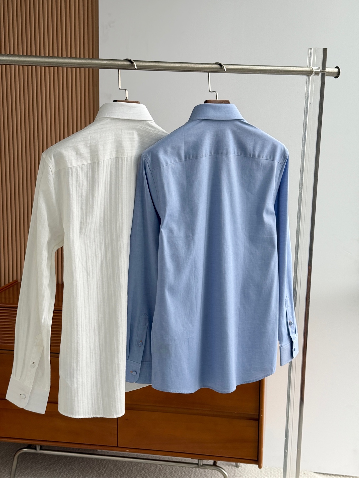 顶级单品。。。杰尼亚秋冬提花面料，温莎领高版本衬衫！！！特色撞色XXX绣花，撞色纽门线配原身布布包纽扣，