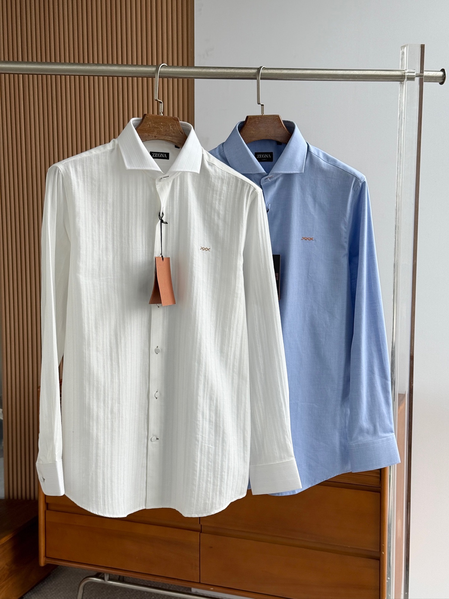 顶级单品。。。杰尼亚秋冬提花面料，温莎领高版本衬衫！！！特色撞色XXX绣花，撞色纽门线配原身布布包纽扣，