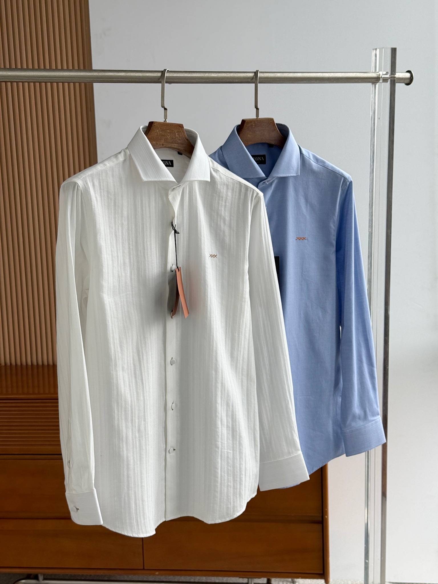 顶级单品。。。杰尼亚秋冬提花面料，温莎领高版本衬衫！！！特色撞色XXX绣花，撞色纽门线配原身布布包纽扣，