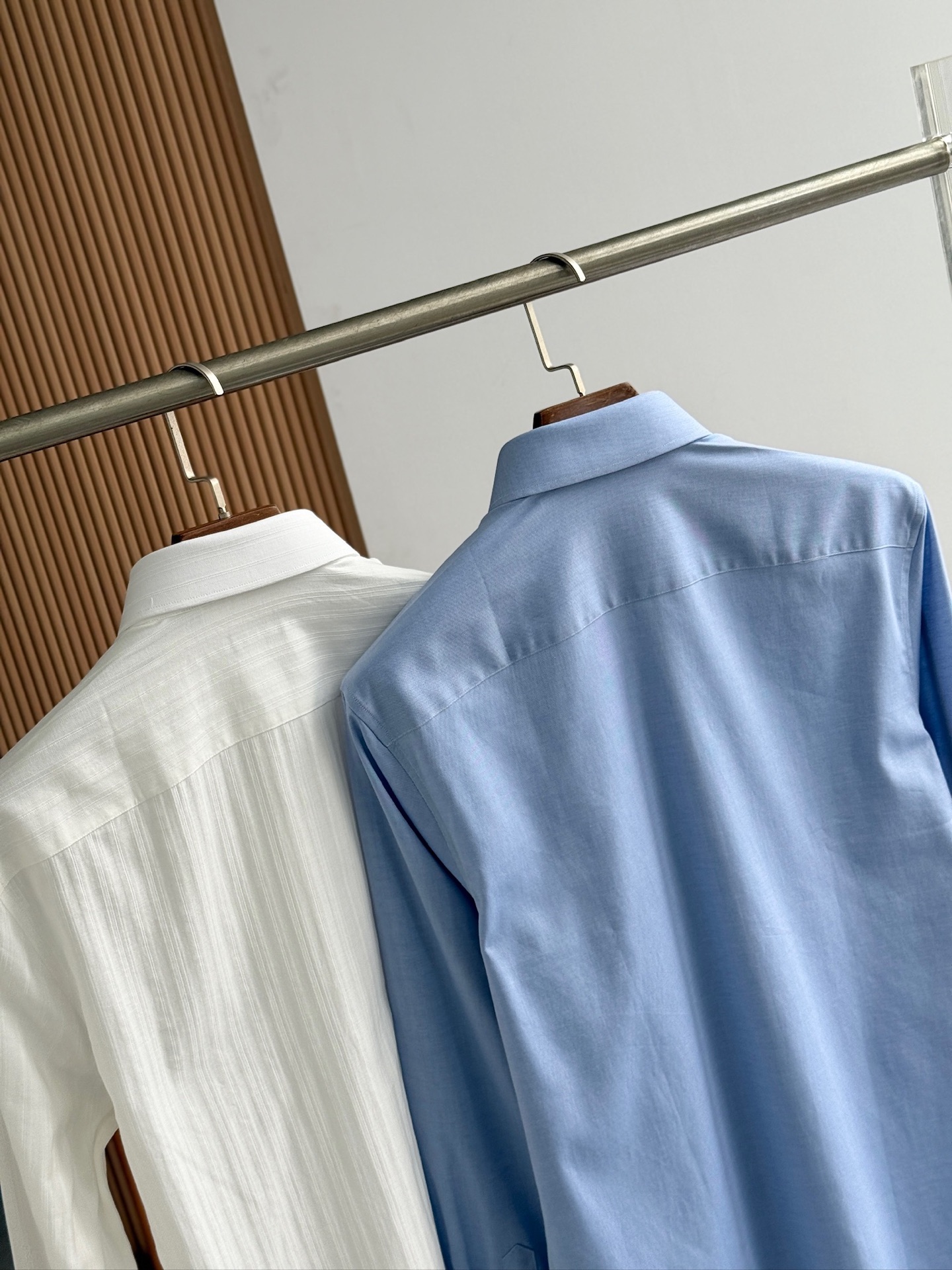 顶级单品。。。杰尼亚秋冬提花面料，温莎领高版本衬衫！！！特色撞色XXX绣花，撞色纽门线配原身布布包纽扣，