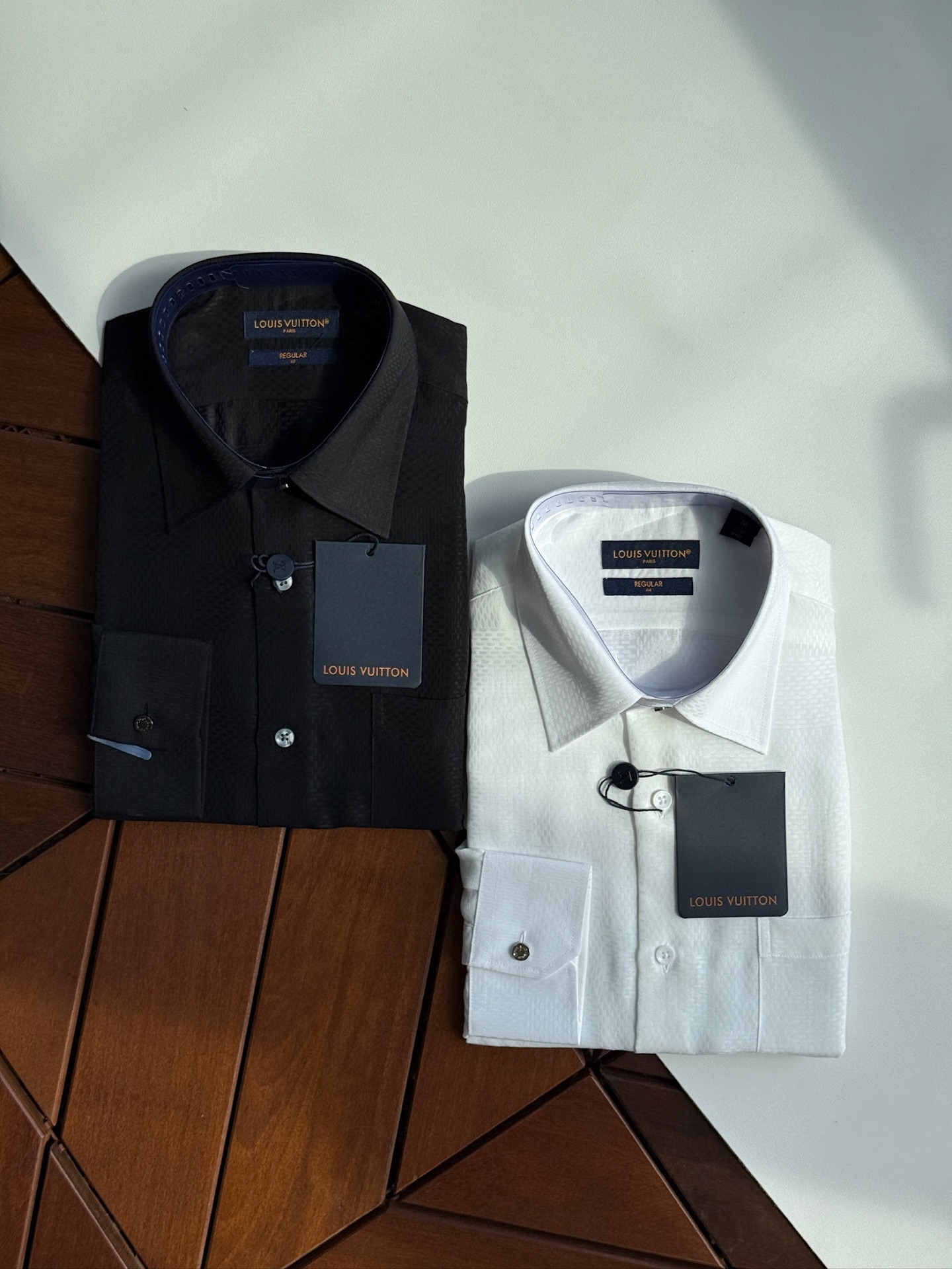 NO:550601,Donkey brand, LV jacquard, colored jacquard pattern, silk blended high-end version, business gentleman commuting style is fashionable and decent, and is versatile to control long-sleeved shirts. In the busy urban life, every business gentleman is pursuing a fashionable and decent dress style. Today, we bring you a long-sleeved shirt specially designed for business commuting, using unique fabric craftsmanship to bring you a delicate and comfortable wearing experience. Delicate texture. After careful polishing, the surface of the fabric presents a delicate touch soft and comfortable touch. This unique texture not only enhances the comfort of the wearer, but also makes the shirt visually present a high-quality sense. The high-end collar design is fashionable and decent. Elegance and fashion have won the love of many business gentlemen. It not only shows the wearer's fashion taste, but also shows a decent and generous image in business occasions.  This shirt also uses high-quality fabrics, which have good breathability and moisture absorption. Even during long-term business activities, it can maintain a dry and comfortable wearing experience, allowing you to always maintain the best condition. Meet different needs and meet the dress needs of different business gentlemen. It can easily match various business occasions and show different styles and charm. Its versatile styles and business negotiations can be easily handled. Whether it is daily office, business negotiations, or participating in various meetings and activities, it can be easily dealt with. Its versatile style and delicate texture allow you to maintain confidence and calmness in any occasion. Make it a right-hand assistant in your career, allowing you to show your unique fashion taste and business style in your busy urban life. SMLXLXXL,,louis vuitton,louis vuitton,shirts,real silk,alexander wang19860909驴牌,LV提花,色织提花图案,真丝混纺高级版本,商务绅士通勤款时尚又得体,百搭好驾驭长袖衬衫,在繁忙的都市生活中,每一位商务绅士都在追求一种既时尚又得体的着装风格.今天,我们为您带来一款专为商务通勤打造的长袖衬衫,采用独特的面料工艺,为您带来细腻舒适的穿着体验.细腻质感.经过精心打磨处理,面料表面呈现出细腻的触感柔软舒适.这种独特的质感不仅提升了穿着的舒适度,更让衬衫在视觉上呈现出高级的品质感.高级领设计,时尚又得体.优雅、时尚赢得了众多商务绅士的喜爱.不仅展现出穿着者的时尚品味,更在商务场合中展现出得体大方的形象. 这款衬衫还选用优质面料,具有良好的透气性和吸湿性.即使在长时间的商务活动中,也能保持干爽舒适的穿着体验,让您始终保持最佳状态.满足不同需求.满足不同商务绅士的着装需求,都能轻松搭配各种商务场合,展现出不同的风格魅力.百搭款式,轻松驾驭各种场合.无论是日常办公、商务洽谈,还是参加各类会议、活动,都能轻松应对.其百搭的款式和细腻的质感,让您在任何场合下都能保持自信与从容.让它成为您职场生涯中的得力助手,让您在繁忙的都市生活中,展现出独特的时尚品味和商务风范. 码数 SMLXLXXL,,louis vuitton,louis vuitton,shirts,real silk,alexander wang,Men's clothing