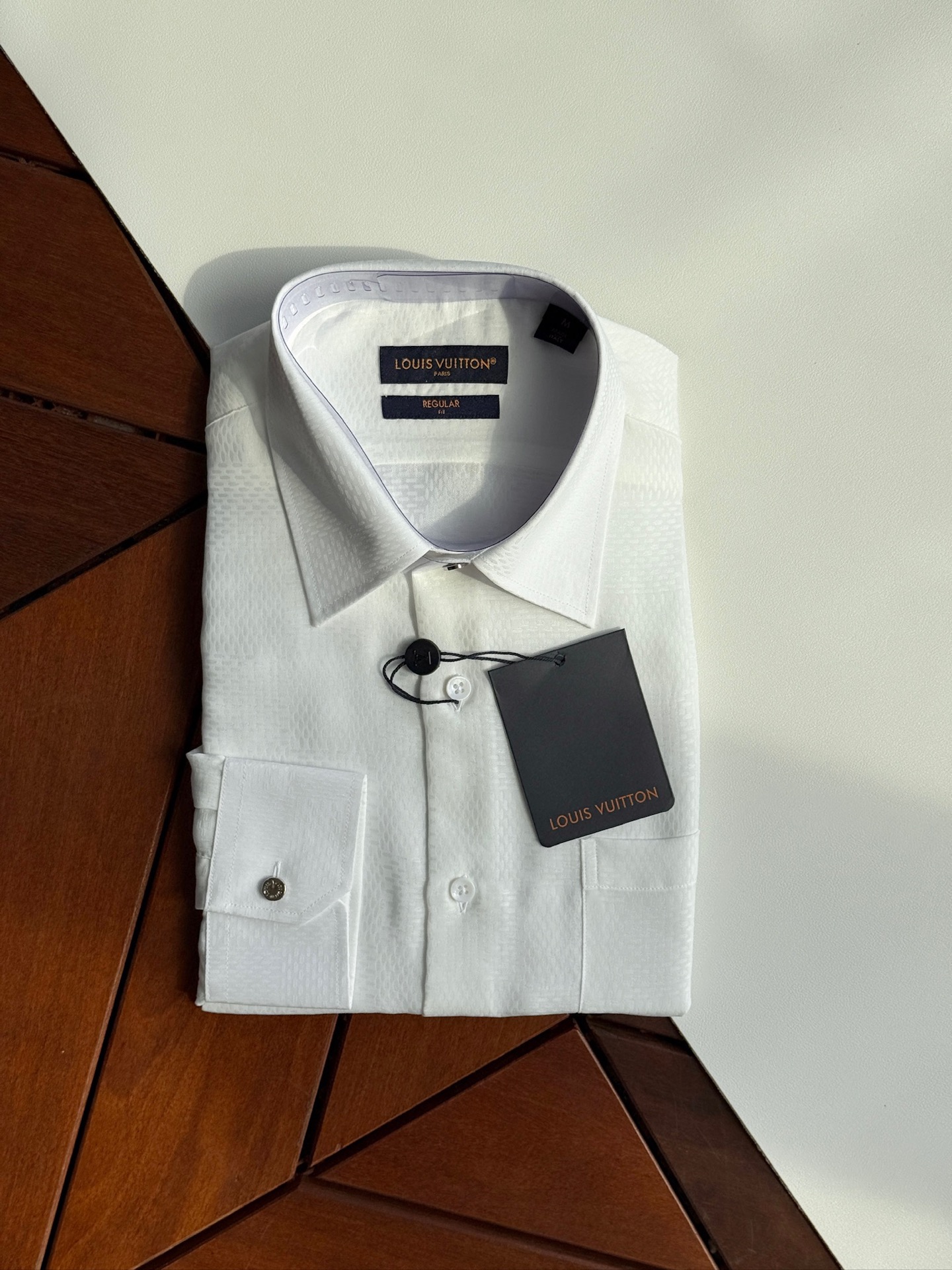 NO:550575,Donkey brand, LV jacquard, colored jacquard pattern, silk blended high-end version, business gentleman commuting style is fashionable and decent, and is versatile to control long-sleeved shirts. In the busy urban life, every business gentleman is pursuing a fashionable and decent dress style. Today, we bring you a long-sleeved shirt specially designed for business commuting, using unique fabric craftsmanship to bring you a delicate and comfortable wearing experience. Delicate texture. After careful polishing, the surface of the fabric presents a delicate touch soft and comfortable touch. This unique texture not only enhances the comfort of the wearer, but also makes the shirt visually present a high-quality sense. The high-end collar design is fashionable and decent. Elegance and fashion have won the love of many business gentlemen. It not only shows the wearer's fashion taste, but also shows a decent and generous image in business occasions.  This shirt also uses high-quality fabrics, which have good breathability and moisture absorption. Even during long-term business activities, it can maintain a dry and comfortable wearing experience, allowing you to always maintain the best condition. Meet different needs and meet the dress needs of different business gentlemen. It can easily match various business occasions and show different styles and charm. Its versatile styles and business negotiations can be easily handled. Whether it is daily office, business negotiations, or participating in various meetings and activities, it can be easily dealt with. Its versatile style and delicate texture allow you to maintain confidence and calmness in any occasion. Make it a right-hand assistant in your career, allowing you to show your unique fashion taste and business style in your busy urban life. SMLXLXXL,,louis vuitton,louis vuitton,shirts,real silk,alexander wang19860909驴牌,LV提花,色织提花图案,真丝混纺高级版本,商务绅士通勤款时尚又得体,百搭好驾驭长袖衬衫,在繁忙的都市生活中,每一位商务绅士都在追求一种既时尚又得体的着装风格.今天,我们为您带来一款专为商务通勤打造的长袖衬衫,采用独特的面料工艺,为您带来细腻舒适的穿着体验.细腻质感.经过精心打磨处理,面料表面呈现出细腻的触感柔软舒适.这种独特的质感不仅提升了穿着的舒适度,更让衬衫在视觉上呈现出高级的品质感.高级领设计,时尚又得体.优雅、时尚赢得了众多商务绅士的喜爱.不仅展现出穿着者的时尚品味,更在商务场合中展现出得体大方的形象. 这款衬衫还选用优质面料,具有良好的透气性和吸湿性.即使在长时间的商务活动中,也能保持干爽舒适的穿着体验,让您始终保持最佳状态.满足不同需求.满足不同商务绅士的着装需求,都能轻松搭配各种商务场合,展现出不同的风格魅力.百搭款式,轻松驾驭各种场合.无论是日常办公、商务洽谈,还是参加各类会议、活动,都能轻松应对.其百搭的款式和细腻的质感,让您在任何场合下都能保持自信与从容.让它成为您职场生涯中的得力助手,让您在繁忙的都市生活中,展现出独特的时尚品味和商务风范. 码数 SMLXLXXL,,louis vuitton,louis vuitton,shirts,real silk,alexander wang,Men's clothing