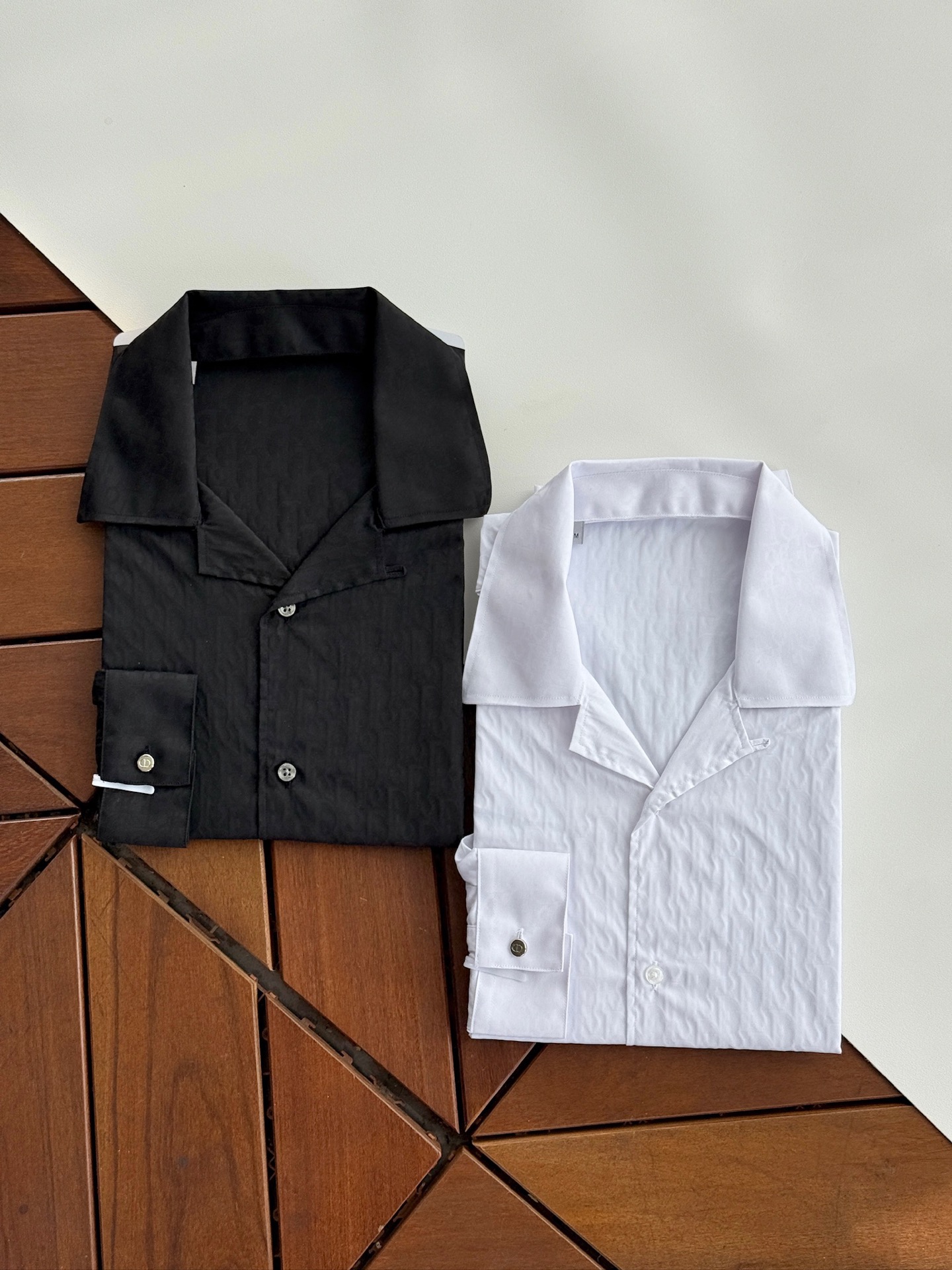 NO:550595,Dior, DIOR, color-woven high-cycle jacquard craft, silk-blend high-end version, Cuban collar autumn and winter shirt, business gentleman commuting style is fashionable and decent, and versatile long-sleeved shirt. In the busy urban life, every business gentleman is pursuing a fashionable and decent dress style. Today, we bring you a long-sleeved shirt specially designed for business commuting, using unique fabric craftsmanship to bring you a delicate and comfortable wearing experience. Delicate texture. After careful polishing, the surface of the fabric presents a delicate touch soft and comfortable touch. This unique texture not only enhances the comfort of the wearer, but also makes the shirt visually present a high-quality sense. The high-end collar design is fashionable and decent. Elegance and fashion have won the love of many business gentlemen. It not only shows the wearer's fashion taste, but also shows a decent and generous image in business occasions.  This shirt also uses high-quality fabrics, which have good breathability and moisture absorption. Even during long-term business activities, it can maintain a dry and comfortable wearing experience, allowing you to always maintain the best condition. Meet different needs and meet the dress needs of different business gentlemen. It can easily match various business occasions and show different styles and charm. Its versatile styles and business negotiations can be easily handled. Whether it is daily office, business negotiations, or participating in various meetings and activities, it can be easily dealt with. Its versatile style and delicate texture allow you to maintain confidence and calmness in any occasion. Make it a right-hand assistant in your career, allowing you to show your unique fashion taste and business style in your busy urban life. SMLXLXXL,,dior,dior,shirts,real silk,alexander wang19860909迪奥,DIOR,色织高周波提花工艺,真丝混纺高级版本,古巴领秋冬衬衫,商务绅士通勤款时尚又得体,百搭好驾驭长袖衬衫,在繁忙的都市生活中,每一位商务绅士都在追求一种既时尚又得体的着装风格.今天,我们为您带来一款专为商务通勤打造的长袖衬衫,采用独特的面料工艺,为您带来细腻舒适的穿着体验.细腻质感.经过精心打磨处理,面料表面呈现出细腻的触感柔软舒适.这种独特的质感不仅提升了穿着的舒适度,更让衬衫在视觉上呈现出高级的品质感.高级领设计,时尚又得体.优雅、时尚赢得了众多商务绅士的喜爱.不仅展现出穿着者的时尚品味,更在商务场合中展现出得体大方的形象. 这款衬衫还选用优质面料,具有良好的透气性和吸湿性.即使在长时间的商务活动中,也能保持干爽舒适的穿着体验,让您始终保持最佳状态.满足不同需求.满足不同商务绅士的着装需求,都能轻松搭配各种商务场合,展现出不同的风格魅力.百搭款式,轻松驾驭各种场合.无论是日常办公、商务洽谈,还是参加各类会议、活动,都能轻松应对.其百搭的款式和细腻的质感,让您在任何场合下都能保持自信与从容.让它成为您职场生涯中的得力助手,让您在繁忙的都市生活中,展现出独特的时尚品味和商务风范. 码数 SMLXLXXL,,dior,dior,shirts,real silk,alexander wang,Men's clothing