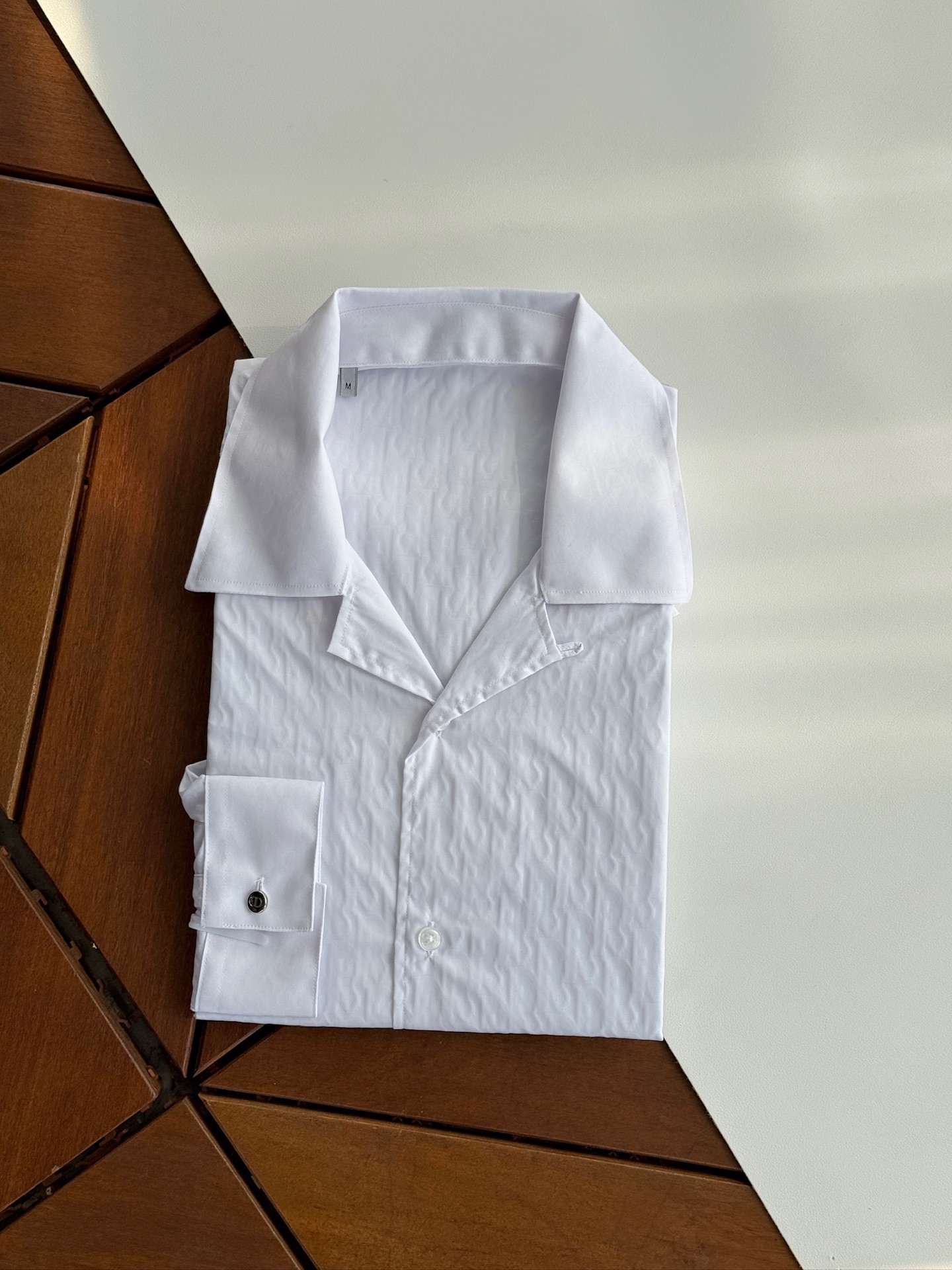 NO:550598,Dior, DIOR, color-woven high-cycle jacquard craft, silk-blend high-end version, Cuban collar autumn and winter shirt, business gentleman commuting style is fashionable and decent, and versatile long-sleeved shirt. In the busy urban life, every business gentleman is pursuing a fashionable and decent dress style. Today, we bring you a long-sleeved shirt specially designed for business commuting, using unique fabric craftsmanship to bring you a delicate and comfortable wearing experience. Delicate texture. After careful polishing, the surface of the fabric presents a delicate touch soft and comfortable touch. This unique texture not only enhances the comfort of the wearer, but also makes the shirt visually present a high-quality sense. The high-end collar design is fashionable and decent. Elegance and fashion have won the love of many business gentlemen. It not only shows the wearer's fashion taste, but also shows a decent and generous image in business occasions.  This shirt also uses high-quality fabrics, which have good breathability and moisture absorption. Even during long-term business activities, it can maintain a dry and comfortable wearing experience, allowing you to always maintain the best condition. Meet different needs and meet the dress needs of different business gentlemen. It can easily match various business occasions and show different styles and charm. Its versatile styles and business negotiations can be easily handled. Whether it is daily office, business negotiations, or participating in various meetings and activities, it can be easily dealt with. Its versatile style and delicate texture allow you to maintain confidence and calmness in any occasion. Make it a right-hand assistant in your career, allowing you to show your unique fashion taste and business style in your busy urban life. SMLXLXXL,,dior,dior,shirts,real silk,alexander wang19860909迪奥,DIOR,色织高周波提花工艺,真丝混纺高级版本,古巴领秋冬衬衫,商务绅士通勤款时尚又得体,百搭好驾驭长袖衬衫,在繁忙的都市生活中,每一位商务绅士都在追求一种既时尚又得体的着装风格.今天,我们为您带来一款专为商务通勤打造的长袖衬衫,采用独特的面料工艺,为您带来细腻舒适的穿着体验.细腻质感.经过精心打磨处理,面料表面呈现出细腻的触感柔软舒适.这种独特的质感不仅提升了穿着的舒适度,更让衬衫在视觉上呈现出高级的品质感.高级领设计,时尚又得体.优雅、时尚赢得了众多商务绅士的喜爱.不仅展现出穿着者的时尚品味,更在商务场合中展现出得体大方的形象. 这款衬衫还选用优质面料,具有良好的透气性和吸湿性.即使在长时间的商务活动中,也能保持干爽舒适的穿着体验,让您始终保持最佳状态.满足不同需求.满足不同商务绅士的着装需求,都能轻松搭配各种商务场合,展现出不同的风格魅力.百搭款式,轻松驾驭各种场合.无论是日常办公、商务洽谈,还是参加各类会议、活动,都能轻松应对.其百搭的款式和细腻的质感,让您在任何场合下都能保持自信与从容.让它成为您职场生涯中的得力助手,让您在繁忙的都市生活中,展现出独特的时尚品味和商务风范. 码数 SMLXLXXL,,dior,dior,shirts,real silk,alexander wang,Men's clothing