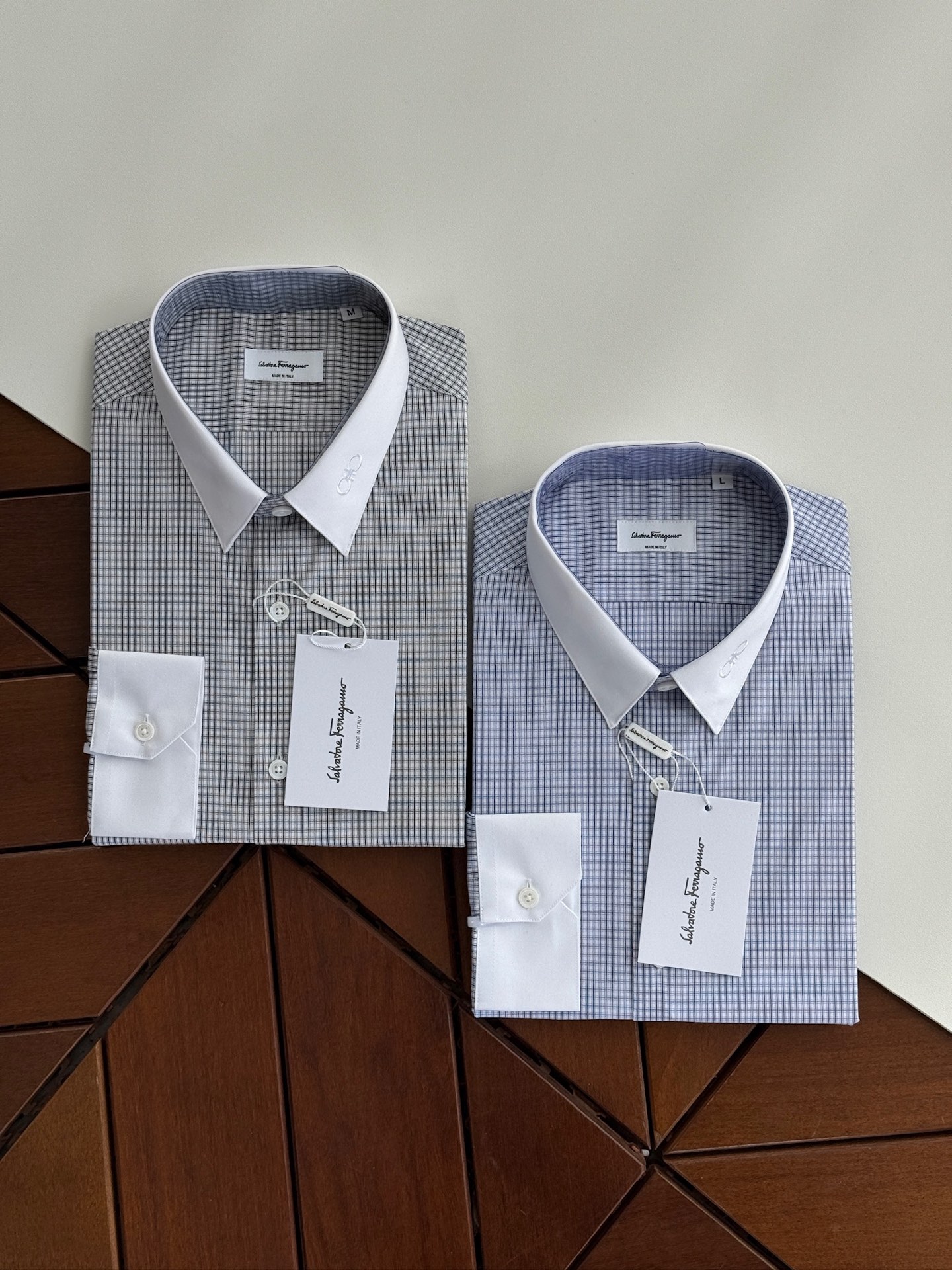 NO:550589,SF Fila men's business casual and fashionable checkered fabric, priest collar long-sleeved shirt, trading company channels, export Italian orders, the latest platinum-grade products!  !  This shirt is perfect in terms of design, fabric, craftsmanship, details and appearance. The buttonholes, buttoning, ironing and other processes are independently completed by a worker and are made strictly in accordance with Italian craft standards. It is a craftsmanship!  The fabrics and auxiliary materials are all supplied by foreign merchants. The heavy-duty long wool cotton imported from Türkiye and the double-strand 120 high-strand yarn has reached the peak of texture and comfort, and it is even better after using the iron-free process!  It is also very outstanding in terms of details. The lines are tightly matched and the buttons are participated by exquisite handwork. The tailoring is first-class. It has exclusive and sophisticated cutting technology, which conforms to rigorous ergonomic design. The classic Italian button collar brings together SF traditional craft symbols and gives the new season fashion vitality and fashion aesthetic value. It is both solemn and harmonious. It is very fashionable and fashionable blue, full of high-end feeling!  Invincible versatile, with extensive compatibility, the first choice for urban elite men!  Color gray checkered blue checkered Size S M L XL 2XL,,shirts,alexander wang19860909SF菲拉男士商务休闲时尚格仔撞布,牧师领长袖衬衫,贸易公司渠道,出口意大利订单,最新白金级臻品！！ 此款衬衫无论从设计、面料、工艺、细节、品相方面都堪称完美,扣眼、上扣、熨烫等工序都由一个工人独立完成,严格按照意大利工艺标准制作,实为匠心之作！ 面料和辅料皆为外商客供,重磅土耳其进口长绒棉,双股120高支纱线 面料质感与舒适度达到登峰造极,运用免烫工艺处理后更为出色 ！ 在细节方面亦是非常出彩,走线严丝合缝,逢扣由精湛的手工参与,剪裁一流,拥有独家精良的裁剪技术,符合严谨的人体工程学设计,经典意式纽扣领,聚集了SF传统工艺符号,并赋予了新一季时尚活力和时装美学价值,亦庄亦谐的风格,非常时髦洋气的蓝色系,高级感十足！无敌的百搭,兼容性广泛,都市精英男士首选！ 颜色灰色格仔 蓝色格仔 尺码S M L XL 2XL,,shirts,alexander wang,Men's clothing