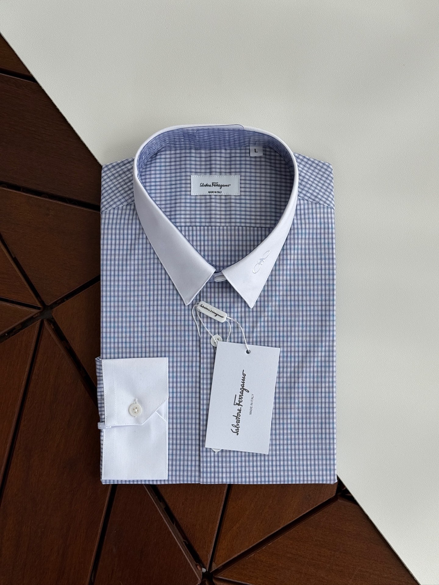 NO:550592,SF Fila men's business casual and fashionable checkered fabric, priest collar long-sleeved shirt, trading company channels, export Italian orders, the latest platinum-grade products!  !  This shirt is perfect in terms of design, fabric, craftsmanship, details and appearance. The buttonholes, buttoning, ironing and other processes are independently completed by a worker and are made strictly in accordance with Italian craft standards. It is a craftsmanship!  The fabrics and auxiliary materials are all supplied by foreign merchants. The heavy-duty long wool cotton imported from Türkiye and the double-strand 120 high-strand yarn has reached the peak of texture and comfort, and it is even better after using the iron-free process!  It is also very outstanding in terms of details. The lines are tightly matched and the buttons are participated by exquisite handwork. The tailoring is first-class. It has exclusive and sophisticated cutting technology, which conforms to rigorous ergonomic design. The classic Italian button collar brings together SF traditional craft symbols and gives the new season fashion vitality and fashion aesthetic value. It is both solemn and harmonious. It is very fashionable and fashionable blue, full of high-end feeling!  Invincible versatile, with extensive compatibility, the first choice for urban elite men!  Color gray checkered blue checkered Size S M L XL 2XL,,shirts,alexander wang19860909SF菲拉男士商务休闲时尚格仔撞布,牧师领长袖衬衫,贸易公司渠道,出口意大利订单,最新白金级臻品！！ 此款衬衫无论从设计、面料、工艺、细节、品相方面都堪称完美,扣眼、上扣、熨烫等工序都由一个工人独立完成,严格按照意大利工艺标准制作,实为匠心之作！ 面料和辅料皆为外商客供,重磅土耳其进口长绒棉,双股120高支纱线 面料质感与舒适度达到登峰造极,运用免烫工艺处理后更为出色 ！ 在细节方面亦是非常出彩,走线严丝合缝,逢扣由精湛的手工参与,剪裁一流,拥有独家精良的裁剪技术,符合严谨的人体工程学设计,经典意式纽扣领,聚集了SF传统工艺符号,并赋予了新一季时尚活力和时装美学价值,亦庄亦谐的风格,非常时髦洋气的蓝色系,高级感十足！无敌的百搭,兼容性广泛,都市精英男士首选！ 颜色灰色格仔 蓝色格仔 尺码S M L XL 2XL,,shirts,alexander wang,Men's clothing