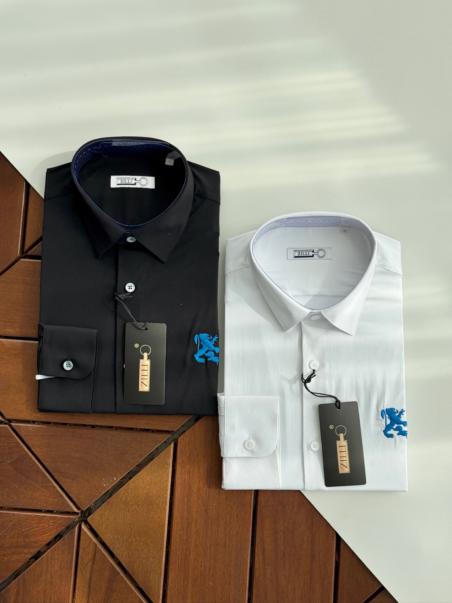 NO:550583,About ZILLI A French high-end men's clothing brand, the new season of jacquard clean business shirts has absolutely high luxury quality. A high-end brand established in 1970, the founder and chairman of the company is Alain Schimel. ZILLI is famous for its outstanding French manufacturing process and is the first men's clothing company to win the French dynamic heritage enterprise medal. For more than 40 years, ZILLI has been one of the world's top men's clothing brands, providing a series of product lines such as suits, shirts, ties and shirts, high-end leather goods and shoes and bags knitwear, glasses and sunglasses. ZILLI is one of the luxury brand men's clothing labeled 'high craftsmanship and ready-to-wear' in luxury brands, which is a commendation of its famous proprietary technology. ZILLI has fashion flagship stores in more than 40 countries around the world, which is an important manifestation of the French economic heritage and its outstanding culture being firmly implanted into the Lyon region.  ZILLI's shirts are positioned as a high-end luxury brand. In addition to traditional shirts, tie, suit and other clothing, their product line also includes leather goods, shoes, luggage, knitwear, sunglasses and other accessories. ZILLI's shirts are mainly made of pure cotton fabrics, which are finely woven and polished, with excellent breathability and comfort. At the same time, they also pay attention to tailoring and details, demonstrating the brand's consistent rigorous craftsmanship. ZILLI's shirts are relatively high in price and belong to the upper-middle grade, similar to brands such as Hermes and Chanel. The design style is mainly simple, but they are also full of fashion and personalized elements. Each one is unique. Guest-supplied liquid ammonia-free ironing craft jacquard fabric has a lighter texture, providing you with the best wearing experience!  Size: SMLXLXXL, alaia, chanel, hermes,shirts, business suit, ties, alexander wang19860909关于ZILLI 一个法国的高端男装品牌,新一季的提花净色商务衬衫绝对的高奢品质,一家成立于1970年的高端品牌,公司创始人和董事长是Alain Schimel.ZILLI以其卓越的法国制造工艺而闻名,是第一家获得法国动态遗产型企业奖章的男装企业.40多年来,ZILLI一直是全球顶级男装的领导品牌之一,提供西装、衬衫、领带和衬衫、高档皮具和鞋包针织品、眼镜和太阳镜等一系列产品线.ZILLI是奢侈品牌男装中标签为“高工艺和成衣服装”之一,这是对其声名显赫的专有技术的褒奖.ZILLI在世界超过40个国家都设有时装旗舰店,是法国经济遗产及其卓越的文化已经牢固植入里昂地区的重要表现. ZILLI的衬衫定位为高端奢侈品牌,其产品线除了传统的衬衫、领带、西服等服饰外,还包括了皮具、鞋类、箱包、针织品、太阳镜等配饰.ZILLI的衬衫以纯棉面料为主,经过精细的织造和打磨,具有极佳的透气性和舒适度,同时也注重剪裁和细节处理,彰显出品牌一贯的严谨工艺. ZILLI的衬衫价格相对较高,属于中档偏上的档次,与Hermes、Chanel等品牌相似.其设计风格以简约为主,但也充满了时尚感和个性化元素,每一款都独具匠心. 客供液氨免烫工艺提花面料,质感更轻肤,为您提供最好的穿着体验！ 尺码:SMLXLXXL,,alaia,chanel,hermes,shirts,business suit,ties,alexander wang,Men's clothing