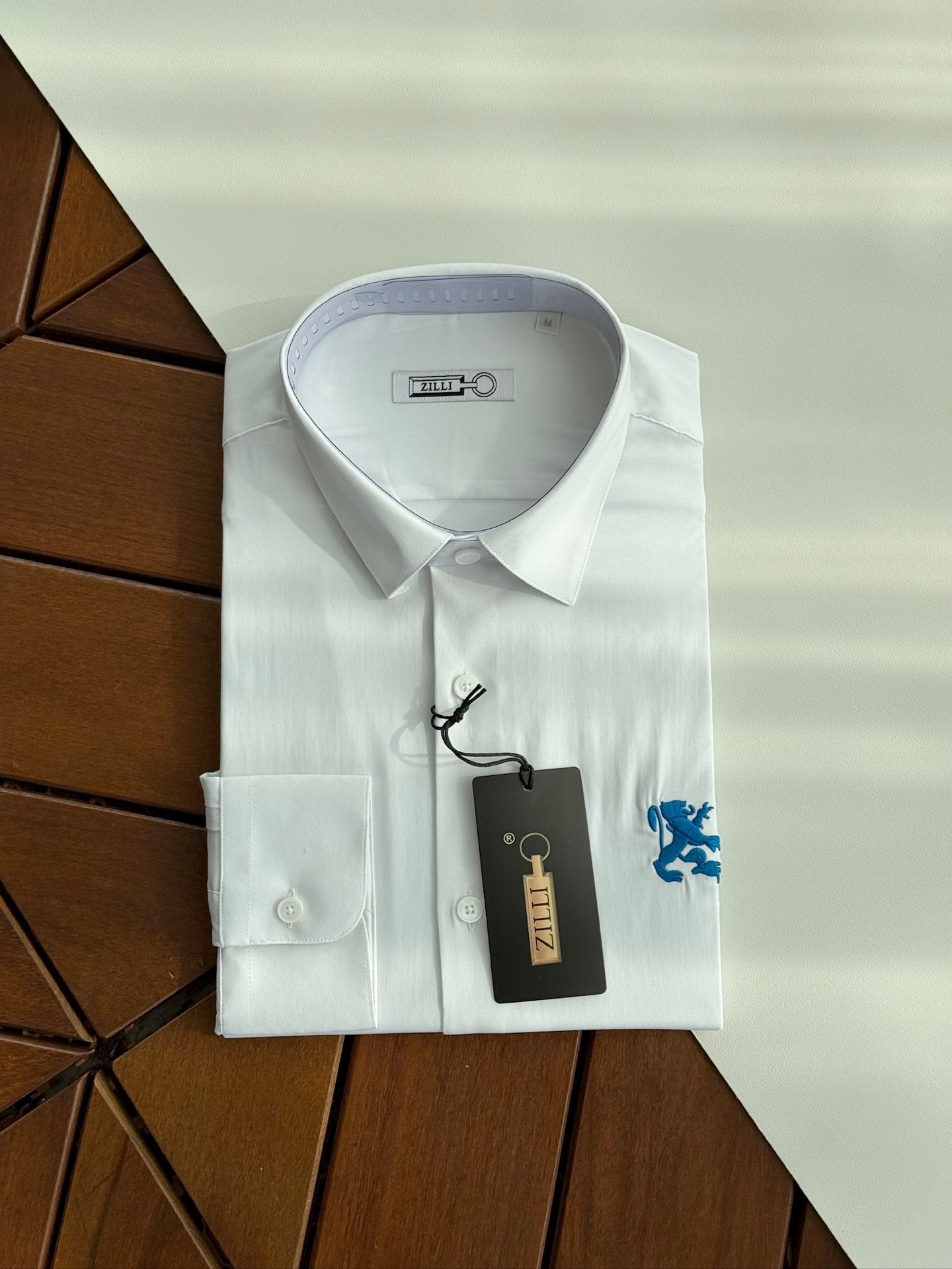 NO:550586,About ZILLI A French high-end men's clothing brand, the new season of jacquard clean business shirts has absolutely high luxury quality. A high-end brand established in 1970, the founder and chairman of the company is Alain Schimel. ZILLI is famous for its outstanding French manufacturing process and is the first men's clothing company to win the French dynamic heritage enterprise medal. For more than 40 years, ZILLI has been one of the world's top men's clothing brands, providing a series of product lines such as suits, shirts, ties and shirts, high-end leather goods and shoes and bags knitwear, glasses and sunglasses. ZILLI is one of the luxury brand men's clothing labeled 'high craftsmanship and ready-to-wear' in luxury brands, which is a commendation of its famous proprietary technology. ZILLI has fashion flagship stores in more than 40 countries around the world, which is an important manifestation of the French economic heritage and its outstanding culture being firmly implanted into the Lyon region.  ZILLI's shirts are positioned as a high-end luxury brand. In addition to traditional shirts, tie, suit and other clothing, their product line also includes leather goods, shoes, luggage, knitwear, sunglasses and other accessories. ZILLI's shirts are mainly made of pure cotton fabrics, which are finely woven and polished, with excellent breathability and comfort. At the same time, they also pay attention to tailoring and details, demonstrating the brand's consistent rigorous craftsmanship. ZILLI's shirts are relatively high in price and belong to the upper-middle grade, similar to brands such as Hermes and Chanel. The design style is mainly simple, but they are also full of fashion and personalized elements. Each one is unique. Guest-supplied liquid ammonia-free ironing craft jacquard fabric has a lighter texture, providing you with the best wearing experience!  Size: SMLXLXXL, alaia, chanel, hermes,shirts, business suit, ties, alexander wang19860909关于ZILLI 一个法国的高端男装品牌,新一季的提花净色商务衬衫绝对的高奢品质,一家成立于1970年的高端品牌,公司创始人和董事长是Alain Schimel.ZILLI以其卓越的法国制造工艺而闻名,是第一家获得法国动态遗产型企业奖章的男装企业.40多年来,ZILLI一直是全球顶级男装的领导品牌之一,提供西装、衬衫、领带和衬衫、高档皮具和鞋包针织品、眼镜和太阳镜等一系列产品线.ZILLI是奢侈品牌男装中标签为“高工艺和成衣服装”之一,这是对其声名显赫的专有技术的褒奖.ZILLI在世界超过40个国家都设有时装旗舰店,是法国经济遗产及其卓越的文化已经牢固植入里昂地区的重要表现. ZILLI的衬衫定位为高端奢侈品牌,其产品线除了传统的衬衫、领带、西服等服饰外,还包括了皮具、鞋类、箱包、针织品、太阳镜等配饰.ZILLI的衬衫以纯棉面料为主,经过精细的织造和打磨,具有极佳的透气性和舒适度,同时也注重剪裁和细节处理,彰显出品牌一贯的严谨工艺. ZILLI的衬衫价格相对较高,属于中档偏上的档次,与Hermes、Chanel等品牌相似.其设计风格以简约为主,但也充满了时尚感和个性化元素,每一款都独具匠心. 客供液氨免烫工艺提花面料,质感更轻肤,为您提供最好的穿着体验！ 尺码:SMLXLXXL,,alaia,chanel,hermes,shirts,business suit,ties,alexander wang,Men's clothing