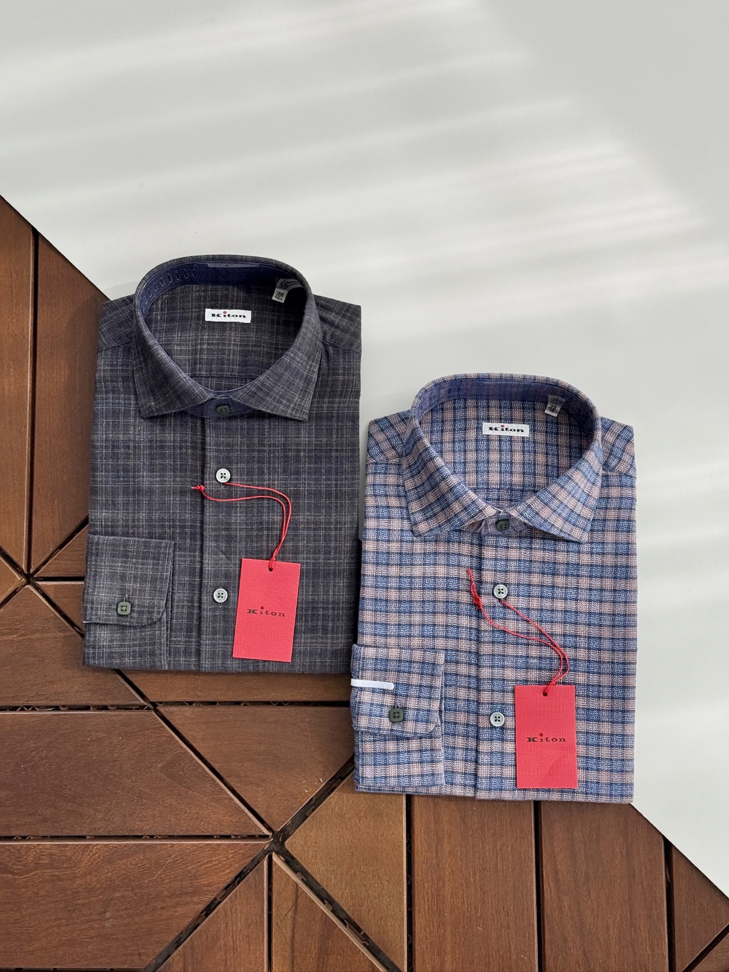 NO:550574,Kiton, a luxury brand... Top, Esquel Textile's professional yarn-dyed thickened velvet-feel shirt is the quality choice, showing elegance. Today, when we pursue both fashion and quality, this Kiton thickened shirt is undoubtedly your best choice. As a leader in Italian high-end men's clothing brands, Kiton has always won the favor of consumers around the world with its exquisite craftsmanship, excellent quality and unique design. 1. High-quality fabrics and comfortable experience  Kiton thickened shirts are made of top-grade fabrics, carefully blended with 90% selection, mixed thread selection, color selection and special treatment to ensure that every inch of skin can feel the ultimate comfort and warmth.   Pure cotton plus velvet is specially processed to form a layer of fluffy and soft velvet on the surface of the cotton fabric. This velvet not only increases the warmth of the fabric, but also gives the fabric a softer and more comfortable touch. At the same time, due to the use of pure cotton fabric, pure cotton plus velvet also has the advantages of natural environmental protection, good breathability, and skin-friendly. 2. Elegant design, showing a gentleman's style  The design is simple yet elegant, and every detail has been carefully crafted. The Windsor square collar design, exquisite shell buttons have different luster refraction under different lights and shadows, and the right tailoring, you can feel the gentleman's temperament from the inside out. 3. Diverse choices to meet individual needs. Not only is the quality excellent, but it also provides a wealth of choices in color. They can meet your different matching needs and personality expression. Allowing you to show your unique personal charm while maintaining elegance. ------   It aims to show the high quality, elegant style and comfortable experience of the Kiton brand, hoping to add highlights and appeal to your autumn and winter wardrobe. It is recommended to dry clean or hand wash, and carefully choose laundry detergent with mild ingredients. Size SMLXLXXL, shirts, alexander wang19860909Kiton,轻奢大牌...顶,溢达纺织专业色织加厚绒感衬衫品质之选,优雅尽显.在追求时尚与品质并重的今天,这款Kiton加厚衬衫无疑是您的不二之选.作为意大利高端男装品牌的佼佼者,Kiton始终以其精湛的工艺、卓越的品质和独特的设计赢得了全球消费者的青睐. 一、高品质面料,舒适体验 Kiton加厚衬衫采用顶级面料,经过精心的90精选混纺,混线挑色与特殊处理,确保每一寸肌肤都能感受到极致的舒适与温暖. 纯棉加绒是将棉质面料进行特殊加工,使其表面形成一层蓬松柔软的绒毛.这种绒毛不仅增加了面料的保暖性,还赋予了面料更加柔软舒适的触感.同时,由于采用了纯棉面料,纯棉加绒还具有天然环保、透气性好、对肌肤友好等优点. 二、优雅设计,尽显绅士风范 设计简约而不失优雅,每一处细节都经过精心雕琢.温莎方型领设计、精致的贝壳扣在不同的光影下都有不一样光泽折射,以及恰到好处的版型剪裁,可以感受到那份由内而外的绅士气质. 三、多样选择,满足个性需求 不仅品质卓越,更在颜色上提供了丰富的选择.都能满足您不同的搭配需求和个性表达.让您在保持优雅的同时,也能展现独特的个人魅力. ------ 旨在展现Kiton品牌的高品质、优雅风格与舒适体验,希望能为您的秋冬衣橱增添亮点和吸引力.建议干洗或者手洗,谨慎选择成分温和的洗衣液. 码数SMLXLXXL,,shirts,alexander wang,Men's clothing