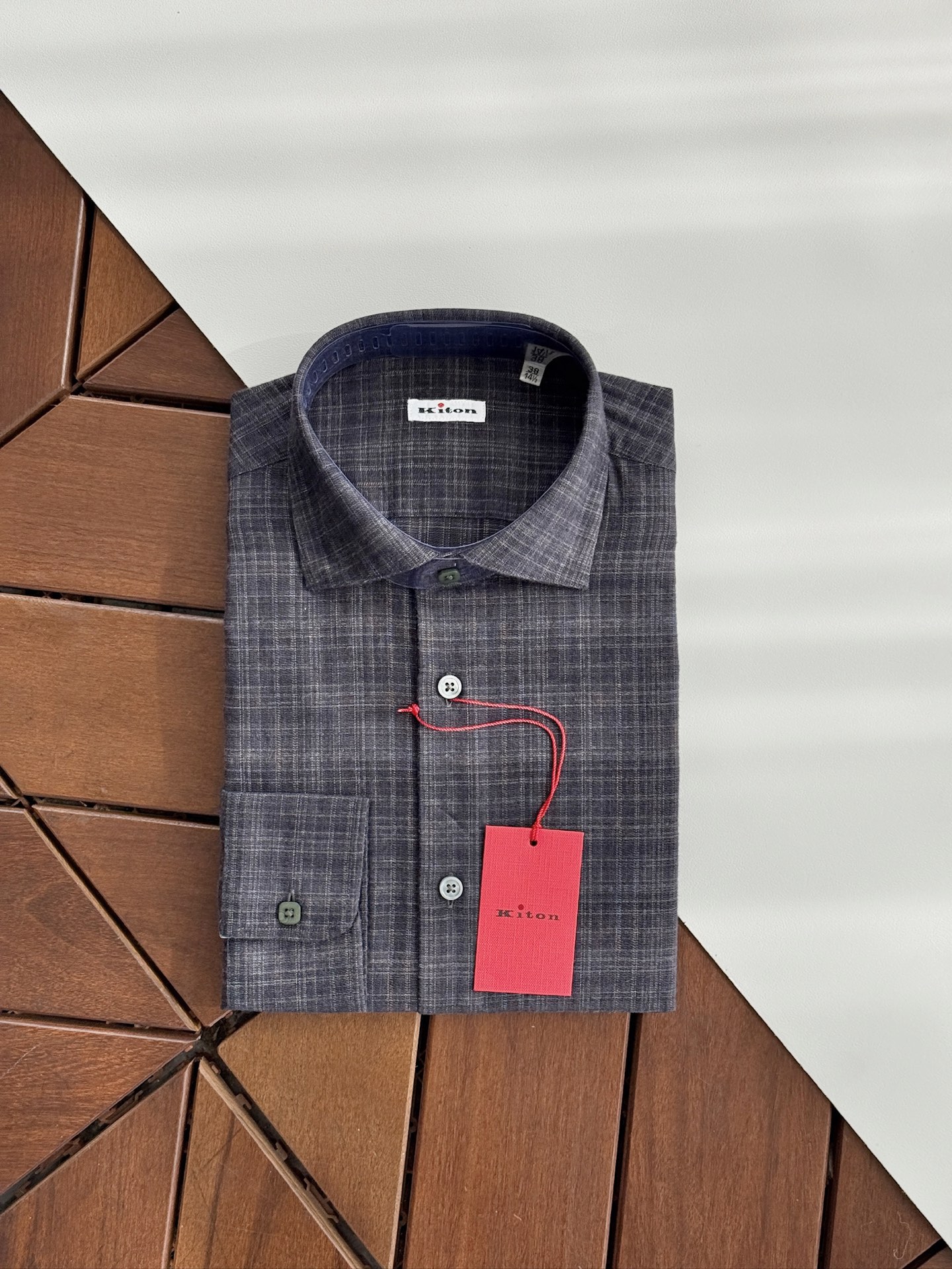 NO:550577,[Kiton Thickened Fleece Shirt Quality, Elegant] Today, when pursuing both fashion and quality, this Kiton Thickened Fleece Shirt is undoubtedly your best choice. As a leader in Italian high-end men's clothing brands, Kiton has always won the favor of consumers around the world with its exquisite craftsmanship, excellent quality and unique design. 1. High-quality fabrics, comfortable experience Kiton Thickened Shirts are made of top-quality fabrics, carefully blended with 90 selected blends, mixed thread color picking and special treatment to ensure that every inch of skin can feel the ultimate comfort and warmth. Pure cotton plus velvet is specially processed to form a layer of fluffy and soft fluff on the surface. This fluff not only increases the warmth of the fabric, but also gives the fabric a softer and more comfortable touch. At the same time, thanks to the use of pure cotton fabric, pure cotton plus velvet also has the advantages of natural environmental protection, good breathability, and skin-friendly.  2. Elegant design, showing gentlemanly style. The design is simple but elegant. Every detail has been carefully crafted. Windsor square collar design and exquisite shell buckles have different gloss refraction under different light and shadows, and the right fitting cut can feel the gentlemanly temperament from the inside out. 3. Diverse choices to meet personal needs. Not only are the quality excellent, but also provide a rich choice in color. They can meet your different matching needs and personal expressions. All of them can meet your unique personal charm while maintaining elegance. ------------------------------------------------------------------------------------------------------------------------------------------------------------------------------------------------------------------------------------------------------------------------------------------------------------------------------------------------------------------------------------------19860909【Kiton加厚绒感衬衫品质之选,优雅尽显】 在追求时尚与品质并重的今天,这款Kiton加厚衬衫无疑是您的不二之选.作为意大利高端男装品牌的佼佼者,Kiton始终以其精湛的工艺、卓越的品质和独特的设计赢得了全球消费者的青睐. 一、高品质面料,舒适体验 Kiton加厚衬衫采用顶级面料,经过精心的90精选混纺,混线挑色与特殊处理,确保每一寸肌肤都能感受到极致的舒适与温暖. 纯棉加绒是将棉质面料进行特殊加工,使其表面形成一层蓬松柔软的绒毛.这种绒毛不仅增加了面料的保暖性,还赋予了面料更加柔软舒适的触感.同时,由于采用了纯棉面料,纯棉加绒还具有天然环保、透气性好、对肌肤友好等优点. 二、优雅设计,尽显绅士风范 设计简约而不失优雅,每一处细节都经过精心雕琢.温莎方型领设计、精致的贝壳扣在不同的光影下都有不一样光泽折射,以及恰到好处的版型剪裁,可以感受到那份由内而外的绅士气质. 三、多样选择,满足个性需求 不仅品质卓越,更在颜色上提供了丰富的选择.都能满足您不同的搭配需求和个性表达.让您在保持优雅的同时,也能展现独特的个人魅力. ------ 旨在展现Kiton品牌的高品质、优雅风格与舒适体验,希望能为您的秋冬衣橱增添亮点和吸引力.建议干洗或者手洗,谨慎选择成分温和的洗衣液. 码数39-43,,shirts,alexander wang,Men's clothing