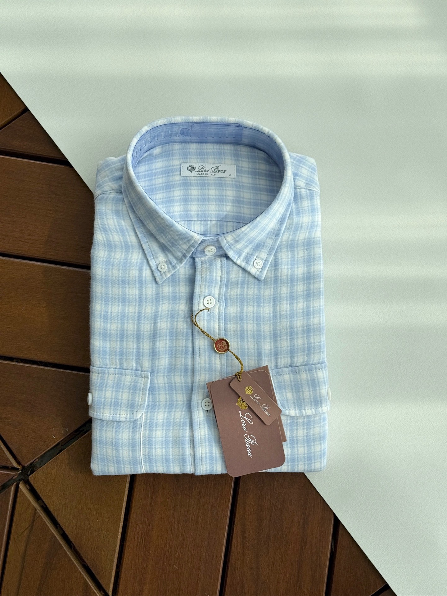 NO:550569,2025 new LP Nouo Pianya. Comfortable double-layer woven checkered and furnished shirts, the business gentleman commuting style is fashionable and decent, and it is versatile to control long-sleeved shirts. In the busy urban life, every business gentleman is pursuing a fashionable and decent dress style. Today, we bring you a long-sleeved shirt specially designed for business commuting, using unique fabric craftsmanship to bring you a delicate and comfortable wearing experience. Delicate texture. After careful polishing, the surface of the fabric presents a delicate touch soft and comfortable touch. This unique texture not only enhances the comfort of the wearer, but also makes the shirt visually present a high-quality sense. The high-end collar design is fashionable and decent. Elegance and fashion have won the love of many business gentlemen. It not only shows the wearer's fashion taste, but also shows a decent and generous image in business occasions.  This shirt also uses high-quality fabrics, which have good breathability and moisture absorption. Even during long-term business activities, it can maintain a dry and comfortable wearing experience, allowing you to always maintain the best condition. Meet different needs and meet the dress needs of different business gentlemen. It can easily match various business occasions and show different styles and charm. Its versatile styles and business negotiations can be easily handled. Whether it is daily office, business negotiations, or participating in various meetings and activities, it can be easily dealt with. Its versatile style and delicate texture allow you to maintain confidence and calmness in any occasion. Make it a right-hand assistant in your career, allowing you to show your unique fashion taste and business style in your busy urban life. SMLXLXXL,,loro piano,shirts,alexander wang198609092025年新款LP诺悠翩雅.舒适双层色织格仔磨毛衬衫,商务绅士通勤款时尚又得体,百搭好驾驭长袖衬衫,在繁忙的都市生活中,每一位商务绅士都在追求一种既时尚又得体的着装风格.今天,我们为您带来一款专为商务通勤打造的长袖衬衫,采用独特的面料工艺,为您带来细腻舒适的穿着体验.细腻质感.经过精心打磨处理,面料表面呈现出细腻的触感柔软舒适.这种独特的质感不仅提升了穿着的舒适度,更让衬衫在视觉上呈现出高级的品质感.高级领设计,时尚又得体.优雅、时尚赢得了众多商务绅士的喜爱.不仅展现出穿着者的时尚品味,更在商务场合中展现出得体大方的形象. 这款衬衫还选用优质面料,具有良好的透气性和吸湿性.即使在长时间的商务活动中,也能保持干爽舒适的穿着体验,让您始终保持最佳状态.满足不同需求.满足不同商务绅士的着装需求,都能轻松搭配各种商务场合,展现出不同的风格魅力.百搭款式,轻松驾驭各种场合.无论是日常办公、商务洽谈,还是参加各类会议、活动,都能轻松应对.其百搭的款式和细腻的质感,让您在任何场合下都能保持自信与从容.让它成为您职场生涯中的得力助手,让您在繁忙的都市生活中,展现出独特的时尚品味和商务风范. 码数 SMLXLXXL,,loro piana,shirts,alexander wang,Men's clothing