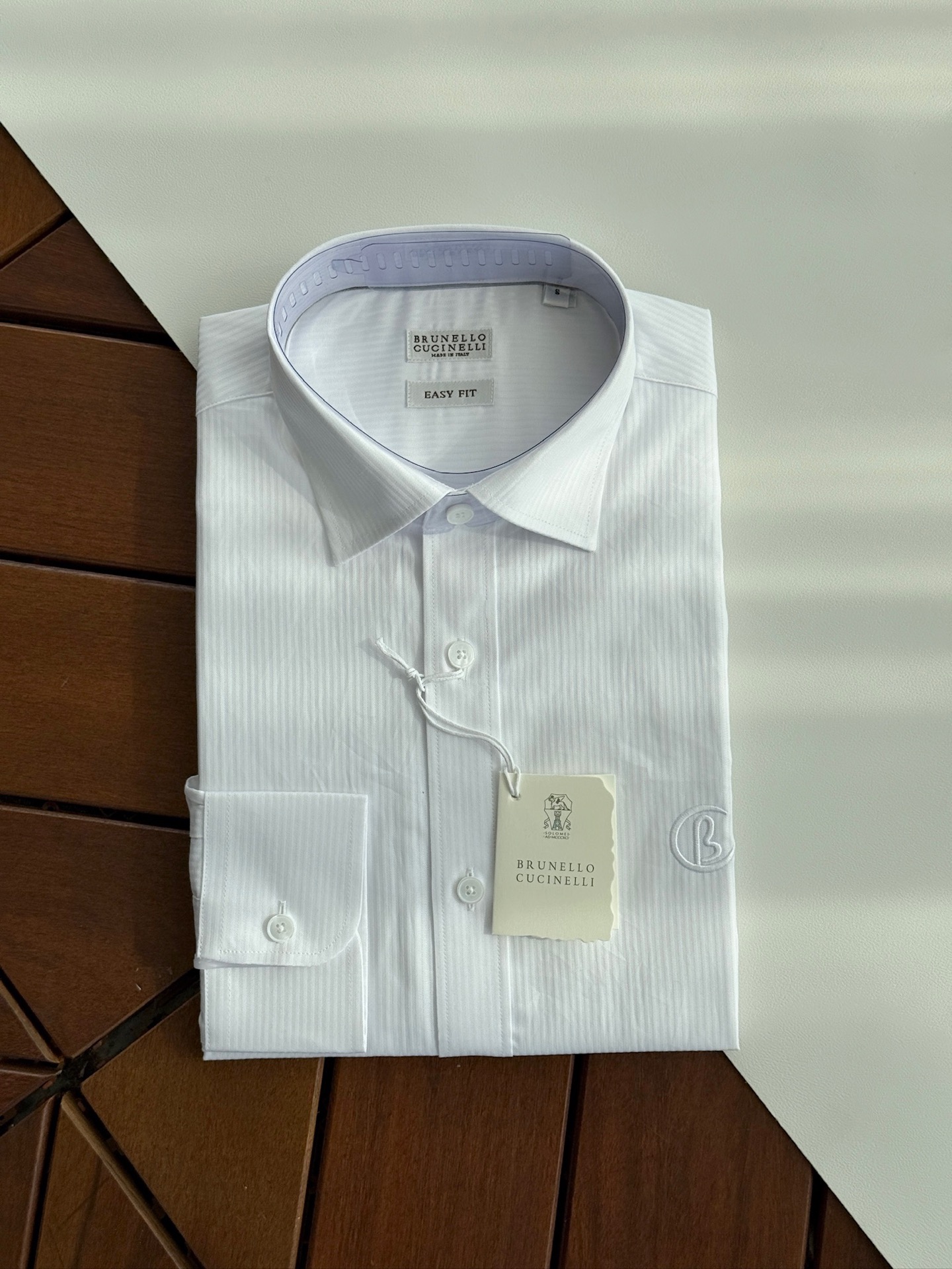 NO:550567,Touch the workplace BC jacquard striped texture business men's shirt, soft like a cloud to open a new business trip, making business travel feel more comfortable. Color selection The main color is pure white, as shown in the picture, the color looks fresh and professional Fabric material Pure cotton to ensure comfort and breathability Delicate texture with fine woven texture to enhance the overall texture 3. Style cut Slim fit style, fit the body curve, showing a capable image Smooth shoulder lines, simple design of cuffs and hem 4. Detail design Lapel design Classic lapel, smooth neckline lines, easy to match with tie Cuff design Business rounded cuffs, easy to adjust to different occasions Back design There are slight wrinkles or tailoring lines in the center of the back design to increase the sense of layering The stitching process is fine stitching, neat and delicate, reflecting the pursuit of quality 5. Button selection  White or buttons that are coordinated with the color of the shirt, maintain harmony and uniformity of the overall tone. The buttons are moderate in size and are easy to buckle and unbutton. 6. Maintenance instructions It is recommended to wash hand or machine (using mild detergent) to avoid exposure to the sun to extend the life of the shirt. Ironing can be kept flat as new. SMLXLXXL,,shirts,ties,alexander wang19860909轻触职场BC提花条纹纹理商务男士衬衫,如云般柔软开启商务新旅让商务出行,倍感惬意. 颜色选择 主色调纯白色,如图所示,颜色显得清新、专业 面料材质 纯棉,确保舒适性和透气性 质地细腻,带有色织细纹理,提升整体质感 3. 版型剪裁 修身版型,贴合身体曲线,展现干练形象 肩部线条流畅,袖口和下摆设计简洁 4. 细节设计 翻领设计经典翻领,领口线条平整,易于搭配领带 袖口设计商务的圆角袖口,方便调整适应不同场合 背部设计背部中央有轻微的褶皱或剪裁线条,增加层次感 缝线工艺精细缝线,工整细腻,体现品质追求 5. 纽扣选择 白色或与衬衫颜色相协调的纽扣,保持整体色调的和谐统一 纽扣大小适中,易于扣合和解开 6. 保养说明 建议手洗或机洗（使用温和洗涤剂）,避免暴晒,以延长衬衫寿命 可熨烫,保持平整如新 码数SMLXLXXL,,shirts,ties,alexander wang,Men's clothing