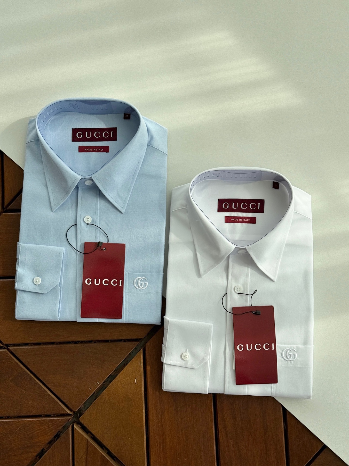 NO:550563,GUCCI, 100 double-strand high-end Oxford fabrics with liquid ammonia for 2025 autumn and winter, the quality is chosen, and the elegance is fully displayed... Unique craftsmanship, embroidered patterns, and full of details!  !  !  In busy urban life, a decent shirt is a must-have for business and casual occasions. The GUCCI brand brings you a brand new shirt experience with its excellent quality and unique design. The exquisite craftsmanship GUCCI shirts are made of high-quality fabrics, carefully tailored and sewn, and each inch reveals the craftsman's attentiveness and concentration. Whether it is the crisp neckline or the exquisite cuffs, you can stand out from the crowd. The elegant design is simple and elegant, which is the design concept of Gucci shirts. Whether it is the classic solid color style or the fashionable stripes and plaid patterns, they can meet your matching needs for different occasions. Wear it, and you will show your gentlemanly style.  In addition to the exquisite appearance, GUCCI shirts pay more attention to wearing comfort. The soft fabric fits the skin and has good breathability. Whether it is long-term work or leisure time, you can enjoy it. Quality assurance. As a well-known brand, GUCCI always adheres to the principle of quality first. Every shirt has undergone strict quality inspection to ensure that every product you receive is perfect. Choosing GUCCI is to choose a commitment to quality. In this era of pursuing personality and quality, shirts are undoubtedly your best choice. Whether it is business negotiations or casual gatherings, it can make you the focus of the audience. Come and choose a GUCCI shirt that belongs to you and start a new chapter of elegant life!  SMLXLXXL, gucci,gucci,shirts,alexander wang19860909GUCCI古驰,2025年秋冬液氨免烫100支双股高端牛津面料,品质之选,优雅尽显...工艺独特,绣花图案,细节满满！！！在繁忙的都市生活中,一件得体的衬衫是商务与休闲场合的必备之选.GUCCI品牌,以其卓越的品质和独特的设计,为您带来全新的衬衫体验.  精湛工艺GUCCI衬衫采用高品质面料,经过精细的剪裁与缝制,每一寸都透露出匠人的用心与专注.无论是领口的挺括还是袖口的精致,都让您在人群中脱颖而出.  雅设计简约而不失优雅,是古驰衬衫的设计理念.无论是经典的纯色款式还是时尚的条纹、格纹图案,都能满足您不同场合的搭配需求.穿上它,让您尽显绅士风范.  适体验除了外观的精致,GUCCI衬衫更注重穿着的舒适度.柔软的面料贴合肌肤,透气性好,无论是长时间的工作还是休闲时光,都能让您尽享自在.  品质保证作为知名品牌,GUCCI始终坚守品质至上的原则.每一件衬衫都经过严格的质量检测,确保您收到的每一件产品都是完美的.选择GUCCI就是选择一份对品质的承诺. 在这个追求个性与品质的时代,衬衫无疑是您的不二之选.无论是商务洽谈还是休闲聚会,它都能让您成为全场的焦点.快来挑选一款属于您的GUCCI衬衫,开启优雅生活的新篇章吧！ 码数SMLXLXXL,,gucci,gucci,shirts,alexander wang,Men's clothing